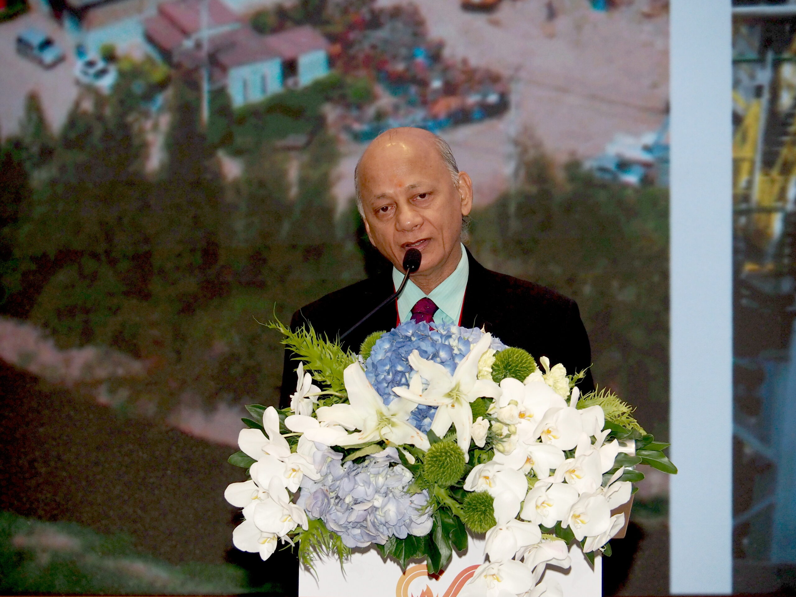 EEP ร่วมเวทีสัมมนาระดับเอเชีย EEP ร่วมเวทีสัมมนาระดับเอเชีย 9th Waste Management & Waste to Energy Asia Summit Thailand Focus เมื่อวันที่ 25 มิถุนายน 2568 ณ ห้องฟูจิ 2 บอลรูม ชั้น 4 โรงแรมนิกโก้ กรุงเทพฯ กลุ่มบริษัท อีสเทิร์น เอเนอร์จี้ พลัส จำกัด (EEP Group) ได้ตอกย้ำบทบาทการเป็นผู้นำด้านการจัดการขยะชุมชนและพลังงานสะอาดของประเทศไทย บนเวทีสัมมนาระดับภูมิภาค เอเซียในงาน “9th Waste Management & Waste to Energy Asia Summit Thailand Focus” ซึ่งจัดขึ้นโดย Innovation Networking Brainstorm Connection (INBC Global) โดยในงานนี้ นายอบีนาช มาจี้ ประธานเจ้าหน้าที่บริหารของกลุ่มบริษัท EEP ได้รับเกียรติเป็นวิทยากรปาฐกถาพิเศษ บรรยายภายใต้หัวข้อ “The latest development and future planning of EEP's waste management and Waste to Energy Business” การเข้าร่วมงานสัมมนาของกลุ่มบริษัท EEP ในครั้งนี้ สะท้อนถึงความมุ่งมั่นในการพัฒนาธุรกิจการบริหารจัดการขยะชุมชนอย่างครบวงจร ด้วยแนวทางที่ยั่งยืน เป็นมิตรต่อสิ่งแวดล้อม และตอบโจทย์การพัฒนาเศรษฐกิจหมุนเวียน (Circular Economy) ควบคู่กับการมีส่วนร่วมของชุมชน ภาพรวมการดำเนินงานของ EEP Group บริษัท อีสเทิร์น เอเนอร์จี้ พลัส จำกัด (EEP) ดำเนินธุรกิจบ่อฝังกลบขยะชุมชนภายในศูนย์บริหารจัดการขยะชุมชนแบบครบวงจร ตั้งอยู่ที่ตำบลแพรกษาใหม่ อำเภอเมืองสมุทรปราการ จังหวัดสมุทรปราการ โดยยึดแนวคิด Zero Waste ในการบริหารจัดการ รองรับขยะชุมชนจากรถเก็บขนขยะขององค์กรปกครองส่วนท้องถิ่นในจังหวัดสมุทรปราการ เพื่อเข้าสู่กระบวนการคัดแยกขยะอย่างเป็นระบบและนำมาผลิตเป็นเชื้อเพลิงขยะ RDF สำหรับป้อนเข้าสู่กระบวนการผลิตกระแสไฟฟ้าของโรงไฟฟ้าเชื้อเพลิงขยะ RDF ขนาด 9.9 เมกะวัตต์ ภายใต้ บริษัท ราชบุรี-อีอีพี รีนิวเอเบิ้ล เอนเนอจี้ จำกัด (R-EEP) รวมถึงบริการเก็บขนขยะชุมชนให้แก่บางองค์กรปกครองส่วนท้องถิ่นในจังหวัดสมุทรปราการ มายังบ่อฝังกลบขยะของบริษัท EEP ดำเนินงานโดยบริษัท สมุทรปราการ รีนิวเอเบิ้ล เอเนอร์จี้ จำกัด (SRE) และโครงการก่อสร้างโรงไฟฟ้าขยะชุมชนและบริหารจัดการโรงไฟฟ้า ทั้งหมด 3 โครงการ ได้แก่ โรงไฟฟ้าที่มีขนาดกำลังการผลิต 9.9 เมกะวัตต์ จำนวน 1 โรง และขนาดกำลังการผลิต 3.0 เมกะวัตต์ จำนวน 2 โรง ของบริษัท มหานคร กรีน เอเนอร์จี้ จำกัด (MHG) โดยมีกำหนดเริ่มเดินเครื่องภายในเดือนธันวาคม พ.ศ. 2569 บริษัท EEP มีเป้าหมายในการก้าวสู่ความเป็นผู้นำด้านการบริหารจัดการขยะชุมชนแบบครบวงจร ภายใต้การนำของนายอบีนาช มาจี้ CEO กลุ่มบริษัท EEP โดยใช้แนวคิดการบริหารจัดการขยะชุมชน แบบ 360 องศา ซึ่งคำนึงถึงสิ่งแวดล้อมและชุมชนเป็นหัวใจสำคัญ ด้วยการบูรณาการองค์ความรู้ด้านวิศวกรรมศาสตร์ วิทยาศาสตร์ และเทคโนโลยี เข้ามาใช้ในการบริหารจัดการขยะมูลฝอยชุมชนอย่างเป็นระบบ ควบคู่กับความใส่ใจต่อสิ่งแวดล้อมและความยั่งยืนในระยะยาว อาทิเช่น การพัฒนาและประยุกต์ใช้เทคโนโลยีในการจัดการก๊าซมีเทน โดยใช้วัสดุเสมือนดินที่ได้จากกระบวนการรื้อร่อน มาเป็นวัสดุปิดทับขยะบริเวณบ่อฝังกลบ ซึ่งมีคุณสมบัติเป็นชั้น Methane oxidation layer : MOL ช่วยลดปริมาณก๊าซมีเทนและกลิ่นจากการฝังกลบขยะได้ พร้อมนำนวัตกรรมการฝังกลบแบบกึ่งเติมอากาศ (Semi-aerobic landfill) มาใช้เป็นแห่งแรกในประเทศไทย รวมถึงใช้โดรนตรวจวัดอุณหภูมิ (Thermal Drone) เพื่อตรวจจับความร้อนสะสม (Hot spot) ลดความเสี่ยงการเกิดไฟไหม้ในหลุมฝังกลบขยะ ในด้านการจัดการกลิ่น กลุ่มบริษัท EEP ได้ร่วมมือกับสถาบันการศึกษา ในการนำเทคโนโลยี E-Nose (จมูกอิเล็กทรอนิกส์) มาติดตั้งในพื้นที่ชุมชนโดยรอบ พร้อมระบบแจ้งเตือนตลอด 24 ชั่วโมง เพื่อรับมือกับกลิ่นไม่พึงประสงค์อย่างมีประสิทธิภาพ รวมถึงติดตั้งระบบตรวจวัดค่าฝุ่น PM 2.5 ทั้งแบบออนไลน์และออฟไลน์ เพื่อเฝ้าระวังคุณภาพอากาศโดยรอบในพื้นที่ชุมชนและสถานประกอบการ นายอบีนาช มาจี้ CEO กลุ่มบริษัท EEP กล่าวว่า ด้วยวิสัยทัศน์อันก้าวไกลของผู้บริหารกลุ่มบริษัท EEP ในการเป็นผู้นำด้านการจัดการขยะชุมชนอย่างยั่งยืนระดับประเทศ โดยบูรณาการองค์ความรู้ด้านวิศวกรรม วิทยาศาสตร์ และเทคโนโลยีเพื่อสร้างนวัตกรรมที่ตอบโจทย์สิ่งแวดล้อมและสังคม พร้อมทำงานร่วมกับมหาวิทยาลัยชั้นนำในการวิจัยและพัฒนาโครงการในอนาคตเพื่อยกระดับการบริหารจัดการขยะในระดับประเทศ เพื่อให้สอดคล้องกับเป้าหมาย Net Zero Emission ของประเทศไทย และแนวทางการลดก๊าซเรือนกระจกตามที่ได้ตกลงไว้ในการประชุม COP26 ที่มุ่งเน้นการจำกัดอุณหภูมิโลก และสนับสนุนการเปลี่ยนผ่านสู่สังคมคาร์บอนต่ำอย่างยั่งยืน กลุ่มบริษัท EEP มุ่งมั่นขับเคลื่อนประเทศไทยสู่เป้าหมายด้านพลังงานสะอาดและการพัฒนาที่ยั่งยืนให้กับชุมชน สังคมในจังหวัดสมุทรปราการและประเทศชาติอย่างแท้จริง