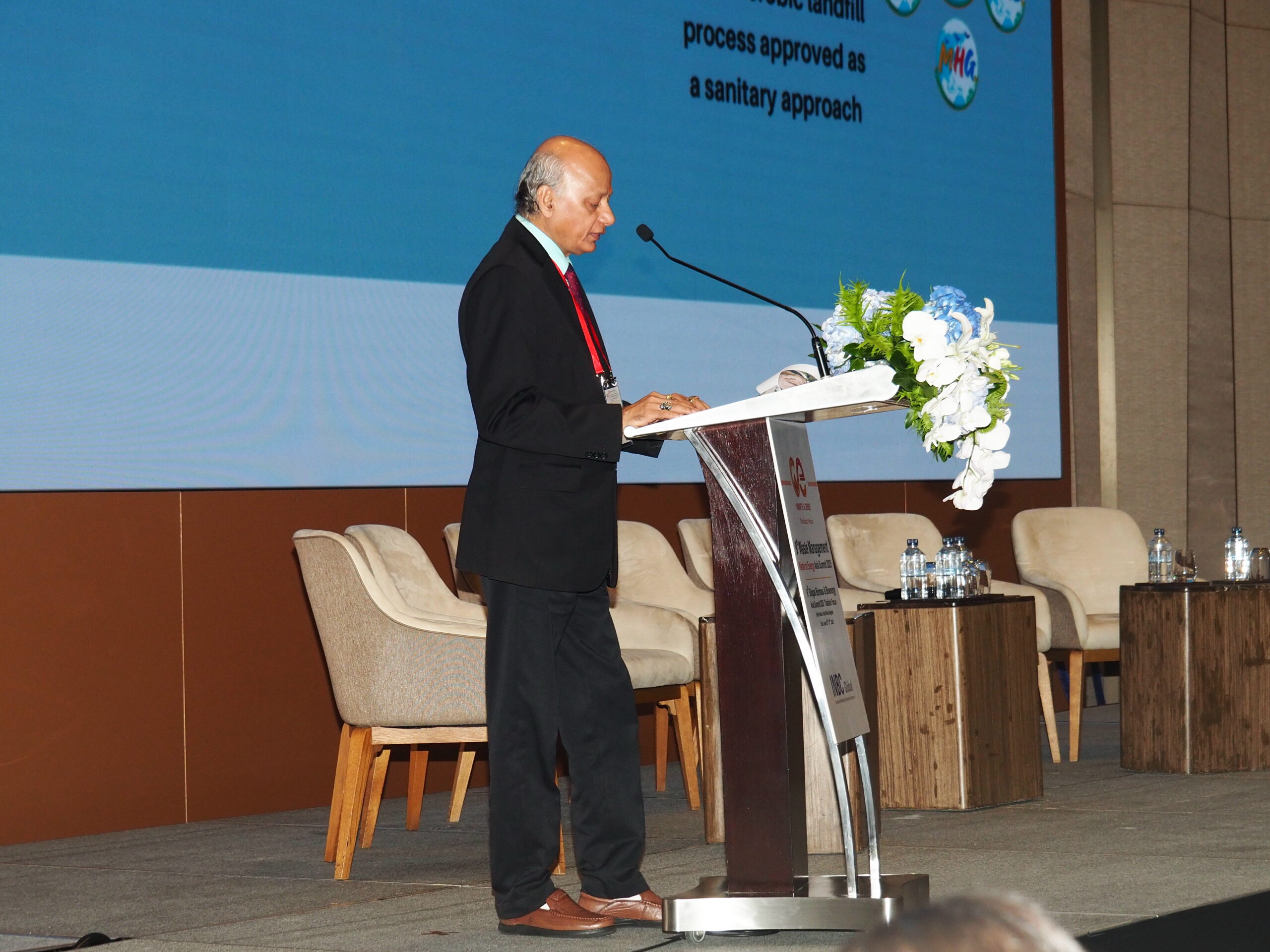 EEP ร่วมเวทีสัมมนาระดับเอเชีย EEP ร่วมเวทีสัมมนาระดับเอเชีย 9th Waste Management & Waste to Energy Asia Summit Thailand Focus เมื่อวันที่ 25 มิถุนายน 2568 ณ ห้องฟูจิ 2 บอลรูม ชั้น 4 โรงแรมนิกโก้ กรุงเทพฯ กลุ่มบริษัท อีสเทิร์น เอเนอร์จี้ พลัส จำกัด (EEP Group) ได้ตอกย้ำบทบาทการเป็นผู้นำด้านการจัดการขยะชุมชนและพลังงานสะอาดของประเทศไทย บนเวทีสัมมนาระดับภูมิภาค เอเซียในงาน “9th Waste Management & Waste to Energy Asia Summit Thailand Focus” ซึ่งจัดขึ้นโดย Innovation Networking Brainstorm Connection (INBC Global) โดยในงานนี้ นายอบีนาช มาจี้ ประธานเจ้าหน้าที่บริหารของกลุ่มบริษัท EEP ได้รับเกียรติเป็นวิทยากรปาฐกถาพิเศษ บรรยายภายใต้หัวข้อ “The latest development and future planning of EEP's waste management and Waste to Energy Business” การเข้าร่วมงานสัมมนาของกลุ่มบริษัท EEP ในครั้งนี้ สะท้อนถึงความมุ่งมั่นในการพัฒนาธุรกิจการบริหารจัดการขยะชุมชนอย่างครบวงจร ด้วยแนวทางที่ยั่งยืน เป็นมิตรต่อสิ่งแวดล้อม และตอบโจทย์การพัฒนาเศรษฐกิจหมุนเวียน (Circular Economy) ควบคู่กับการมีส่วนร่วมของชุมชน ภาพรวมการดำเนินงานของ EEP Group บริษัท อีสเทิร์น เอเนอร์จี้ พลัส จำกัด (EEP) ดำเนินธุรกิจบ่อฝังกลบขยะชุมชนภายในศูนย์บริหารจัดการขยะชุมชนแบบครบวงจร ตั้งอยู่ที่ตำบลแพรกษาใหม่ อำเภอเมืองสมุทรปราการ จังหวัดสมุทรปราการ โดยยึดแนวคิด Zero Waste ในการบริหารจัดการ รองรับขยะชุมชนจากรถเก็บขนขยะขององค์กรปกครองส่วนท้องถิ่นในจังหวัดสมุทรปราการ เพื่อเข้าสู่กระบวนการคัดแยกขยะอย่างเป็นระบบและนำมาผลิตเป็นเชื้อเพลิงขยะ RDF สำหรับป้อนเข้าสู่กระบวนการผลิตกระแสไฟฟ้าของโรงไฟฟ้าเชื้อเพลิงขยะ RDF ขนาด 9.9 เมกะวัตต์ ภายใต้ บริษัท ราชบุรี-อีอีพี รีนิวเอเบิ้ล เอนเนอจี้ จำกัด (R-EEP) รวมถึงบริการเก็บขนขยะชุมชนให้แก่บางองค์กรปกครองส่วนท้องถิ่นในจังหวัดสมุทรปราการ มายังบ่อฝังกลบขยะของบริษัท EEP ดำเนินงานโดยบริษัท สมุทรปราการ รีนิวเอเบิ้ล เอเนอร์จี้ จำกัด (SRE) และโครงการก่อสร้างโรงไฟฟ้าขยะชุมชนและบริหารจัดการโรงไฟฟ้า ทั้งหมด 3 โครงการ ได้แก่ โรงไฟฟ้าที่มีขนาดกำลังการผลิต 9.9 เมกะวัตต์ จำนวน 1 โรง และขนาดกำลังการผลิต 3.0 เมกะวัตต์ จำนวน 2 โรง ของบริษัท มหานคร กรีน เอเนอร์จี้ จำกัด (MHG) โดยมีกำหนดเริ่มเดินเครื่องภายในเดือนธันวาคม พ.ศ. 2569 บริษัท EEP มีเป้าหมายในการก้าวสู่ความเป็นผู้นำด้านการบริหารจัดการขยะชุมชนแบบครบวงจร ภายใต้การนำของนายอบีนาช มาจี้ CEO กลุ่มบริษัท EEP โดยใช้แนวคิดการบริหารจัดการขยะชุมชน แบบ 360 องศา ซึ่งคำนึงถึงสิ่งแวดล้อมและชุมชนเป็นหัวใจสำคัญ ด้วยการบูรณาการองค์ความรู้ด้านวิศวกรรมศาสตร์ วิทยาศาสตร์ และเทคโนโลยี เข้ามาใช้ในการบริหารจัดการขยะมูลฝอยชุมชนอย่างเป็นระบบ ควบคู่กับความใส่ใจต่อสิ่งแวดล้อมและความยั่งยืนในระยะยาว อาทิเช่น การพัฒนาและประยุกต์ใช้เทคโนโลยีในการจัดการก๊าซมีเทน โดยใช้วัสดุเสมือนดินที่ได้จากกระบวนการรื้อร่อน มาเป็นวัสดุปิดทับขยะบริเวณบ่อฝังกลบ ซึ่งมีคุณสมบัติเป็นชั้น Methane oxidation layer : MOL ช่วยลดปริมาณก๊าซมีเทนและกลิ่นจากการฝังกลบขยะได้ พร้อมนำนวัตกรรมการฝังกลบแบบกึ่งเติมอากาศ (Semi-aerobic landfill) มาใช้เป็นแห่งแรกในประเทศไทย รวมถึงใช้โดรนตรวจวัดอุณหภูมิ (Thermal Drone) เพื่อตรวจจับความร้อนสะสม (Hot spot) ลดความเสี่ยงการเกิดไฟไหม้ในหลุมฝังกลบขยะ ในด้านการจัดการกลิ่น กลุ่มบริษัท EEP ได้ร่วมมือกับสถาบันการศึกษา ในการนำเทคโนโลยี E-Nose (จมูกอิเล็กทรอนิกส์) มาติดตั้งในพื้นที่ชุมชนโดยรอบ พร้อมระบบแจ้งเตือนตลอด 24 ชั่วโมง เพื่อรับมือกับกลิ่นไม่พึงประสงค์อย่างมีประสิทธิภาพ รวมถึงติดตั้งระบบตรวจวัดค่าฝุ่น PM 2.5 ทั้งแบบออนไลน์และออฟไลน์ เพื่อเฝ้าระวังคุณภาพอากาศโดยรอบในพื้นที่ชุมชนและสถานประกอบการ นายอบีนาช มาจี้ CEO กลุ่มบริษัท EEP กล่าวว่า ด้วยวิสัยทัศน์อันก้าวไกลของผู้บริหารกลุ่มบริษัท EEP ในการเป็นผู้นำด้านการจัดการขยะชุมชนอย่างยั่งยืนระดับประเทศ โดยบูรณาการองค์ความรู้ด้านวิศวกรรม วิทยาศาสตร์ และเทคโนโลยีเพื่อสร้างนวัตกรรมที่ตอบโจทย์สิ่งแวดล้อมและสังคม พร้อมทำงานร่วมกับมหาวิทยาลัยชั้นนำในการวิจัยและพัฒนาโครงการในอนาคตเพื่อยกระดับการบริหารจัดการขยะในระดับประเทศ เพื่อให้สอดคล้องกับเป้าหมาย Net Zero Emission ของประเทศไทย และแนวทางการลดก๊าซเรือนกระจกตามที่ได้ตกลงไว้ในการประชุม COP26 ที่มุ่งเน้นการจำกัดอุณหภูมิโลก และสนับสนุนการเปลี่ยนผ่านสู่สังคมคาร์บอนต่ำอย่างยั่งยืน กลุ่มบริษัท EEP มุ่งมั่นขับเคลื่อนประเทศไทยสู่เป้าหมายด้านพลังงานสะอาดและการพัฒนาที่ยั่งยืนให้กับชุมชน สังคมในจังหวัดสมุทรปราการและประเทศชาติอย่างแท้จริง