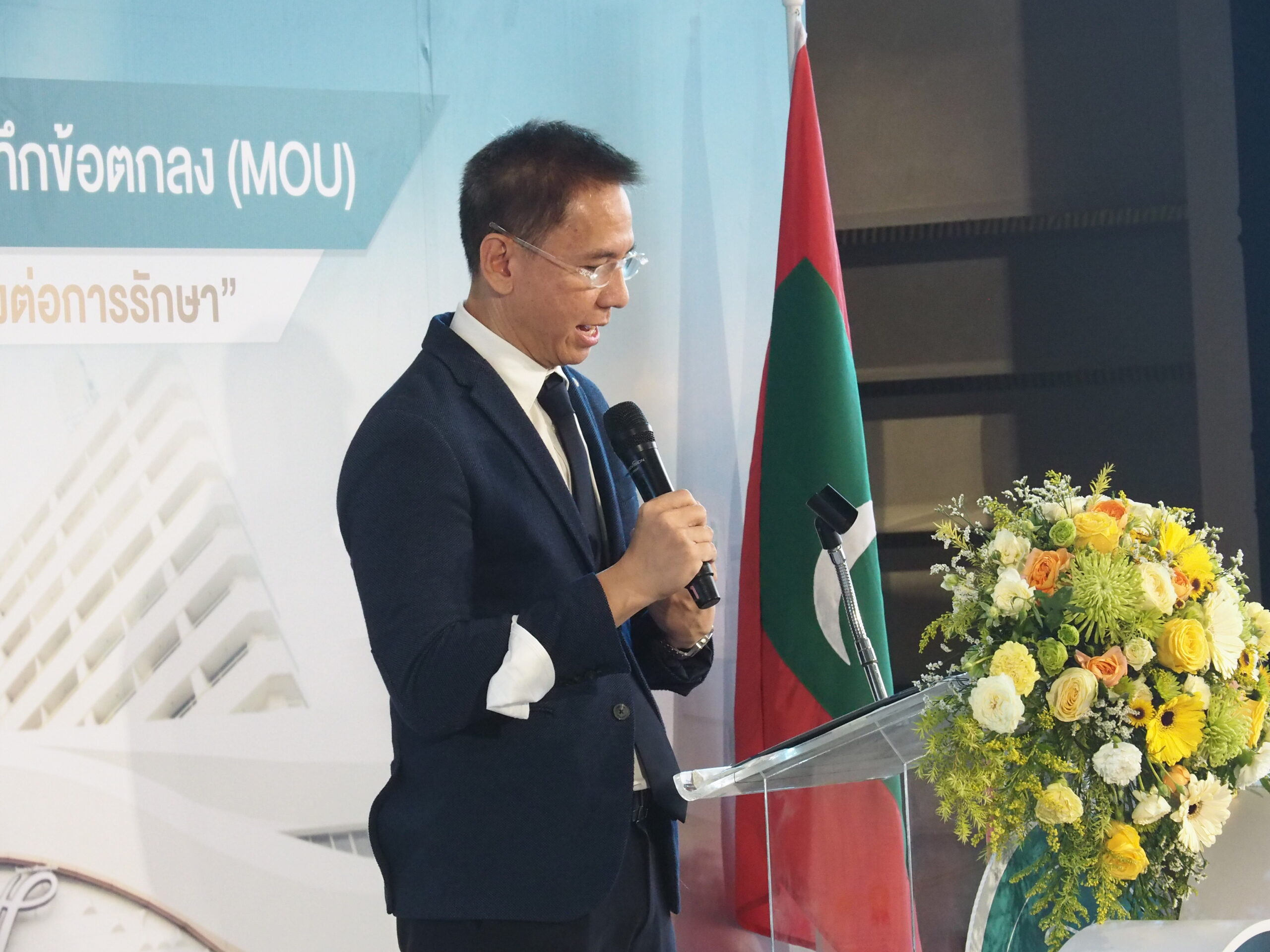 รพ.ไทยนครินทร์จัดงานฉลองครบรอบ32ปีร่วมลงนามเอ็มโอยูหน่วยงานด้านสุขภาพ โรงพยาบาลไทยนครินทร์ ฉลองครบรอบ 32 ปี จากจุดเริ่มต้นเล็ก ๆ สู่ ‘Trustable Health Partner’ ที่เป็นมากกว่าโรงพยาบาล โรงพยาบาลไทยนครินทร์ฉลองวาระครบรอบ 32 ปีของการให้บริการทางการแพทย์ ด้วยบทพิสูจน์แห่งการเติบโตที่ไม่เคยหยุดนิ่ง พร้อมตอกย้ำบทบาทใหม่ในฐานะ ‘Trustable Health Partner’ ที่มากกว่าการเป็นโรงพยาบาล ด้วยแนวคิดที่เน้นการดูแลสุขภาพอย่างยั่งยืนและใส่ใจในทุกมิติของประชาชนทุกคน นพ.เจริญ มีนสุข ประธานกรรมการบริษัท โรงพยาบาลไทยนครินทร์ จำกัด (มหาชน) กล่าวถึงจุดเริ่มต้นของความมั่นใจว่า “โรงพยาบาลไทยนครินทร์เปิดให้บริการแก่ประชาชนอย่างเป็นทางการในปี พ.ศ. 2536 ด้วยปณิธานในการยกระดับคุณภาพชีวิตของชาวบางนา โดยเริ่มต้นจาก 6 แผนกหลัก ได้แก่ อายุรกรรม ศัลยกรรม สูติ-นรีเวช ตา-หู-คอ-จมูก ทันตกรรม และกุมารเวชกรรม และด้วยแรงสนับสนุนจากความไว้วางใจของผู้รับบริการ โรงพยาบาลฯ จึงเติบโตและพัฒนาอย่างไม่หยุดยั้งตลอดกว่า 30 ปีที่ผ่านมา โดยขยายบริการดูแลรักษาเฉพาะทางอย่างต่อเนื่อง อาทิ แผนกสวนหัวใจ (Cardiac Catheterization) และศูนย์ไตเทียม เพื่อรองรับผู้ป่วยโรคหัวใจและไตอย่างมีประสิทธิภาพ ต่อเนื่องด้วยการเปิดศูนย์มะเร็งโฮลิสติค เพื่อดูแลผู้ป่วยมะเร็งแบบองค์รวมทั้งร่างกายและจิตใจ ศูนย์โรคทางเดินอาหาร และศูนย์โรคเต้านม เพื่อรองรับโรคเฉพาะทางอย่างครอบคลุม รวมไปถึงศูนย์สมองและระบบประสาท ยกระดับการดูแลผู้ป่วยด้วยทีมแพทย์เฉพาะทางและเทคโนโลยีที่ทันสมัย” “ความสำเร็จตลอดระยะเวลาที่ผ่านมา ล้วนเกิดจากการดูแลรักษาด้วยความใส่ใจ ความเข้าใจในความต้องการของผู้รับบริการ รวมถึงความมุ่งมั่นในการพัฒนาอย่างต่อเนื่อง ทั้งด้านบุคลากรทางการแพทย์และเทคโนโลยีที่ทันสมัย เพื่อให้บริการทางการแพทย์มีคุณภาพและประสิทธิภาพสูงสุด จากจุดเริ่มต้นที่มุ่งยกระดับคุณภาพชีวิตของประชาชนชาวบางนา ต่อมาเราได้ขยายการบริการไปสู่ประชาชนในเขตกรุงเทพตะวันออก และภาคตะวันออกของประเทศไทย และวันนี้เราพร้อมที่จะก้าวสู่การให้บริการระดับสู่สากล เพื่อตอบสนองความต้องการของผู้ป่วยต่างชาติอย่างเต็มศักยภาพ” ด้านคุณฐิติ สิหนาทกถากุล ประธานบริหาร ได้พูดถึงการปรับตัวเพื่อความยั่งยืน พร้อมเดินหน้าสู่อนาคต “นอกจากการดูแลรักษาโรคแล้ว โรงพยาบาลไทยนครินทร์ยังมุ่งสู่การดูแลสุขภาพเชิงป้องกัน และการแพทย์แม่นยำที่ตอบโจทย์การวางแผนการรักษาที่เหมาะสมเฉพาะบุคคล โดยเฉพาะในช่วงไม่กี่ปีที่ผ่านมา โรงพยาบาลไทยนครินทร์ได้พัฒนาอย่างก้าวกระโดด เพื่อตอบรับกับแนวโน้มการดูแลสุขภาพแบบองค์รวมและการแพทย์สมัยใหม่ที่เน้นการป้องกันและความแม่นยำเฉพาะบุคคล โดยมีจุดเปลี่ยนสำคัญที่เกิดขึ้นอย่างต่อเนื่อง ไม่ว่าจะเป็นการเราได้เปิดตัว Thainakarin Wellness Center ศูนย์ส่งเสริมสุขภาพองค์รวม ที่มุ่งเน้นการดูแลสุขภาพเชิงป้องกันและการส่งเสริมสุขภาวะในทุกมิติของชีวิต หลังจากนั้นเราก็เปิดให้บริการ Linac Center ศูนย์รังสีรักษามะเร็งด้วยเทคโนโลยี Vital Beam ที่ทันสมัย สามารถควบคุมการกระจายของรังสีได้อย่างแม่นยำ ลดผลกระทบต่อเนื้อเยื่อปกติ และเพื่อรองรับแนวโน้มกลุ่มโรคอ้วนและกลุ่มโรคไม่ติดต่อเรื้อรัง (NCDs) ด้วยแนวทางการดูแลรักษาแบบองค์รวมทั้งร่างกายและพฤติกรรมการใช้ชีวิต (Life Style) มีการเปิดศูนย์ Healthy Weight Center และเมื่อเดือนกุมภาพันธ์ 2568 ที่ผ่านมา โรงพยาบาลไทยนครินทร์ได้ยกระดับการดูแลผู้ป่วยมะเร็งไปอีกขั้นด้วยการเปิดตัว Thainakarin Precision Oncology Center (TPOC) ศูนย์มะเร็งมุ่งเป้าเฉพาะบุคคล ที่นำเทคโนโลยีการรักษาและการวิเคราะห์ข้อมูลเชิงลึกมาปรับใช้กับการรักษาเฉพาะผู้ป่วยแต่ละรายอย่างแม่นยำและตรงจุด” ล่าสุด โรงพยาบาลไทยนครินทร์ยังได้ขยายความร่วมมือในระดับนานาชาติ ด้วยการลงนามบันทึกความร่วมมือ (MOU) กับ บริษัท อาซานดา จำกัด (AASANDHA Co., Ltd.) จากประเทศมัลดีฟส์ ซึ่งเป็นหน่วยงานภาครัฐด้านสุขภาพที่สำคัญของประเทศ ความร่วมมือในครั้งนี้จะนำไปสู่การดูแลผู้ป่วยต่างชาติด้วยมาตรฐานทางการแพทย์ระดับสากล ครอบคลุมตั้งแต่การวางแผนการรักษา การเดินทาง การพักฟื้น ตลอดจนบริการเฉพาะทางที่ครอบคลุมทุกมิติของสุขภาพ ถือเป็นอีกหนึ่งก้าวสำคัญที่สะท้อนพันธกิจ “Growing with Trust” อย่างชัดเจน ทั้งในแง่ของความเชื่อมั่นที่ขยายข้ามพรมแดน และความมุ่งมั่นในการเป็นพันธมิตรสุขภาพที่เชื่อถือได้ในระดับภูมิภาค นอกจากนี้ยังได้ตอกย้ำความเป็นผู้นำด้านสุขภาพโดยการขยายเครือข่ายพื้นที่ให้บริการเพื่อเข้าถึงชุมชนมากยิ่งขึ้น โดยเปิดให้บริการ ไทยนครินทร์คลินิกเวชกรรม ตลาดทิพย์เกสร, โรงพยาบาลเฉพาะทางเต้านมและนรีเวชไทยนครินทร์ที่จังหวัดฉะเชิงเทรา รวมถึงการร่วมมือกับสำนักงานประกันสังคมเพื่อดูแลผู้ประกันตนด้านโรคหัวใจทั่วประเทศใน 4 หัตถการสำคัญเพื่อให้ผู้ประกันตนเข้าถึงการรักษาที่รวดเร็วขึ้น ทั้งหมดนี้สะท้อนถึงเป้าหมายของไทยนครินทร์ในการเป็น “ระบบสุขภาพที่ครบทุกมิติ” โดยไม่ยึดติดเพียงบทบาทของโรงพยาบาลเท่านั้น “เพราะเราเป็นมากกว่าโรงพยาบาล” เปรียบเสมือนผู้ที่เดินทางเคียงข้างกัน พร้อมดูแลกันในทุกช่วงเวลาสำคัญของชีวิต โรงพยาบาลไทยนครินทร์เราไม่ได้เติบโตจากเทคโนโลยีเพียงอย่างเดียว หากแต่เติบโตจากความไว้วางใจที่ผู้ป่วยและครอบครัวมอบให้ โดยสะท้อนผ่านการออกแบบบริการที่เข้าใจทุกมิติของมนุษย์ ล่าสุดได้เปิดศูนย์สุขภาพเพศไทยนครินทร์ (Thainakarin Safe Space Center) เพื่อเป็นพื้นที่แห่งสุขภาพดีและปลอดภัยสำหรับทุกความแตกต่างหลากหลายทางเพศและอัตลักษณ์ รวมถึงการเปิด Bone and Body Wellness Center ที่พร้อมให้การดูแลสุขภาพของผู้สูงอายุ ให้การรักษาเชิงป้องกัน (Preventive Medicine) ด้วยทีมแพทย์เฉพาะทางและสหสาขาวิชาชีพ (Multidisciplinary Team: MDT) เพื่อเป็นการส่งเสริมคุณภาพชีวิตผู้สูงอายุให้ดีขึ้น โรงพยาบาลไทยนครินทร์ในวันนี้เติบโตด้วยความไว้วางใจ (Growing with Trust) ก้าวสู่ปีที่ 32 อย่างสง่างาม ในบทบาทที่ชัดเจนยิ่งกว่าการเป็นสถานพยาบาล นั่นคือ “Trustable Health Partner” ที่พร้อมเดินเคียงข้างทุกคนในทุกช่วงของชีวิต ด้วยหัวใจที่เชื่อมั่นในศักยภาพและพลังของสุขภาพที่ดี “เพราะสุขภาพไม่ใช่แค่การรักษา แต่คือการได้รับความไว้วางใจให้เราดูแล” 