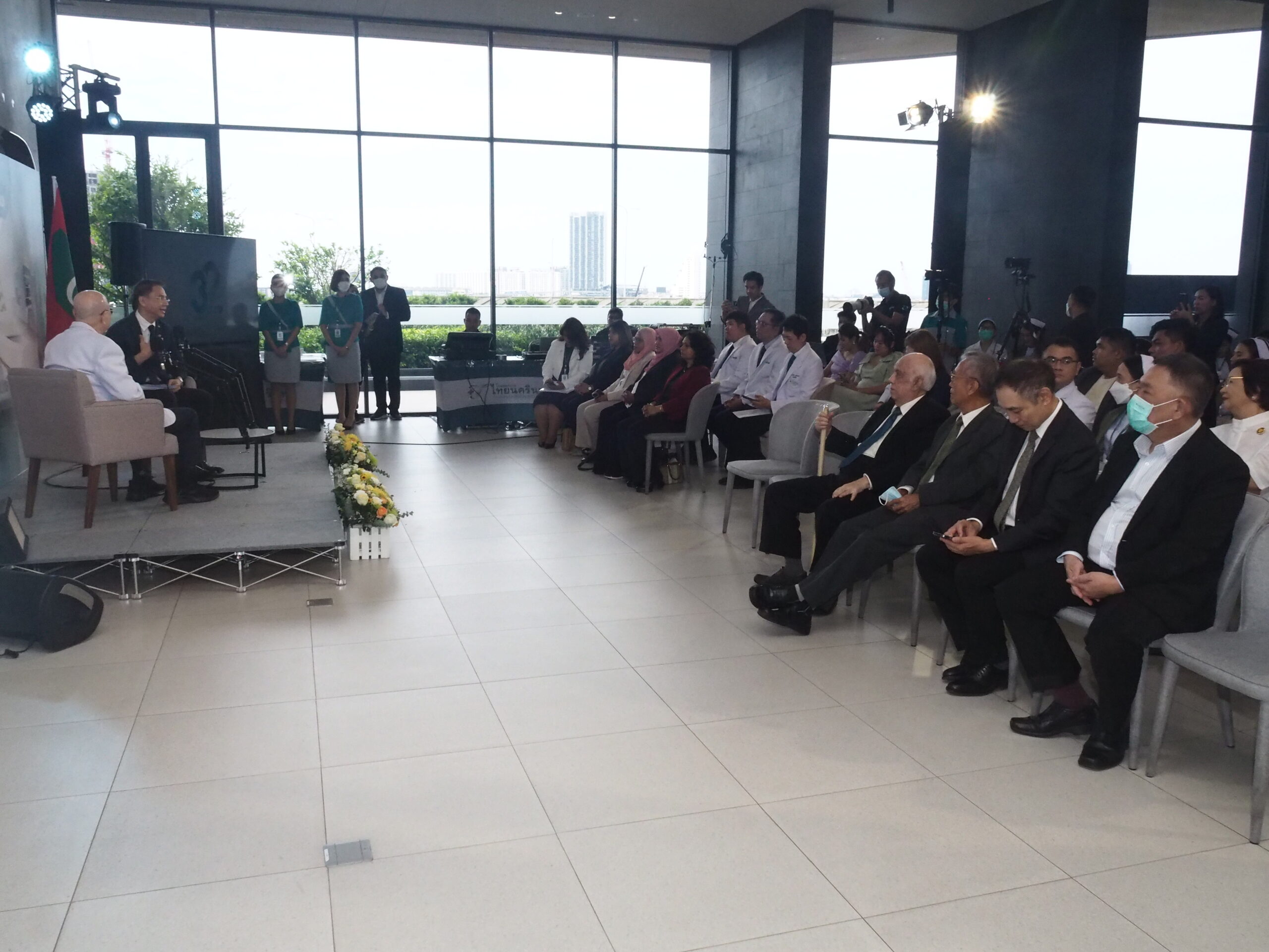 รพ.ไทยนครินทร์จัดงานฉลองครบรอบ32ปีร่วมลงนามเอ็มโอยูหน่วยงานด้านสุขภาพ โรงพยาบาลไทยนครินทร์ ฉลองครบรอบ 32 ปี จากจุดเริ่มต้นเล็ก ๆ สู่ ‘Trustable Health Partner’ ที่เป็นมากกว่าโรงพยาบาล โรงพยาบาลไทยนครินทร์ฉลองวาระครบรอบ 32 ปีของการให้บริการทางการแพทย์ ด้วยบทพิสูจน์แห่งการเติบโตที่ไม่เคยหยุดนิ่ง พร้อมตอกย้ำบทบาทใหม่ในฐานะ ‘Trustable Health Partner’ ที่มากกว่าการเป็นโรงพยาบาล ด้วยแนวคิดที่เน้นการดูแลสุขภาพอย่างยั่งยืนและใส่ใจในทุกมิติของประชาชนทุกคน นพ.เจริญ มีนสุข ประธานกรรมการบริษัท โรงพยาบาลไทยนครินทร์ จำกัด (มหาชน) กล่าวถึงจุดเริ่มต้นของความมั่นใจว่า “โรงพยาบาลไทยนครินทร์เปิดให้บริการแก่ประชาชนอย่างเป็นทางการในปี พ.ศ. 2536 ด้วยปณิธานในการยกระดับคุณภาพชีวิตของชาวบางนา โดยเริ่มต้นจาก 6 แผนกหลัก ได้แก่ อายุรกรรม ศัลยกรรม สูติ-นรีเวช ตา-หู-คอ-จมูก ทันตกรรม และกุมารเวชกรรม และด้วยแรงสนับสนุนจากความไว้วางใจของผู้รับบริการ โรงพยาบาลฯ จึงเติบโตและพัฒนาอย่างไม่หยุดยั้งตลอดกว่า 30 ปีที่ผ่านมา โดยขยายบริการดูแลรักษาเฉพาะทางอย่างต่อเนื่อง อาทิ แผนกสวนหัวใจ (Cardiac Catheterization) และศูนย์ไตเทียม เพื่อรองรับผู้ป่วยโรคหัวใจและไตอย่างมีประสิทธิภาพ ต่อเนื่องด้วยการเปิดศูนย์มะเร็งโฮลิสติค เพื่อดูแลผู้ป่วยมะเร็งแบบองค์รวมทั้งร่างกายและจิตใจ ศูนย์โรคทางเดินอาหาร และศูนย์โรคเต้านม เพื่อรองรับโรคเฉพาะทางอย่างครอบคลุม รวมไปถึงศูนย์สมองและระบบประสาท ยกระดับการดูแลผู้ป่วยด้วยทีมแพทย์เฉพาะทางและเทคโนโลยีที่ทันสมัย” “ความสำเร็จตลอดระยะเวลาที่ผ่านมา ล้วนเกิดจากการดูแลรักษาด้วยความใส่ใจ ความเข้าใจในความต้องการของผู้รับบริการ รวมถึงความมุ่งมั่นในการพัฒนาอย่างต่อเนื่อง ทั้งด้านบุคลากรทางการแพทย์และเทคโนโลยีที่ทันสมัย เพื่อให้บริการทางการแพทย์มีคุณภาพและประสิทธิภาพสูงสุด จากจุดเริ่มต้นที่มุ่งยกระดับคุณภาพชีวิตของประชาชนชาวบางนา ต่อมาเราได้ขยายการบริการไปสู่ประชาชนในเขตกรุงเทพตะวันออก และภาคตะวันออกของประเทศไทย และวันนี้เราพร้อมที่จะก้าวสู่การให้บริการระดับสู่สากล เพื่อตอบสนองความต้องการของผู้ป่วยต่างชาติอย่างเต็มศักยภาพ” ด้านคุณฐิติ สิหนาทกถากุล ประธานบริหาร ได้พูดถึงการปรับตัวเพื่อความยั่งยืน พร้อมเดินหน้าสู่อนาคต “นอกจากการดูแลรักษาโรคแล้ว โรงพยาบาลไทยนครินทร์ยังมุ่งสู่การดูแลสุขภาพเชิงป้องกัน และการแพทย์แม่นยำที่ตอบโจทย์การวางแผนการรักษาที่เหมาะสมเฉพาะบุคคล โดยเฉพาะในช่วงไม่กี่ปีที่ผ่านมา โรงพยาบาลไทยนครินทร์ได้พัฒนาอย่างก้าวกระโดด เพื่อตอบรับกับแนวโน้มการดูแลสุขภาพแบบองค์รวมและการแพทย์สมัยใหม่ที่เน้นการป้องกันและความแม่นยำเฉพาะบุคคล โดยมีจุดเปลี่ยนสำคัญที่เกิดขึ้นอย่างต่อเนื่อง ไม่ว่าจะเป็นการเราได้เปิดตัว Thainakarin Wellness Center ศูนย์ส่งเสริมสุขภาพองค์รวม ที่มุ่งเน้นการดูแลสุขภาพเชิงป้องกันและการส่งเสริมสุขภาวะในทุกมิติของชีวิต หลังจากนั้นเราก็เปิดให้บริการ Linac Center ศูนย์รังสีรักษามะเร็งด้วยเทคโนโลยี Vital Beam ที่ทันสมัย สามารถควบคุมการกระจายของรังสีได้อย่างแม่นยำ ลดผลกระทบต่อเนื้อเยื่อปกติ และเพื่อรองรับแนวโน้มกลุ่มโรคอ้วนและกลุ่มโรคไม่ติดต่อเรื้อรัง (NCDs) ด้วยแนวทางการดูแลรักษาแบบองค์รวมทั้งร่างกายและพฤติกรรมการใช้ชีวิต (Life Style) มีการเปิดศูนย์ Healthy Weight Center และเมื่อเดือนกุมภาพันธ์ 2568 ที่ผ่านมา โรงพยาบาลไทยนครินทร์ได้ยกระดับการดูแลผู้ป่วยมะเร็งไปอีกขั้นด้วยการเปิดตัว Thainakarin Precision Oncology Center (TPOC) ศูนย์มะเร็งมุ่งเป้าเฉพาะบุคคล ที่นำเทคโนโลยีการรักษาและการวิเคราะห์ข้อมูลเชิงลึกมาปรับใช้กับการรักษาเฉพาะผู้ป่วยแต่ละรายอย่างแม่นยำและตรงจุด” ล่าสุด โรงพยาบาลไทยนครินทร์ยังได้ขยายความร่วมมือในระดับนานาชาติ ด้วยการลงนามบันทึกความร่วมมือ (MOU) กับ บริษัท อาซานดา จำกัด (AASANDHA Co., Ltd.) จากประเทศมัลดีฟส์ ซึ่งเป็นหน่วยงานภาครัฐด้านสุขภาพที่สำคัญของประเทศ ความร่วมมือในครั้งนี้จะนำไปสู่การดูแลผู้ป่วยต่างชาติด้วยมาตรฐานทางการแพทย์ระดับสากล ครอบคลุมตั้งแต่การวางแผนการรักษา การเดินทาง การพักฟื้น ตลอดจนบริการเฉพาะทางที่ครอบคลุมทุกมิติของสุขภาพ ถือเป็นอีกหนึ่งก้าวสำคัญที่สะท้อนพันธกิจ “Growing with Trust” อย่างชัดเจน ทั้งในแง่ของความเชื่อมั่นที่ขยายข้ามพรมแดน และความมุ่งมั่นในการเป็นพันธมิตรสุขภาพที่เชื่อถือได้ในระดับภูมิภาค นอกจากนี้ยังได้ตอกย้ำความเป็นผู้นำด้านสุขภาพโดยการขยายเครือข่ายพื้นที่ให้บริการเพื่อเข้าถึงชุมชนมากยิ่งขึ้น โดยเปิดให้บริการ ไทยนครินทร์คลินิกเวชกรรม ตลาดทิพย์เกสร, โรงพยาบาลเฉพาะทางเต้านมและนรีเวชไทยนครินทร์ที่จังหวัดฉะเชิงเทรา รวมถึงการร่วมมือกับสำนักงานประกันสังคมเพื่อดูแลผู้ประกันตนด้านโรคหัวใจทั่วประเทศใน 4 หัตถการสำคัญเพื่อให้ผู้ประกันตนเข้าถึงการรักษาที่รวดเร็วขึ้น ทั้งหมดนี้สะท้อนถึงเป้าหมายของไทยนครินทร์ในการเป็น “ระบบสุขภาพที่ครบทุกมิติ” โดยไม่ยึดติดเพียงบทบาทของโรงพยาบาลเท่านั้น “เพราะเราเป็นมากกว่าโรงพยาบาล” เปรียบเสมือนผู้ที่เดินทางเคียงข้างกัน พร้อมดูแลกันในทุกช่วงเวลาสำคัญของชีวิต โรงพยาบาลไทยนครินทร์เราไม่ได้เติบโตจากเทคโนโลยีเพียงอย่างเดียว หากแต่เติบโตจากความไว้วางใจที่ผู้ป่วยและครอบครัวมอบให้ โดยสะท้อนผ่านการออกแบบบริการที่เข้าใจทุกมิติของมนุษย์ ล่าสุดได้เปิดศูนย์สุขภาพเพศไทยนครินทร์ (Thainakarin Safe Space Center) เพื่อเป็นพื้นที่แห่งสุขภาพดีและปลอดภัยสำหรับทุกความแตกต่างหลากหลายทางเพศและอัตลักษณ์ รวมถึงการเปิด Bone and Body Wellness Center ที่พร้อมให้การดูแลสุขภาพของผู้สูงอายุ ให้การรักษาเชิงป้องกัน (Preventive Medicine) ด้วยทีมแพทย์เฉพาะทางและสหสาขาวิชาชีพ (Multidisciplinary Team: MDT) เพื่อเป็นการส่งเสริมคุณภาพชีวิตผู้สูงอายุให้ดีขึ้น โรงพยาบาลไทยนครินทร์ในวันนี้เติบโตด้วยความไว้วางใจ (Growing with Trust) ก้าวสู่ปีที่ 32 อย่างสง่างาม ในบทบาทที่ชัดเจนยิ่งกว่าการเป็นสถานพยาบาล นั่นคือ “Trustable Health Partner” ที่พร้อมเดินเคียงข้างทุกคนในทุกช่วงของชีวิต ด้วยหัวใจที่เชื่อมั่นในศักยภาพและพลังของสุขภาพที่ดี “เพราะสุขภาพไม่ใช่แค่การรักษา แต่คือการได้รับความไว้วางใจให้เราดูแล” 