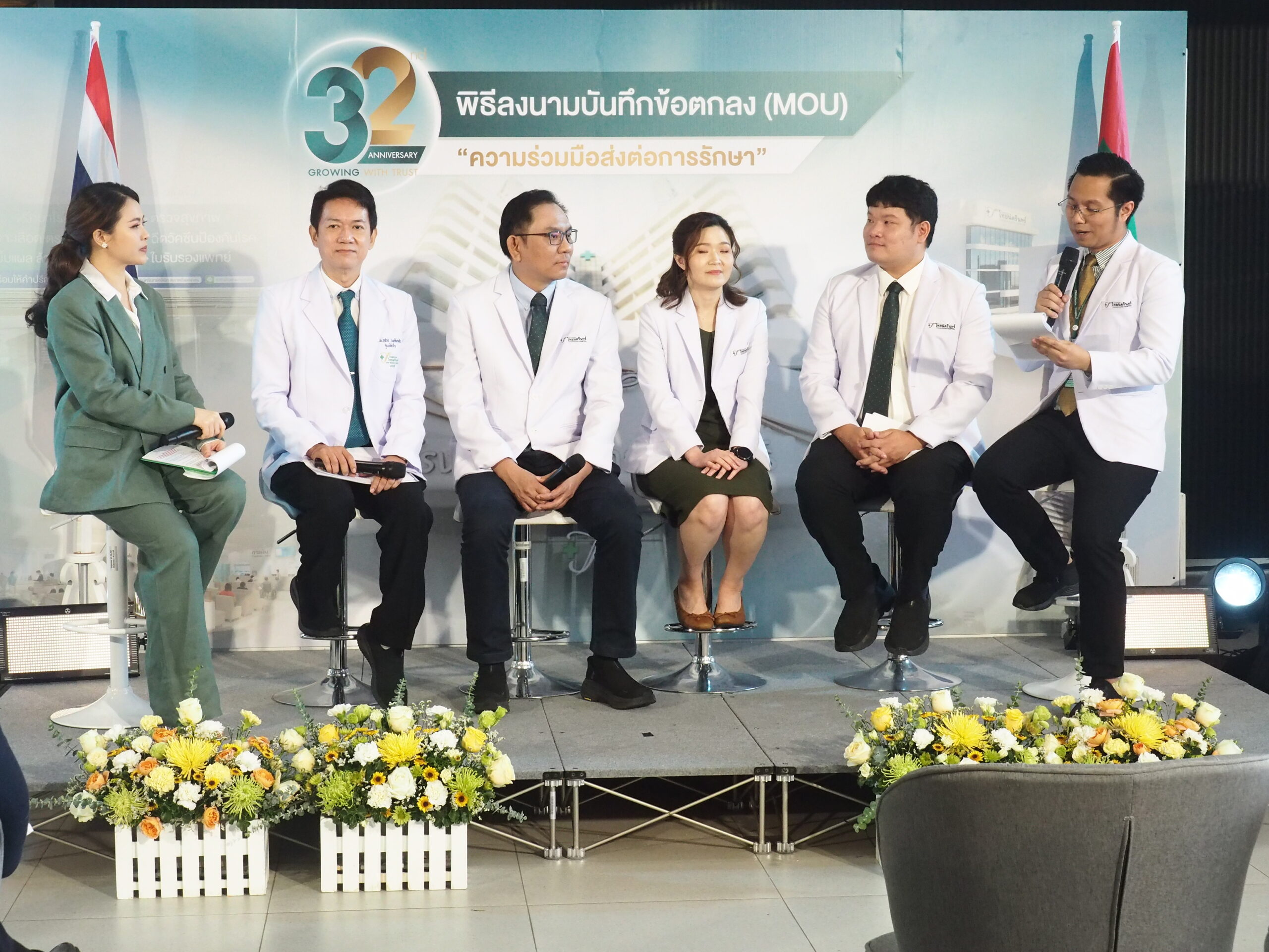 รพ.ไทยนครินทร์จัดงานฉลองครบรอบ32ปีร่วมลงนามเอ็มโอยูหน่วยงานด้านสุขภาพ โรงพยาบาลไทยนครินทร์ ฉลองครบรอบ 32 ปี จากจุดเริ่มต้นเล็ก ๆ สู่ ‘Trustable Health Partner’ ที่เป็นมากกว่าโรงพยาบาล โรงพยาบาลไทยนครินทร์ฉลองวาระครบรอบ 32 ปีของการให้บริการทางการแพทย์ ด้วยบทพิสูจน์แห่งการเติบโตที่ไม่เคยหยุดนิ่ง พร้อมตอกย้ำบทบาทใหม่ในฐานะ ‘Trustable Health Partner’ ที่มากกว่าการเป็นโรงพยาบาล ด้วยแนวคิดที่เน้นการดูแลสุขภาพอย่างยั่งยืนและใส่ใจในทุกมิติของประชาชนทุกคน นพ.เจริญ มีนสุข ประธานกรรมการบริษัท โรงพยาบาลไทยนครินทร์ จำกัด (มหาชน) กล่าวถึงจุดเริ่มต้นของความมั่นใจว่า “โรงพยาบาลไทยนครินทร์เปิดให้บริการแก่ประชาชนอย่างเป็นทางการในปี พ.ศ. 2536 ด้วยปณิธานในการยกระดับคุณภาพชีวิตของชาวบางนา โดยเริ่มต้นจาก 6 แผนกหลัก ได้แก่ อายุรกรรม ศัลยกรรม สูติ-นรีเวช ตา-หู-คอ-จมูก ทันตกรรม และกุมารเวชกรรม และด้วยแรงสนับสนุนจากความไว้วางใจของผู้รับบริการ โรงพยาบาลฯ จึงเติบโตและพัฒนาอย่างไม่หยุดยั้งตลอดกว่า 30 ปีที่ผ่านมา โดยขยายบริการดูแลรักษาเฉพาะทางอย่างต่อเนื่อง อาทิ แผนกสวนหัวใจ (Cardiac Catheterization) และศูนย์ไตเทียม เพื่อรองรับผู้ป่วยโรคหัวใจและไตอย่างมีประสิทธิภาพ ต่อเนื่องด้วยการเปิดศูนย์มะเร็งโฮลิสติค เพื่อดูแลผู้ป่วยมะเร็งแบบองค์รวมทั้งร่างกายและจิตใจ ศูนย์โรคทางเดินอาหาร และศูนย์โรคเต้านม เพื่อรองรับโรคเฉพาะทางอย่างครอบคลุม รวมไปถึงศูนย์สมองและระบบประสาท ยกระดับการดูแลผู้ป่วยด้วยทีมแพทย์เฉพาะทางและเทคโนโลยีที่ทันสมัย” “ความสำเร็จตลอดระยะเวลาที่ผ่านมา ล้วนเกิดจากการดูแลรักษาด้วยความใส่ใจ ความเข้าใจในความต้องการของผู้รับบริการ รวมถึงความมุ่งมั่นในการพัฒนาอย่างต่อเนื่อง ทั้งด้านบุคลากรทางการแพทย์และเทคโนโลยีที่ทันสมัย เพื่อให้บริการทางการแพทย์มีคุณภาพและประสิทธิภาพสูงสุด จากจุดเริ่มต้นที่มุ่งยกระดับคุณภาพชีวิตของประชาชนชาวบางนา ต่อมาเราได้ขยายการบริการไปสู่ประชาชนในเขตกรุงเทพตะวันออก และภาคตะวันออกของประเทศไทย และวันนี้เราพร้อมที่จะก้าวสู่การให้บริการระดับสู่สากล เพื่อตอบสนองความต้องการของผู้ป่วยต่างชาติอย่างเต็มศักยภาพ” ด้านคุณฐิติ สิหนาทกถากุล ประธานบริหาร ได้พูดถึงการปรับตัวเพื่อความยั่งยืน พร้อมเดินหน้าสู่อนาคต “นอกจากการดูแลรักษาโรคแล้ว โรงพยาบาลไทยนครินทร์ยังมุ่งสู่การดูแลสุขภาพเชิงป้องกัน และการแพทย์แม่นยำที่ตอบโจทย์การวางแผนการรักษาที่เหมาะสมเฉพาะบุคคล โดยเฉพาะในช่วงไม่กี่ปีที่ผ่านมา โรงพยาบาลไทยนครินทร์ได้พัฒนาอย่างก้าวกระโดด เพื่อตอบรับกับแนวโน้มการดูแลสุขภาพแบบองค์รวมและการแพทย์สมัยใหม่ที่เน้นการป้องกันและความแม่นยำเฉพาะบุคคล โดยมีจุดเปลี่ยนสำคัญที่เกิดขึ้นอย่างต่อเนื่อง ไม่ว่าจะเป็นการเราได้เปิดตัว Thainakarin Wellness Center ศูนย์ส่งเสริมสุขภาพองค์รวม ที่มุ่งเน้นการดูแลสุขภาพเชิงป้องกันและการส่งเสริมสุขภาวะในทุกมิติของชีวิต หลังจากนั้นเราก็เปิดให้บริการ Linac Center ศูนย์รังสีรักษามะเร็งด้วยเทคโนโลยี Vital Beam ที่ทันสมัย สามารถควบคุมการกระจายของรังสีได้อย่างแม่นยำ ลดผลกระทบต่อเนื้อเยื่อปกติ และเพื่อรองรับแนวโน้มกลุ่มโรคอ้วนและกลุ่มโรคไม่ติดต่อเรื้อรัง (NCDs) ด้วยแนวทางการดูแลรักษาแบบองค์รวมทั้งร่างกายและพฤติกรรมการใช้ชีวิต (Life Style) มีการเปิดศูนย์ Healthy Weight Center และเมื่อเดือนกุมภาพันธ์ 2568 ที่ผ่านมา โรงพยาบาลไทยนครินทร์ได้ยกระดับการดูแลผู้ป่วยมะเร็งไปอีกขั้นด้วยการเปิดตัว Thainakarin Precision Oncology Center (TPOC) ศูนย์มะเร็งมุ่งเป้าเฉพาะบุคคล ที่นำเทคโนโลยีการรักษาและการวิเคราะห์ข้อมูลเชิงลึกมาปรับใช้กับการรักษาเฉพาะผู้ป่วยแต่ละรายอย่างแม่นยำและตรงจุด” ล่าสุด โรงพยาบาลไทยนครินทร์ยังได้ขยายความร่วมมือในระดับนานาชาติ ด้วยการลงนามบันทึกความร่วมมือ (MOU) กับ บริษัท อาซานดา จำกัด (AASANDHA Co., Ltd.) จากประเทศมัลดีฟส์ ซึ่งเป็นหน่วยงานภาครัฐด้านสุขภาพที่สำคัญของประเทศ ความร่วมมือในครั้งนี้จะนำไปสู่การดูแลผู้ป่วยต่างชาติด้วยมาตรฐานทางการแพทย์ระดับสากล ครอบคลุมตั้งแต่การวางแผนการรักษา การเดินทาง การพักฟื้น ตลอดจนบริการเฉพาะทางที่ครอบคลุมทุกมิติของสุขภาพ ถือเป็นอีกหนึ่งก้าวสำคัญที่สะท้อนพันธกิจ “Growing with Trust” อย่างชัดเจน ทั้งในแง่ของความเชื่อมั่นที่ขยายข้ามพรมแดน และความมุ่งมั่นในการเป็นพันธมิตรสุขภาพที่เชื่อถือได้ในระดับภูมิภาค นอกจากนี้ยังได้ตอกย้ำความเป็นผู้นำด้านสุขภาพโดยการขยายเครือข่ายพื้นที่ให้บริการเพื่อเข้าถึงชุมชนมากยิ่งขึ้น โดยเปิดให้บริการ ไทยนครินทร์คลินิกเวชกรรม ตลาดทิพย์เกสร, โรงพยาบาลเฉพาะทางเต้านมและนรีเวชไทยนครินทร์ที่จังหวัดฉะเชิงเทรา รวมถึงการร่วมมือกับสำนักงานประกันสังคมเพื่อดูแลผู้ประกันตนด้านโรคหัวใจทั่วประเทศใน 4 หัตถการสำคัญเพื่อให้ผู้ประกันตนเข้าถึงการรักษาที่รวดเร็วขึ้น ทั้งหมดนี้สะท้อนถึงเป้าหมายของไทยนครินทร์ในการเป็น “ระบบสุขภาพที่ครบทุกมิติ” โดยไม่ยึดติดเพียงบทบาทของโรงพยาบาลเท่านั้น “เพราะเราเป็นมากกว่าโรงพยาบาล” เปรียบเสมือนผู้ที่เดินทางเคียงข้างกัน พร้อมดูแลกันในทุกช่วงเวลาสำคัญของชีวิต โรงพยาบาลไทยนครินทร์เราไม่ได้เติบโตจากเทคโนโลยีเพียงอย่างเดียว หากแต่เติบโตจากความไว้วางใจที่ผู้ป่วยและครอบครัวมอบให้ โดยสะท้อนผ่านการออกแบบบริการที่เข้าใจทุกมิติของมนุษย์ ล่าสุดได้เปิดศูนย์สุขภาพเพศไทยนครินทร์ (Thainakarin Safe Space Center) เพื่อเป็นพื้นที่แห่งสุขภาพดีและปลอดภัยสำหรับทุกความแตกต่างหลากหลายทางเพศและอัตลักษณ์ รวมถึงการเปิด Bone and Body Wellness Center ที่พร้อมให้การดูแลสุขภาพของผู้สูงอายุ ให้การรักษาเชิงป้องกัน (Preventive Medicine) ด้วยทีมแพทย์เฉพาะทางและสหสาขาวิชาชีพ (Multidisciplinary Team: MDT) เพื่อเป็นการส่งเสริมคุณภาพชีวิตผู้สูงอายุให้ดีขึ้น โรงพยาบาลไทยนครินทร์ในวันนี้เติบโตด้วยความไว้วางใจ (Growing with Trust) ก้าวสู่ปีที่ 32 อย่างสง่างาม ในบทบาทที่ชัดเจนยิ่งกว่าการเป็นสถานพยาบาล นั่นคือ “Trustable Health Partner” ที่พร้อมเดินเคียงข้างทุกคนในทุกช่วงของชีวิต ด้วยหัวใจที่เชื่อมั่นในศักยภาพและพลังของสุขภาพที่ดี “เพราะสุขภาพไม่ใช่แค่การรักษา แต่คือการได้รับความไว้วางใจให้เราดูแล” 