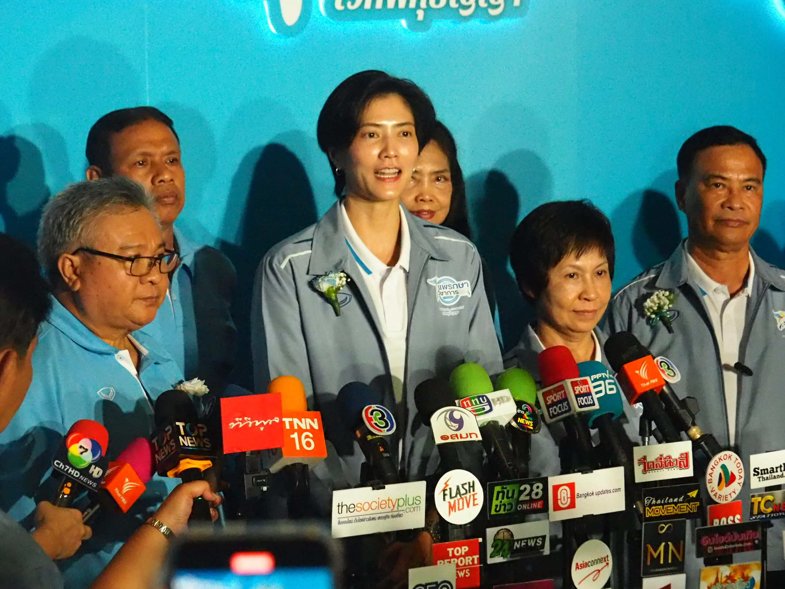 อธิบดีกรมส่งเสริมการปกครองท้องถิ่น แถลงข่าวการแข่งขันทักษะทางวิชาการ ภาคตะวันออก “ท้องถิ่นสร้างคน เยาวชนเก่งดี เวทีพหุปัญญา” เมื่อวันที่ 6 มิถุนายน 2568 ณ ห้องประชุมเทศบาลตำบลแพรกษา ชั้น 5 เทศบาลตำบลแพรกษา อ.เมือง สมุทรปราการ ได้มีการจัดแถลงข่าวการแข่งขันทักษะทางวิชาการ ระดับภาคตะวันออก ครั้งที่ 30 ประจำปีงบประมาณ พ.ศ.2568 “แพรกษาวิชาการ” โดยได้รับเกียรติจาก นายนฤชา โฆษาศิวิไลซ์ อธิบดีกรมส่งเสริมการปกครองท้องถิ่น เป็นประธานในงานแถลงข่าว โดยมี นางอรัญญา สุวรรณบุตร นายกเทศมนตรีตำบลแพรกษา พร้อมด้วย ดร.ยงยุทธ สุวรรณบุตร สมาชิกสภาผู้แทนราษฎรจังหวัดสมุทรปราการ สมัยที่ 25 และที่ปรึกษากิตติมศักดิ์นายกเทศมนตรีตำบลแพรกษา นายประทีป นทีทวีวัฒน์ รองผู้ว่าราชการจังหวัดสมุทรปราการ และ นางสาวปลื้มจิตร์ ถินขาว อดีตนักกีฬาวอลเลย์บอลทีมชาติไทย มาร่วมแถลงข่าวการจัดงานในครั้งนี้ พร้อมทั้งร่วมพูดคุยให้ข้อคิดและสร้างแรงบันดาลใจให้กับเยาวชนผู้เข้าแข่งขัน “แพรกษาวิชาการ” โดยทางด้าน นายนฤชา โฆษาศิวิไลซ์ อธิบดีกรมส่งเสริมการปกครองท้องถิ่น กล่าวว่า การแข่งขันทักษะวิชาการครั้งนี้ จัดขึ้นเพื่อเผยแพร่ศักยภาพและขีดความสามารถการจัดการศึกษาขององค์กรปกครองส่วนท้องถิ่น ให้มีการแลกเปลี่ยนเรียนรู้ประสบการณ์ ก่อให้เกิดการพัฒนาความรู้ ความสามารถของผู้บริหาร รวมทั้งเด็ก นักเรียน ครู และบุคลากร เกิดการพัฒนาทั้งด้านวิชาการ คุณธรรม จริยธรรม พร้อมทั้งสติปัญญา และส่งเสริมความเป็นเลิศเฉพาะด้าน อีกทั้งผู้ชนะการแข่งขันจะได้รับการคัดเลือกเป็นตัวแทนไปแข่งขันในระดับประเทศต่อไป ขณะที่ นางอรัญญา สุวรรณบุตร นายกเทศมนตรีตำบลแพรกษา ในฐานะเจ้าภาพผู้จัดการแข่งขันทักษะวิชาการครั้งนี้ กล่าวว่า คณะทำงานของเทศบาลตำบลแพรกษา ร่วมกับหน่วยงานภาครัฐ และภาคเอกชน ผนึกกำลังดำเนินการจัดเตรียมความพร้อมทุกด้าน เพื่อรองรับ และอำนวยความสะดวกให้แก่ผู้เข้าร่วมแข่งขันและบุคลากรทางการศึกษาขององค์กรปกครองส่วนท้องถิ่นทั่วภาคตะวันออก ซึ่งก็อยากเชิญชวนทุกท่านได้มาสัมผัส และเปิดประสบการณ์ใหม่ๆ ในการจัดการแข่งขัน “แพรกษาวิชาการ” ภายใต้คำขวัญ “ท้องถิ่นสร้างคน เยาวชนเก่งดี เวทีพหุปัญญา” ด้าน ดร.ยงยุทธ สุวรรณบุตร สมาชิกสภาผู้แทนราษฎรจังหวัดสมุทรปราการ สมัยที่ 25 กล่าวว่า เทศบาลตำบลแพรกษามีความมุ่งมั่น ตั้งใจ ในการจัดการแข่งขันทักษะทางวิชาการในครั้งนี้ ก็อยากให้ทุกคนตั้งใจแข่งขันกันอย่างเต็มที่ ด้วยความมั่นใจเพื่อทำตามความฝันและเก็บเกี่ยวประสบการณ์ให้ได้มากที่สุด เพื่อต่อยอดในการพัฒนาศักยภาพตนเองต่อไปในอนาคต ทั้งนี้ เทศบาลตำบลแพรกษา ได้รับมอบหมายจากกรมส่งเสริมการปกครองส่วนท้องถิ่น ให้เป็นเจ้าภาพจัดงานมหกรรมการจัดการศึกษาท้องถิ่นระดับภาคตะวันออก ครั้งที่ 30 ประจำปีงบประมาณ พ.ศ.2568 “แพรกษาวิชาการ” ระหว่างวันที่ 5-7 กรกฎาคม 2568 โดยมีการประกวดแข่งขัน ประกอบด้วย การกล่าวสุนทรพจน์, การคัดลายมือ, การแสดงละครภาษาต่างประเทศ, การประดิษฐ์สิ่งของจากวัสดุเหลือใช้, การแกะสลักผัก ผลไม้, งานประดิษฐ์ร้อยมาลัย, งานประดิษฐ์จากใบตอง, ทักษะทางคอมพิวเตอร์, แข่งขันหุ่นยนต์, การจัดสวนถาดแห้ง, การร้องเพลงพระราชนิพนธ์พร้อมจินตลีลา, การร้องเพลงลูกทุ่งพร้อมแดนเซอร์, รำวงมาตรฐาน, นาฏศิลป์ไทยสร้างสรรค์, วาดภาพระบายสี, แข่งขันโครงงาน, สื่อนวัตกรรมทางการศึกษา, เกมส์ทายซิเสียงอะไรเอ่ย?, เดินตัวหนอน, เริงเล่นเต้น Dancer, การต่อตัวต่อเสริมทักษะ, ฮูล่าฮูปประกอบเพลง, การปั้นดินน้ำมัน และการตอบปัญหาคุณธรรม สำหรับผู้สนใจ ดูรายละเอียดเพิ่มเติมได้ที่ เฟซบุ๊ค เพจ แพรกษาวิชาการ