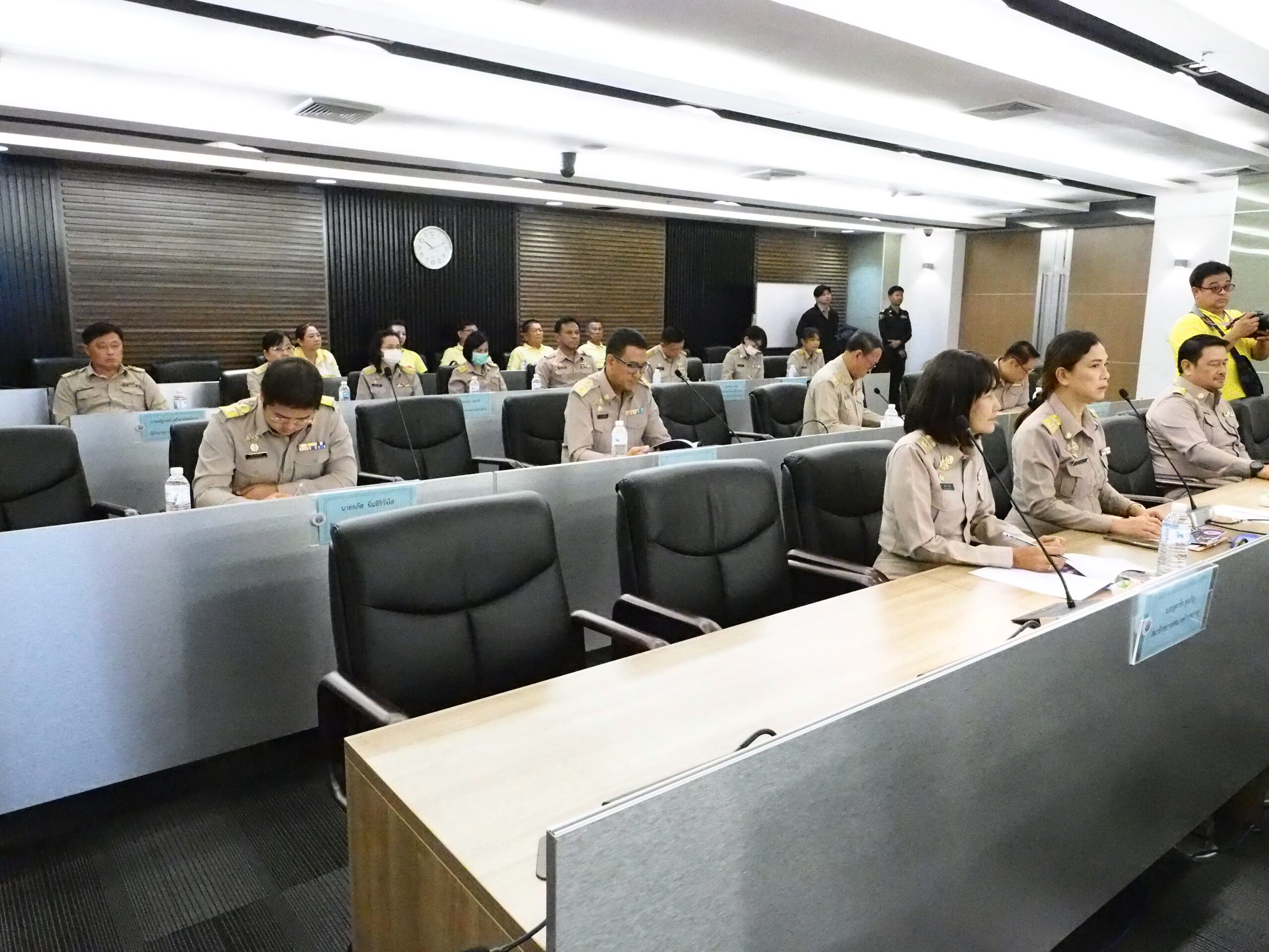 เทศบาลตำบลบางปูแถลงนโยบายต่อสภาพร้อมผลักดันให้บางปูเป็นห้องรับแขกของสมุทรปราการ เมื่อวันที่ 16 มิ.ย.2568 สภาเทศบาลตำบลบางปู ได้จัดให้มีการประชุมสภา สมัยสามัญ สมัยที่ 2 โดยน.ส.ประภารัตน์ แจ้งสุทิมล ทำหน้าที่ประธานสภา โดยนายกเทศมนตรีได้แถลงนโยบายต่อสภาเทศบาล ณ ห้องประชุมสภาเทศบาลตำบลบางปู ด้านนายธีรพล ชุนเจริญ นายกเทศมนตรีตำบลบางปู ได้แถลงนโยบายต่อสภา ได้แก่1. นโยบายด้านโครงสร้างพื้นฐานและคุณภาพชีวิต2. นโยบายด้านระบบสาธารณสุขและสุขภาพ3. นโยบายด้านความปลอดภัย 4. นโยบายด้านสิ่งแวดล้อม5. นโยบายด้านเทคโนโลยี 6. นโยบายด้านเศรษฐกิจ นโยบายด้านนี้ จะดำเนินการเพื่อส่งเสริมการพัฒนาด้านเศรษฐกิจ การลงทุน การจัดหารายได้และการพัฒนาการท่องเที่ยว 7. นโยบายด้านการศึกษา 8. นโยบายด้านความสุขที่ยั่งยืน โดยนายธีรพล ชุนเจริญ นายกเทศมนตรีตำบลบางปู ได้ให้สัมภาษณ์หลังเสร็จสิ้นการประชุมสภาว่า นโยบายที่นำมาแถลงก็เป็นนโยบายที่ใช้ในการหาเสียง จึงนำมาสู่นโยบาย 8 ด้าน ซึ่งจะครอบคลุมในหลายมิติ ไม่ว่าจะเป็นการพัฒนาเร่งรัด เรื่องของโครงสร้างพื้นฐาน เช่นปัญหาน้ำท่วมต่างๆ รวมทั้งสาธารณสุข การมีส่วนร่วมของหน่วยงานและคณะกรรมการต่างๆ ส่วนที่เด่นๆก็จะมีศูนย์ฟอกไตเทียม งานทันตกรรม งานที่ใช้แอปพลิเคชันในการตรวจเยี่ยม เรื่องของการนำเทคโนโลยีต่างๆมาใช้ รวมถึงเรื่องของการจัดการขยะ รวมทั้งเรามีเป้าหมายสำคัญจะทำเมืองบางปูให้เป็นเมืองแห่งความยั่งยืน และจะเป็นห้องรับแขกของจังหวัดสมุทรปราการ สิ่งต่างๆเหล่านี้เราจะต้องเร่งรัดให้เสร็จภายใน 2 ปี ขณะเดียวกัน ก็ได้มีการประชุมกับหัวหน้าส่วนราชการแล้วว่า ในปีที่3และปีที่ 4เราก็จะพัฒนาในเรื่องของงบประมาณเราด้วย ด้วยการขยายการจัดเก็บให้ครอบคลุมมากขึ้น เราก็จะมีเงินในการพัฒนาตามนโยบายต่างๆที่ผู้บริหารกำหนดไว้ ส่วนที่จะต้องรีบทำอย่างเร่งด่วนคือปัญหาน้ำท่วมซึ่งได้มอบนโยบายไปแล้ววันนี้ต้องเร่งมือ การแก้ปัญหาน้ำท่วมอย่างเป็นระบบต้องแก้ให้ได้ “ ณ เวลานี้ สภาได้ให้การสนับสนุน ซึ่งผมเป็นนายกมา 20 กว่าปี ยังไม่มีสภาให้การสนับสนุน มีอยู่สมัยเดียว 3 ปี ที่ผมก็ได้ต่อสู้มาตลอด แต่ว่าครั้งนี้สภามีความหลากหลายและให้การสนับสนุนผู้บริหาร ผมเชื่อมั่นว่าโครงการต่างๆที่เป็นปัญหาก็จะเร่งแก้ไขให้แล้วเสร็จในระยะเวลาอันเร็ววันนี้” นายกเทศมนตรีตำบลบางปู กล่าว 