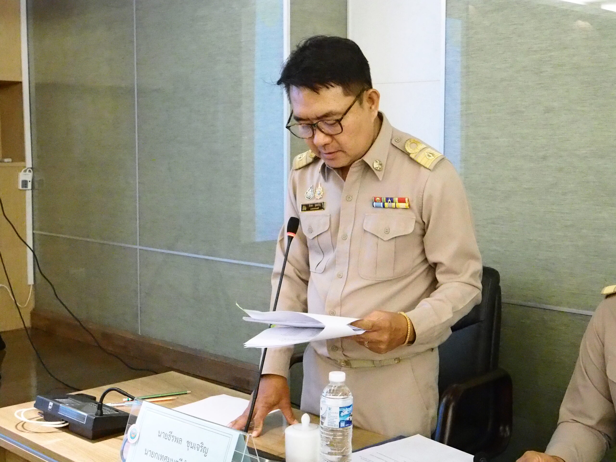 เทศบาลตำบลบางปูแถลงนโยบายต่อสภาพร้อมผลักดันให้บางปูเป็นห้องรับแขกของสมุทรปราการ เมื่อวันที่ 16 มิ.ย.2568 สภาเทศบาลตำบลบางปู ได้จัดให้มีการประชุมสภา สมัยสามัญ สมัยที่ 2 โดยน.ส.ประภารัตน์ แจ้งสุทิมล ทำหน้าที่ประธานสภา โดยนายกเทศมนตรีได้แถลงนโยบายต่อสภาเทศบาล ณ ห้องประชุมสภาเทศบาลตำบลบางปู ด้านนายธีรพล ชุนเจริญ นายกเทศมนตรีตำบลบางปู ได้แถลงนโยบายต่อสภา ได้แก่1. นโยบายด้านโครงสร้างพื้นฐานและคุณภาพชีวิต2. นโยบายด้านระบบสาธารณสุขและสุขภาพ3. นโยบายด้านความปลอดภัย 4. นโยบายด้านสิ่งแวดล้อม5. นโยบายด้านเทคโนโลยี 6. นโยบายด้านเศรษฐกิจ นโยบายด้านนี้ จะดำเนินการเพื่อส่งเสริมการพัฒนาด้านเศรษฐกิจ การลงทุน การจัดหารายได้และการพัฒนาการท่องเที่ยว 7. นโยบายด้านการศึกษา 8. นโยบายด้านความสุขที่ยั่งยืน โดยนายธีรพล ชุนเจริญ นายกเทศมนตรีตำบลบางปู ได้ให้สัมภาษณ์หลังเสร็จสิ้นการประชุมสภาว่า นโยบายที่นำมาแถลงก็เป็นนโยบายที่ใช้ในการหาเสียง จึงนำมาสู่นโยบาย 8 ด้าน ซึ่งจะครอบคลุมในหลายมิติ ไม่ว่าจะเป็นการพัฒนาเร่งรัด เรื่องของโครงสร้างพื้นฐาน เช่นปัญหาน้ำท่วมต่างๆ รวมทั้งสาธารณสุข การมีส่วนร่วมของหน่วยงานและคณะกรรมการต่างๆ ส่วนที่เด่นๆก็จะมีศูนย์ฟอกไตเทียม งานทันตกรรม งานที่ใช้แอปพลิเคชันในการตรวจเยี่ยม เรื่องของการนำเทคโนโลยีต่างๆมาใช้ รวมถึงเรื่องของการจัดการขยะ รวมทั้งเรามีเป้าหมายสำคัญจะทำเมืองบางปูให้เป็นเมืองแห่งความยั่งยืน และจะเป็นห้องรับแขกของจังหวัดสมุทรปราการ สิ่งต่างๆเหล่านี้เราจะต้องเร่งรัดให้เสร็จภายใน 2 ปี ขณะเดียวกัน ก็ได้มีการประชุมกับหัวหน้าส่วนราชการแล้วว่า ในปีที่3และปีที่ 4เราก็จะพัฒนาในเรื่องของงบประมาณเราด้วย ด้วยการขยายการจัดเก็บให้ครอบคลุมมากขึ้น เราก็จะมีเงินในการพัฒนาตามนโยบายต่างๆที่ผู้บริหารกำหนดไว้ ส่วนที่จะต้องรีบทำอย่างเร่งด่วนคือปัญหาน้ำท่วมซึ่งได้มอบนโยบายไปแล้ววันนี้ต้องเร่งมือ การแก้ปัญหาน้ำท่วมอย่างเป็นระบบต้องแก้ให้ได้ “ ณ เวลานี้ สภาได้ให้การสนับสนุน ซึ่งผมเป็นนายกมา 20 กว่าปี ยังไม่มีสภาให้การสนับสนุน มีอยู่สมัยเดียว 3 ปี ที่ผมก็ได้ต่อสู้มาตลอด แต่ว่าครั้งนี้สภามีความหลากหลายและให้การสนับสนุนผู้บริหาร ผมเชื่อมั่นว่าโครงการต่างๆที่เป็นปัญหาก็จะเร่งแก้ไขให้แล้วเสร็จในระยะเวลาอันเร็ววันนี้” นายกเทศมนตรีตำบลบางปู กล่าว 