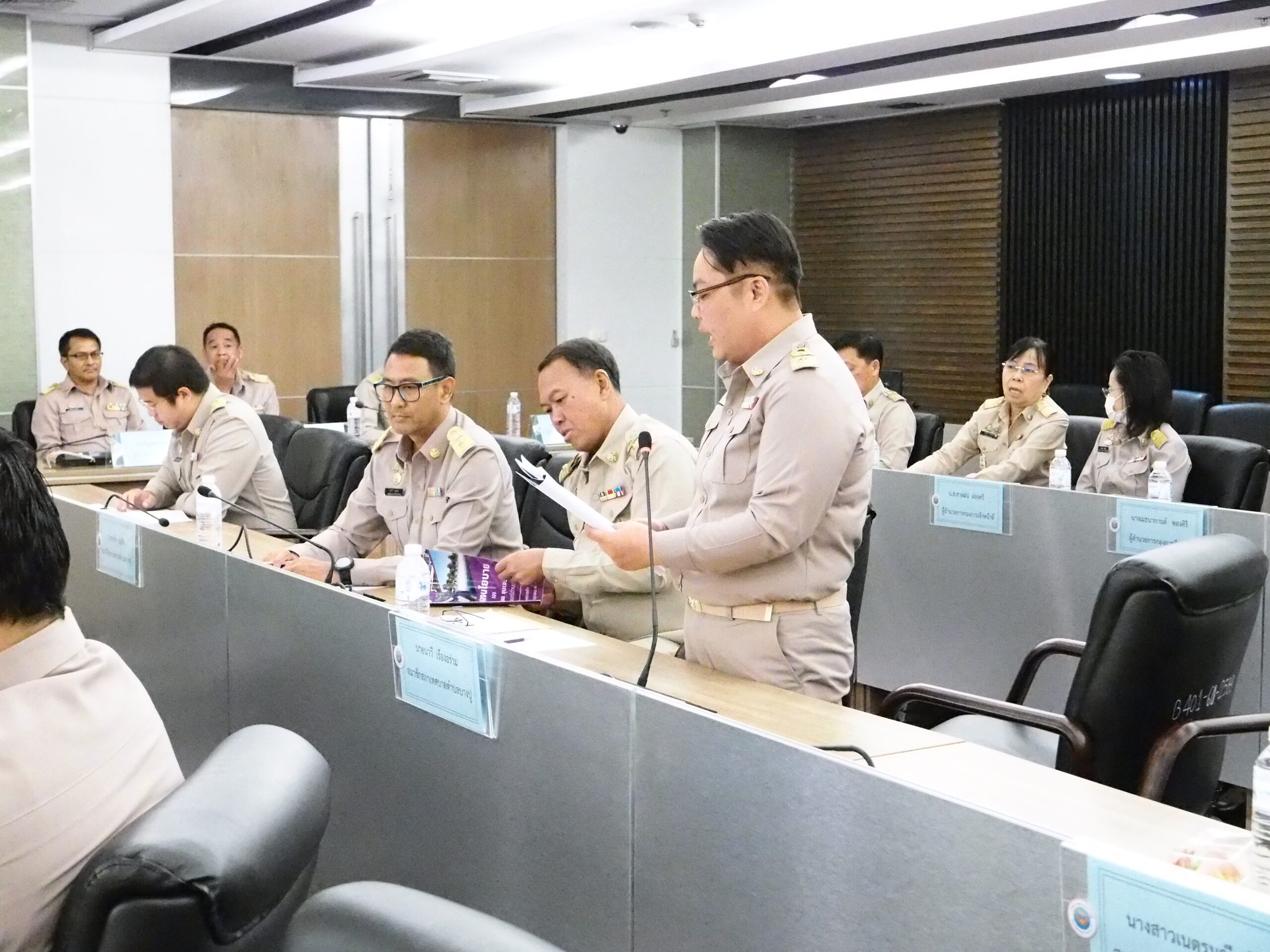 เทศบาลตำบลบางปูแถลงนโยบายต่อสภาพร้อมผลักดันให้บางปูเป็นห้องรับแขกของสมุทรปราการ เมื่อวันที่ 16 มิ.ย.2568 สภาเทศบาลตำบลบางปู ได้จัดให้มีการประชุมสภา สมัยสามัญ สมัยที่ 2 โดยน.ส.ประภารัตน์ แจ้งสุทิมล ทำหน้าที่ประธานสภา โดยนายกเทศมนตรีได้แถลงนโยบายต่อสภาเทศบาล ณ ห้องประชุมสภาเทศบาลตำบลบางปู ด้านนายธีรพล ชุนเจริญ นายกเทศมนตรีตำบลบางปู ได้แถลงนโยบายต่อสภา ได้แก่1. นโยบายด้านโครงสร้างพื้นฐานและคุณภาพชีวิต2. นโยบายด้านระบบสาธารณสุขและสุขภาพ3. นโยบายด้านความปลอดภัย 4. นโยบายด้านสิ่งแวดล้อม5. นโยบายด้านเทคโนโลยี 6. นโยบายด้านเศรษฐกิจ นโยบายด้านนี้ จะดำเนินการเพื่อส่งเสริมการพัฒนาด้านเศรษฐกิจ การลงทุน การจัดหารายได้และการพัฒนาการท่องเที่ยว 7. นโยบายด้านการศึกษา 8. นโยบายด้านความสุขที่ยั่งยืน โดยนายธีรพล ชุนเจริญ นายกเทศมนตรีตำบลบางปู ได้ให้สัมภาษณ์หลังเสร็จสิ้นการประชุมสภาว่า นโยบายที่นำมาแถลงก็เป็นนโยบายที่ใช้ในการหาเสียง จึงนำมาสู่นโยบาย 8 ด้าน ซึ่งจะครอบคลุมในหลายมิติ ไม่ว่าจะเป็นการพัฒนาเร่งรัด เรื่องของโครงสร้างพื้นฐาน เช่นปัญหาน้ำท่วมต่างๆ รวมทั้งสาธารณสุข การมีส่วนร่วมของหน่วยงานและคณะกรรมการต่างๆ ส่วนที่เด่นๆก็จะมีศูนย์ฟอกไตเทียม งานทันตกรรม งานที่ใช้แอปพลิเคชันในการตรวจเยี่ยม เรื่องของการนำเทคโนโลยีต่างๆมาใช้ รวมถึงเรื่องของการจัดการขยะ รวมทั้งเรามีเป้าหมายสำคัญจะทำเมืองบางปูให้เป็นเมืองแห่งความยั่งยืน และจะเป็นห้องรับแขกของจังหวัดสมุทรปราการ สิ่งต่างๆเหล่านี้เราจะต้องเร่งรัดให้เสร็จภายใน 2 ปี ขณะเดียวกัน ก็ได้มีการประชุมกับหัวหน้าส่วนราชการแล้วว่า ในปีที่3และปีที่ 4เราก็จะพัฒนาในเรื่องของงบประมาณเราด้วย ด้วยการขยายการจัดเก็บให้ครอบคลุมมากขึ้น เราก็จะมีเงินในการพัฒนาตามนโยบายต่างๆที่ผู้บริหารกำหนดไว้ ส่วนที่จะต้องรีบทำอย่างเร่งด่วนคือปัญหาน้ำท่วมซึ่งได้มอบนโยบายไปแล้ววันนี้ต้องเร่งมือ การแก้ปัญหาน้ำท่วมอย่างเป็นระบบต้องแก้ให้ได้ “ ณ เวลานี้ สภาได้ให้การสนับสนุน ซึ่งผมเป็นนายกมา 20 กว่าปี ยังไม่มีสภาให้การสนับสนุน มีอยู่สมัยเดียว 3 ปี ที่ผมก็ได้ต่อสู้มาตลอด แต่ว่าครั้งนี้สภามีความหลากหลายและให้การสนับสนุนผู้บริหาร ผมเชื่อมั่นว่าโครงการต่างๆที่เป็นปัญหาก็จะเร่งแก้ไขให้แล้วเสร็จในระยะเวลาอันเร็ววันนี้” นายกเทศมนตรีตำบลบางปู กล่าว 