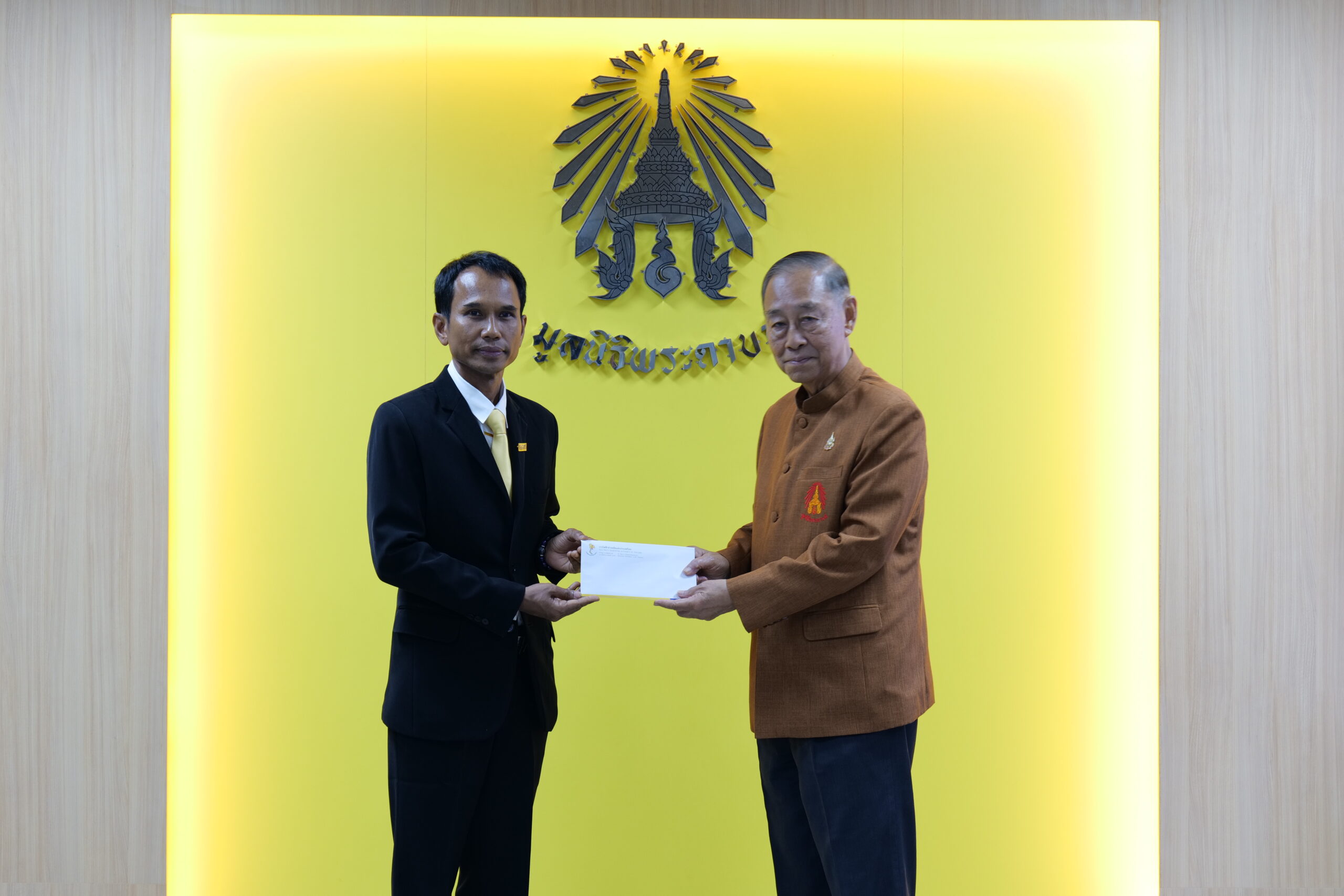 วันที่ 23 มิถุนายน 2568 พลอากาศเอก ชลิต พุกผาสุข องคมนตรี ในฐานะกรรมการและเลขาธิการมูลนิธิพระดาบส เป็นประธานในการรับมอบงบประมาณสนับสนุนมูลนิธิพระดาบส โดย นายรังสิต แก้วหวังสกูล ผู้อำนวยการโรงไฟฟ้าพระนครใต้ นำคณะผู้บริหารจากโรงไฟฟ้าพระนครใต้ และกองสานสัมพันธ์และกิจกรรมชุมชน ฝ่ายชุมชนสัมพันธ์โครงการ ร่วมสนับสนุนงบประมาณจำนวน 100,000 บาท เพื่อพัฒนาศูนย์เรียนรู้เกษตรทฤษฎีใหม่ มูลนิธิพระดาบส ณ อาคารสำนักงานมูลนิธิพระดาบสและโรงเรียนพระดาบส จังหวัดสมุทรปราการ พร้อมกันนี้ พลอากาศโท ศาสตราจารย์ นพพล หาญกล้า ผู้อำนวยการโรงเรียนพระดาบส ได้กล่าวถึงวัตถุประสงค์การดำเนินงานของโครงการพัฒนาศูนย์การเรียนรู้เกษตรทฤษฎีใหม่พระดาบส อันเพื่อสืบสานพระราชปณิธานพระบาทสมเด็จพระบรมชนกาธิเบศร มหาภูมิพลอดุลยเดชมหาราช บรมนาถบพิตร และเป็นศูนย์การเรียนรู้ด้านเกษตรทฤษฎีใหม่เพื่อใช้ประโยชน์ด้านการเรียนการสอนศิษย์พระดาบส รวมถึงเป็นแหล่งเรียนรู้ใหม่ให้แก่บุคคลภายนอกที่มีความสนใจ เพื่อนำไปประยุกต์ใช้ในพื้นที่ของตนเอง จากนั้น องคมนตรี และคณะได้นำลงพื้นที่เยี่ยมชมโครงการศูนย์เรียนรู้เกษตรทฤษฎีใหม่ และพื้นที่มูลนิธิพระดาบส อันมีพื้นที่จำนวน 66 ไร่ ประกอบด้วย โคกปลูกไม้ผล พืชสวน 12 ไร่ นาข้าว 15 ไร่ หนองแหล่งน้ำ 13 ไร่ ที่อยู่อาศัย คอกสัตว์ 1 ไร่ คูระบายน้ำ 782 เมตร และป่าไม้ 25 ไร่ ซึ่งในปี 2567 กฟผ.โรงไฟฟ้าพระนครใต้ได้สนับสนุนงบประมาณจำนวน 100,000 บาท เพื่อปรับพื้นที่ทำนาและปั้นคันนา สำหรับในปี 2568 มูลนิธิมีแผนในการพัฒนาพื้นที่ศูนย์เรียนรู้ฯอย่างต่อเนื่อง ในการสร้างรากฐานสำหรับจัดวางตู้คอนเทนเนอร์เพื่อใช้เป็นห้องฝึกอบรมทำการปลูกไม้ผล ไม้ยืนต้น พร้อมติดตั้งระบบสาธารณูปโภค เพื่อใช้ในศูนย์เรียนรู้ฯ