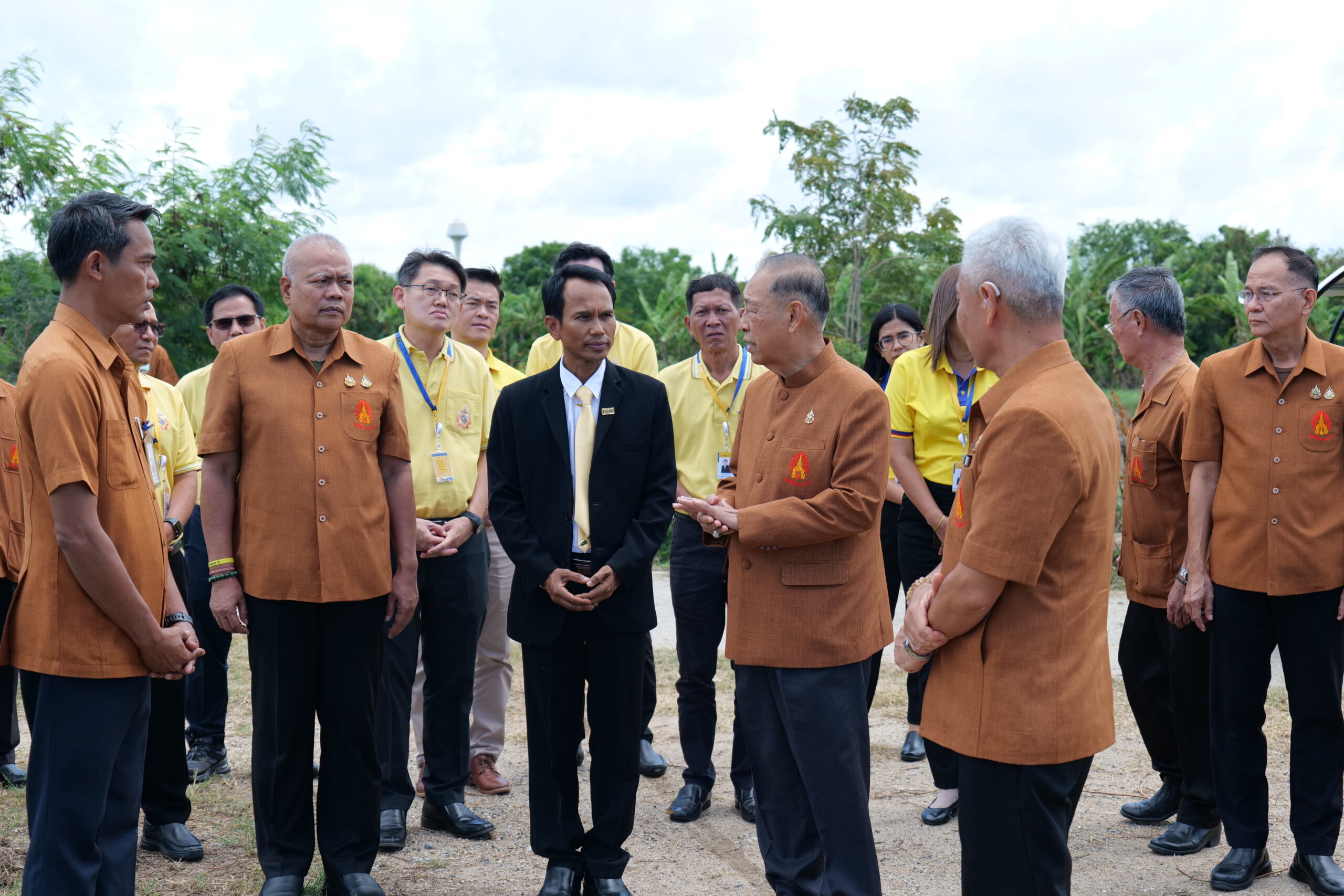 วันที่ 23 มิถุนายน 2568 พลอากาศเอก ชลิต พุกผาสุข องคมนตรี ในฐานะกรรมการและเลขาธิการมูลนิธิพระดาบส เป็นประธานในการรับมอบงบประมาณสนับสนุนมูลนิธิพระดาบส โดย นายรังสิต แก้วหวังสกูล ผู้อำนวยการโรงไฟฟ้าพระนครใต้ นำคณะผู้บริหารจากโรงไฟฟ้าพระนครใต้ และกองสานสัมพันธ์และกิจกรรมชุมชน ฝ่ายชุมชนสัมพันธ์โครงการ ร่วมสนับสนุนงบประมาณจำนวน 100,000 บาท เพื่อพัฒนาศูนย์เรียนรู้เกษตรทฤษฎีใหม่ มูลนิธิพระดาบส ณ อาคารสำนักงานมูลนิธิพระดาบสและโรงเรียนพระดาบส จังหวัดสมุทรปราการ พร้อมกันนี้ พลอากาศโท ศาสตราจารย์ นพพล หาญกล้า ผู้อำนวยการโรงเรียนพระดาบส ได้กล่าวถึงวัตถุประสงค์การดำเนินงานของโครงการพัฒนาศูนย์การเรียนรู้เกษตรทฤษฎีใหม่พระดาบส อันเพื่อสืบสานพระราชปณิธานพระบาทสมเด็จพระบรมชนกาธิเบศร มหาภูมิพลอดุลยเดชมหาราช บรมนาถบพิตร และเป็นศูนย์การเรียนรู้ด้านเกษตรทฤษฎีใหม่เพื่อใช้ประโยชน์ด้านการเรียนการสอนศิษย์พระดาบส รวมถึงเป็นแหล่งเรียนรู้ใหม่ให้แก่บุคคลภายนอกที่มีความสนใจ เพื่อนำไปประยุกต์ใช้ในพื้นที่ของตนเอง จากนั้น องคมนตรี และคณะได้นำลงพื้นที่เยี่ยมชมโครงการศูนย์เรียนรู้เกษตรทฤษฎีใหม่ และพื้นที่มูลนิธิพระดาบส อันมีพื้นที่จำนวน 66 ไร่ ประกอบด้วย โคกปลูกไม้ผล พืชสวน 12 ไร่ นาข้าว 15 ไร่ หนองแหล่งน้ำ 13 ไร่ ที่อยู่อาศัย คอกสัตว์ 1 ไร่ คูระบายน้ำ 782 เมตร และป่าไม้ 25 ไร่ ซึ่งในปี 2567 กฟผ.โรงไฟฟ้าพระนครใต้ได้สนับสนุนงบประมาณจำนวน 100,000 บาท เพื่อปรับพื้นที่ทำนาและปั้นคันนา สำหรับในปี 2568 มูลนิธิมีแผนในการพัฒนาพื้นที่ศูนย์เรียนรู้ฯอย่างต่อเนื่อง ในการสร้างรากฐานสำหรับจัดวางตู้คอนเทนเนอร์เพื่อใช้เป็นห้องฝึกอบรมทำการปลูกไม้ผล ไม้ยืนต้น พร้อมติดตั้งระบบสาธารณูปโภค เพื่อใช้ในศูนย์เรียนรู้ฯ