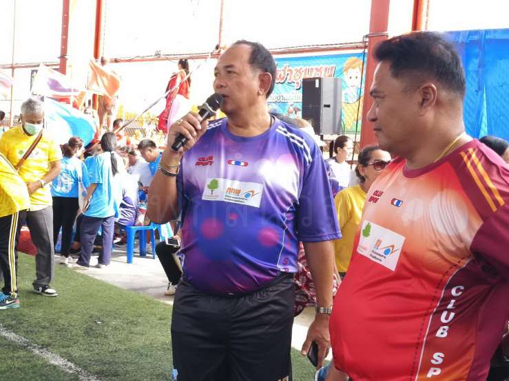 ทม.แพรกษาใหม่จัด โครงการแข่งขันกีฬาเพื่อสุขภาพ ที่สนามกีฬาเทศบาลเมืองแพรกษาใหม่ ต.แพรกษาใหม่ อ.เมือง จ.สมุทรปราการ นายอำนวย บุญริ้ว นายกเทศมนตรีเมืองแพรกษาใหม่ อ.เมือง จ.สมุทรปราการ ประธานเปิด"โครงการแข่งขันกีฬาเพื่อส่งเสริมสุขภาพของคนในชุมชน ตำบลแพรกษาใหม่" ประจำปี 2568 โดยมี นายณัฐพล บุญริ้ว รองนายกเทศมนตรีเมืองแพรกษาใหม่ ในนามของคณะกรรมการจัดการแข่งขัน กล่าวรายงาน พร้อมด้วย คณะผู้บริหาร สมาชิกสภาเทศบาล ตลอดจนเจ้าหน้าที่ฝ่ายปกครอง นำโดย กำนันธนสัน วสันต์ กำนันตำบลแพรกษาใหม่ ผู้ใหญ่บ้าน ผู้ช่วยผู้ใหญ่บ้าน สารวัตรกำนัน เจ้าหน้าที่เทศบาลเมืองแพรกษาใหม่ และประชาชนชาวชุมชนตำบลแพรกษาใหม่ ทั้ง 7 หมู่ เข้าร่วมกิจกรรม ด้านนายอำนวย บุญริ้ว นายกเทศมนตรีเมืองแพรกษาใหม่ กล่าวว่า กิจกรรมการแข่งขันกีฬาชุมชนในครั้งนี้เพื่อส่งเสริมให้ประชาชนและเยาวชนทุกลุ่มได้ออกกำลังกายและเล่นกีฬาเป็นประจำต่อเนื่อง เพื่อกระตุ้นให้ประชาชนและเยาวชนหันมาออกกำลังกายเพื่อสุขภาพที่แข็งแรงและห่างไกลยาเสพติด เพื่อส่งเสริมให้ประชาชนและเยาวชนมีความสามัคคีในหมู่คณะ และใช้เวลาว่างให้เกิดประโยชน์การแข่งขันกีฬาเพื่อส่งเสริมสุขภาพของคนในชุมชน ตำบลแพรกษาใหม่ ทั้งนี้ แบ่งนักกีฬาออกเป็น 7 หมู่บ้าน คือ หมู่ที่ 1 สีเหลือง หมู่ที่ 2 สีส้ม หมู่ที่ 3 สีแดง หมู่ที่ 4 สีชมพู หมู่ที่ 5 สีเขียว หมู่ที่ 6 สีฟ้าและหมู่ที่ 7 สีน้ำเงิน โดยแบ่งการแข่งขันกีฬา ออกเป็น 2 ประเภท ดังนี้ 1. การแข่งขันกีฬาสากล ฟุตบอล 7 คน ไม่จำกัดอายุ จำนวน 7 ทีม 2. การแข่งขันกีฬาพื้นบ้าน วิ่งเปี้ยว (ซุปเปอร์แมน) วิ่งกระสอบ ประเภทวิ่งทางตรง และวิ่งผลัด ตีกอล์ฟคนจน ทีมกินวิบาก วิ่งเรือบก และแชร์บอลน้ำ ซึ่งการจัดการแข่งขันกีฬาเพื่อส่งเสริมสุขภาพของคนในชุมชนตำบลแพรกษาใหม่ครั้งนี้ ได้รับการสนับสนุนด้านงบประมาณและความร่วมมือเป็นอย่างดี จากกองทุนพัฒนาไฟฟ้าจังหวัดสมุทรปราการ ตลอดจนผู้บริหารท้องถิ่น ฝ่ายปกครองตำบลแพรกษาใหม่ บุคลากรและเจ้าหน้าที่ ส่วนราชการต่าง ๆ ของเทศบาลเมืองแพรกษาใหม่