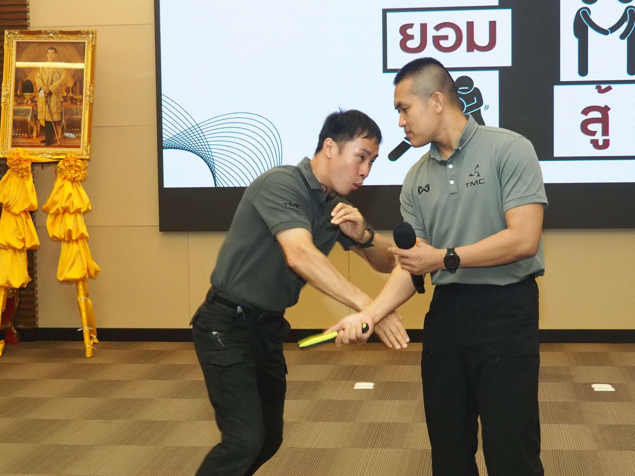 ท.ต.บางปูจัดโครงการฝึกอบรมทักษะการป้องกันภัยและเทคนิคการป้องกันตัว ที่ห้องประชุม 1 ชั้น 5 เทศบาลตำบลบางปู อ.เมืองสมุทรปราการ จ.สมุทรปราการ สภาเด็กและเยาวชนเทศบาลตำบลบางปู ร่วมกับเทศบาลตำบลบางปู ได้จัดจัดโครงการฝึกอบรมทักษะการป้องกันภัยและเทคนิคการป้องกันตัว โดยนายเอกลักษณ์ ศรีชมพันธุ์ รองนายกเทศมนตรีตำบลบางปู ประธานเปิดโครงการฝึกอบรมทักษะการป้องกันภัยและเทคนิคการป้องกันตัวเบื้องต้นจากภัยร้าย โดยมีน.ส.สุพพัตรา แซ่คู ประธานสภาเด็กและเยาวชนเทศบาลตำบลบางปู กล่าวรายงาน โดยมี กลุ่มเป้าหมายเป็นนักเรียนจากเทคนิควิทยาลัยสมุทรปราการและโรงเรียนวัดศรีจันทร์ประดิษฐ์โรงเรียนหาดอมราอักษรลักษณ์และอีกกลุ่มนึงก็คือกลุ่มนักศึกษาฝึกงานที่เทศบาลตำบลบางปู เข้าร่วมกิจกรรม โดยมีนายนภนต์ ยรรยงพิทยกุล หัวหน้าชุดฝึกสอน TMC เป็นวิทยากร พร้อมครูฝึกสอนจากสถาบัน TACTICAL MODERN COMBATIVE(TMC)มาบรรยายให้ความรู้และฝึกปฏิบัติจริง สภาเด็กและเยาวชนเทศบาลตำบลบางปู ได้เล็งเห็นความสำคัญของปัญหาความรุนแรงที่เกิดขึ้นกับเด็กและเยาวชนที่ถูกทำร้ายร่างกาย ถูกกระทำรุนแรง ถูกล่วงละเมิดทางเพศ จึงได้จัดโครงการฝึกอบรมทักษะการป้องกันภัยและเทคนิคการป้องกันตัวเบื้องต้นจากภัยร้าย เพื่อให้เด็กและเยาวชนได้ทราบถึงรูปแบบอันตายที่เกิดขึ้นในสังคม และมีทักษะในการต่อสู้ป้องกันตัวเพื่อเอาตัวรอด จากสถานการณ์เสี่ยงที่เป็นภัยแก่ตนเอง ซึ่งสามารถนำความรู้ที่ได้ไปฝึกฝนให้เกิดความชำนาญและสามารถใช้ในยามเกิดเหตุการณ์คับขันเฉพาะหน้าได้ ด้านนายเอกลักษณ์ ศรีชมพันธุ์ รองนายกเทศมนตรีตำบลบางปู กล่าวว่า โครงการฝึกอบรมทักษะการป้องกันภัยและเทคนิคการป้องกันตัวเบื้องต้นจากภัยร้าย จะช่วยให้เด็กและเยาวชน ได้รู้ทักษะการป้องกันตัวพื้นฐาน รู้ทักษาวิธีการเอาตัวรอดและหลีกหนีจากเหตุการณ์อันตราย รวมทั้งยังใช้เวลาว่างให้เป็นประโยชน์อีกด้วย