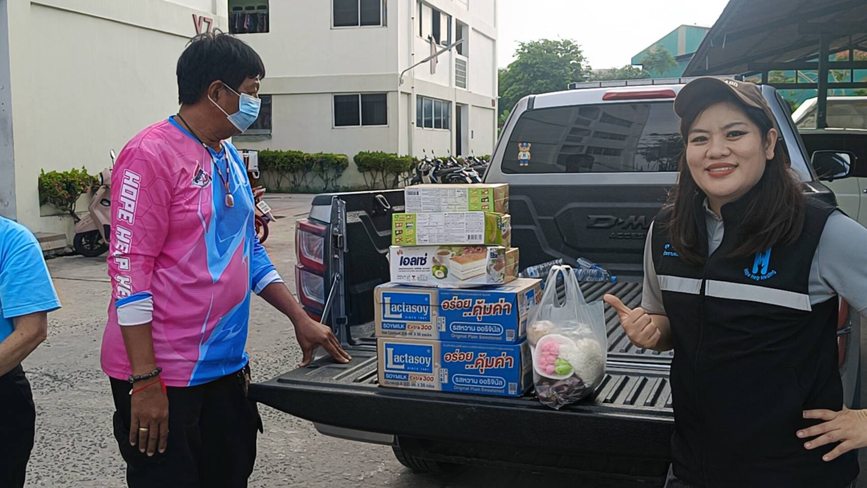 ชมรมโฮปฯ ร่วมกับ สมาคมกู้ภัยสมุทรปราการ เข้าช่วยมอบสิ่งของอุปโภคบริโภค พร้อมทำความสะอาดห้องผู้ป่วยติดเตียง           เมื่อวันที่ 10 กรกฏาคม 2568 นางสาวปิยนุช(หรือแนน) พาณิชย์พิศาล ประธานชมรมโฮปสะพานบุญแห่งความหวังและศรัทธา พร้อมเจ้าหน้าที่ชมรม ได้ลงพื้นช่วยเหลือผู้ป่วยติดเตียงไม่สามารถช่วยเหลือตัวเองได้โดยมีทั้ อาหาร นม ขนม และอื่นๆ และช่วยทำความสะอาดห้องในกับผู้ป่วยรายนี้