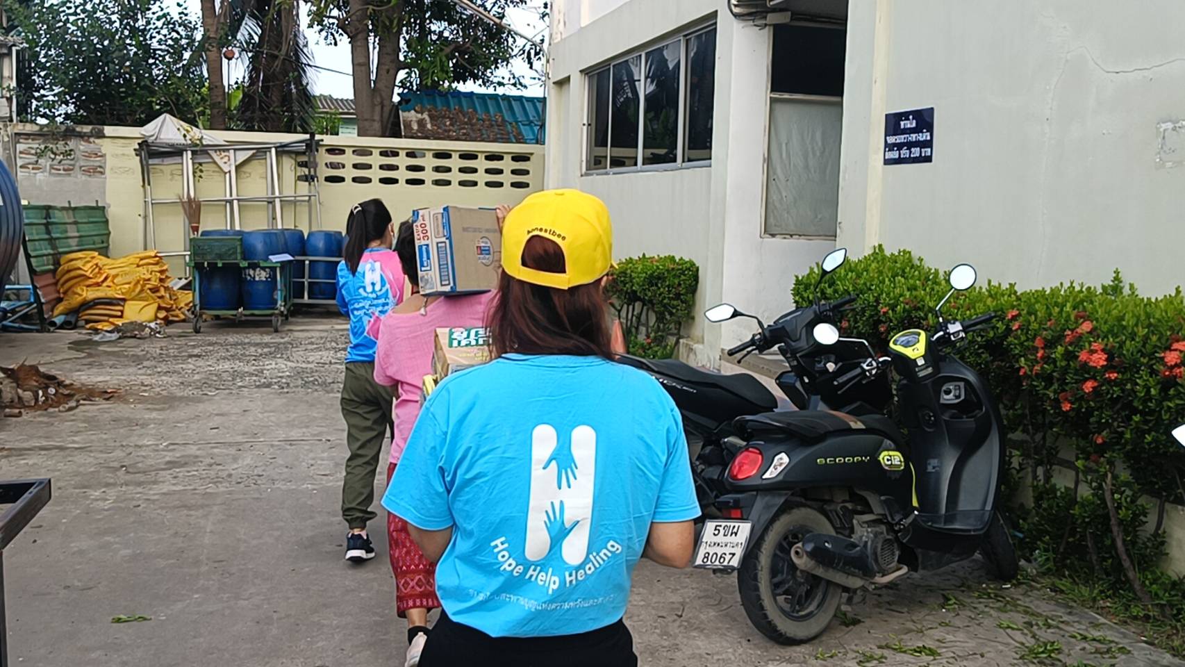 ชมรมโฮปฯ ร่วมกับ สมาคมกู้ภัยสมุทรปราการ เข้าช่วยมอบสิ่งของอุปโภคบริโภค พร้อมทำความสะอาดห้องผู้ป่วยติดเตียง           เมื่อวันที่ 10 กรกฏาคม 2568 นางสาวปิยนุช(หรือแนน) พาณิชย์พิศาล ประธานชมรมโฮปสะพานบุญแห่งความหวังและศรัทธา พร้อมเจ้าหน้าที่ชมรม ได้ลงพื้นช่วยเหลือผู้ป่วยติดเตียงไม่สามารถช่วยเหลือตัวเองได้โดยมีทั้ อาหาร นม ขนม และอื่นๆ และช่วยทำความสะอาดห้องในกับผู้ป่วยรายนี้