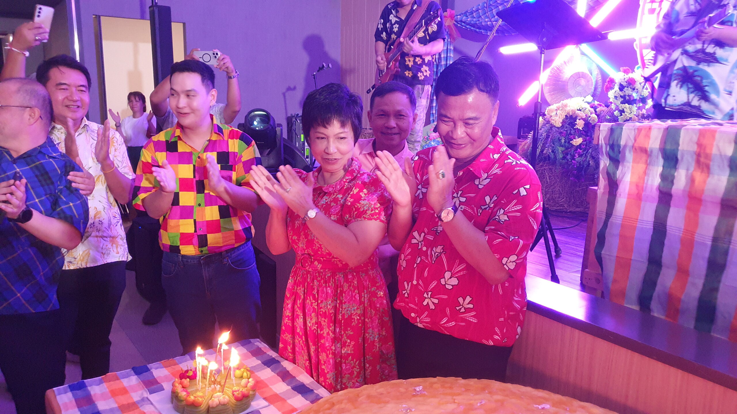 งานวันคล้ายวันเกิดดร.ยงยุทธ สุวรรณบุตร ปี 2568 นายศุภมิตร ชินศรี ผู้ว่าราชการจังหวัดสมุทรปราการ เป็นประธานในงานเลี้ยงวันคล้ายวันเกิดของ ดร.ยงยุทธ สุวรรณบุตร สมาชิกสภาผู้แทนราษฎรเขต 2 จังหวัดสมุทรปราการ (สมัยที่ 25) และที่ปรึกษากิตติมศักดิ์นายกเทศมนตรีตำบลแพรกษา พร้อมด้วยนางอรัญญา สุวรรณบุตร นายกเทศมนตรีตำบลแพรกษา โดยผู้ว่าราชการจังหวัดสมุทรปราการ ได้ร่วมอวยพรเนื่องในวันคล้ายวันเกิดของดร.ยงยุทธ สุวรรณบุตร สมาชิกสภาผู้แทนราษฎรเขต 2 จังหวัดสมุทรปราการ (สมัยที่ 25) และที่ปรึกษากิตติมศักดิ์นายกเทศมนตรีตำบลแพรกษา โดยมีแขกผู้ทรงเกียรติ เข้าร่วมงานจำนวนมาก ณ ห้องประชุมเอนกประสงค์เทศบาลตำบลแพรกษา ภายในงานเต็มไปด้วยความสนุกสนาน และทุกคนร่วมร้องเพลง แฮปปี้เบริ์ดเดย์ และร่วมเป่าเค้กตัดเค้กมะม่วงขนาดใหญ่แจกให้กับแขกภายในงาน ในบรรยากาศเป็นธีม “งานวัด” ผู้ร่วมงานแต่งชุดสีสันสวยงาม ภายในงานมีกิจกกรมทั้งปาลูกโป่ง ยิงปืน และตู้ คีบตุ๊กตาแลกของรางวัล และที่สำคัญมีแสดงพิเศษจากเหล่าทีมงานที่ นายเมธากุล สุวรรณบุตร ลูกชายเป็นผู้กำกับและตั้งใจแสดงโชว์ให้กับแขกที่มาร่วมงานได้ชมกัน ทำให้บรรยากาศเต็มไปด้วยรอยยิ้มและเสียงหัวเราะ นอกจากนั้นแขกที่มาร่วมงาน ต่างร่วมมอบดอกไม้และของขวัญมากมาย รวมทั้งร่วมอวยพรเนื่องในโอกาสวันคล้ายวันเกิดของดร.ยงยุทธ สุวรรณบุตร สมาชิกสภาผู้แทนราษฎรเขต 2 จังหวัดสมุทรปราการ (สมัยที่ 25) และที่ปรึกษากิตติมศักดิ์นายกเทศมนตรีตำบลแพรกษา โดยมีวงดนตรีมาร่วมขับกล่อมและร้องเพลงทำให้บรรยากาศ สนุกสนานคึกคัก เต็มไปด้วยรอยยิ้มและความอบอุ่น 