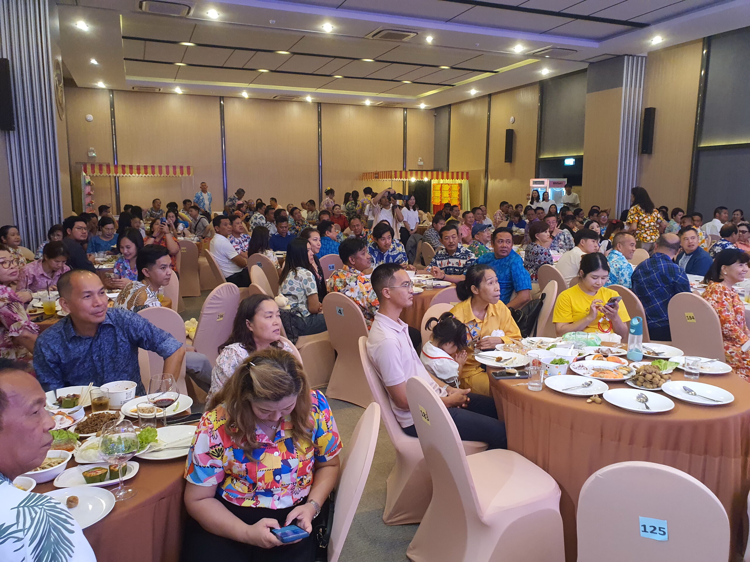 งานวันคล้ายวันเกิดดร.ยงยุทธ สุวรรณบุตร ปี 2568 นายศุภมิตร ชินศรี ผู้ว่าราชการจังหวัดสมุทรปราการ เป็นประธานในงานเลี้ยงวันคล้ายวันเกิดของ ดร.ยงยุทธ สุวรรณบุตร สมาชิกสภาผู้แทนราษฎรเขต 2 จังหวัดสมุทรปราการ (สมัยที่ 25) และที่ปรึกษากิตติมศักดิ์นายกเทศมนตรีตำบลแพรกษา พร้อมด้วยนางอรัญญา สุวรรณบุตร นายกเทศมนตรีตำบลแพรกษา โดยผู้ว่าราชการจังหวัดสมุทรปราการ ได้ร่วมอวยพรเนื่องในวันคล้ายวันเกิดของดร.ยงยุทธ สุวรรณบุตร สมาชิกสภาผู้แทนราษฎรเขต 2 จังหวัดสมุทรปราการ (สมัยที่ 25) และที่ปรึกษากิตติมศักดิ์นายกเทศมนตรีตำบลแพรกษา โดยมีแขกผู้ทรงเกียรติ เข้าร่วมงานจำนวนมาก ณ ห้องประชุมเอนกประสงค์เทศบาลตำบลแพรกษา ภายในงานเต็มไปด้วยความสนุกสนาน และทุกคนร่วมร้องเพลง แฮปปี้เบริ์ดเดย์ และร่วมเป่าเค้กตัดเค้กมะม่วงขนาดใหญ่แจกให้กับแขกภายในงาน ในบรรยากาศเป็นธีม “งานวัด” ผู้ร่วมงานแต่งชุดสีสันสวยงาม ภายในงานมีกิจกกรมทั้งปาลูกโป่ง ยิงปืน และตู้ คีบตุ๊กตาแลกของรางวัล และที่สำคัญมีแสดงพิเศษจากเหล่าทีมงานที่ นายเมธากุล สุวรรณบุตร ลูกชายเป็นผู้กำกับและตั้งใจแสดงโชว์ให้กับแขกที่มาร่วมงานได้ชมกัน ทำให้บรรยากาศเต็มไปด้วยรอยยิ้มและเสียงหัวเราะ นอกจากนั้นแขกที่มาร่วมงาน ต่างร่วมมอบดอกไม้และของขวัญมากมาย รวมทั้งร่วมอวยพรเนื่องในโอกาสวันคล้ายวันเกิดของดร.ยงยุทธ สุวรรณบุตร สมาชิกสภาผู้แทนราษฎรเขต 2 จังหวัดสมุทรปราการ (สมัยที่ 25) และที่ปรึกษากิตติมศักดิ์นายกเทศมนตรีตำบลแพรกษา โดยมีวงดนตรีมาร่วมขับกล่อมและร้องเพลงทำให้บรรยากาศ สนุกสนานคึกคัก เต็มไปด้วยรอยยิ้มและความอบอุ่น 