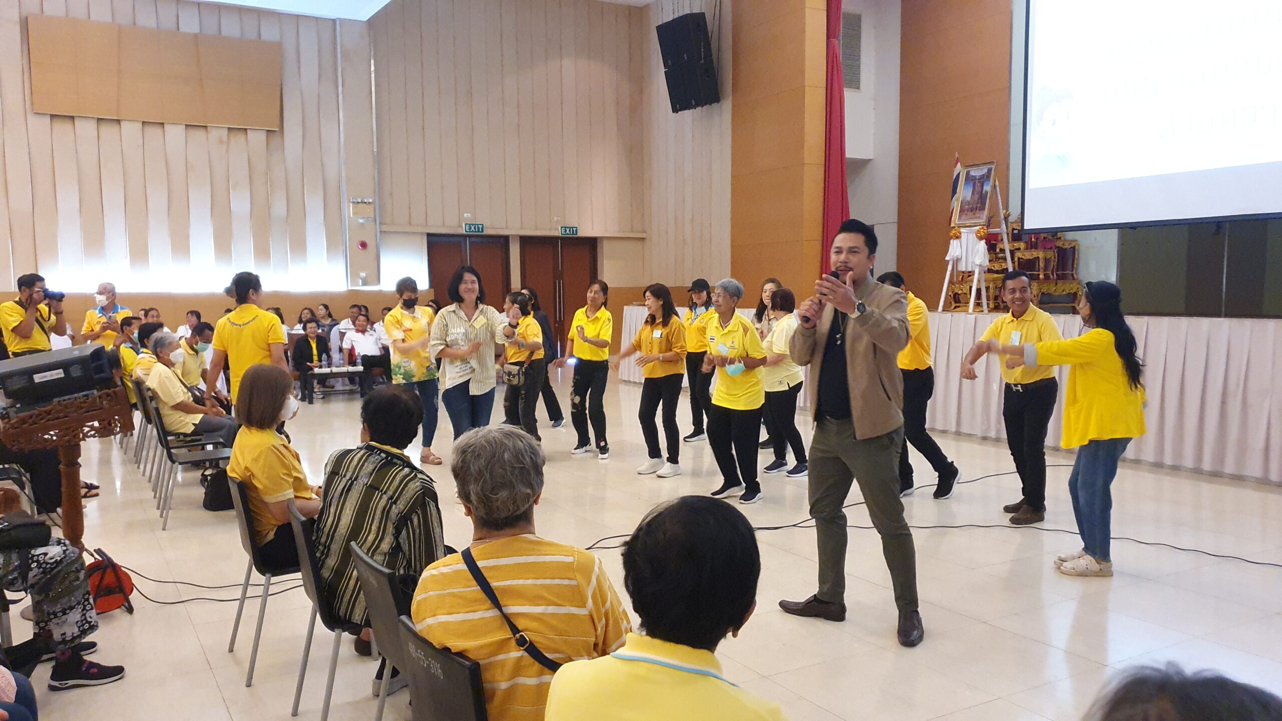 ท.ต.บางเมือง ให้การต้อนรับคณะศึกษาดูงานท.ต.บางกระทึก นาวาเอกอนุศักดิ์ นาคทิม นายกเทศมนตรีตำบลบางเมือง อ.เมือง จ.สมุทรปราการ ให้การต้อนรับคณะศึกษาดูงานจากเทศบาลตำบลบางกระทึก อำเภอสามพราน จังหวัดนครปฐม โดยมี คณะผู้บริหาร คณะสมาชิกสภาเทศบาล หัวหน้าส่วนราชการ เจ้าหน้าที่กองสวัสดิการสังคม เทศบาลตำบลบางเมือง ร่วมให้การต้อนรับคณะศึกษาดูงานจากเทศบาลตำบลบางกระทึก จังหวัดนครปฐม โดย ผศ.ดร.อุบล วุฒิพรโสภณ นายกเทศมนตรีตำบลบางกระทึก พร้อมคณะผู้บริหาร คณะสมาชิกสภาเทศบาล พร้อมเจ้าหน้าที่และประชาชนผู้สนใจด้านเศรษฐกิจพอเพียง จำนวนกว่า 200 คน เดินทางมาศึกษาดูงานโครงการต่างๆ ของทางเทศบาลตำบลบางเมือง พร้อมทั้งรับฟังการบรรยาย เรื่องเศรษฐกิจพอเพียง เพื่อเพิ่มความรู้และทักษะด้านอาชีพให้แก่ประชาชนตำบลบางกระทึก เพื่อนำแนวทางไปประกอบอาชีพเป็นการเพิ่มรายได้และลดรายจ่ายในครัวเรือน เสริมสร้างให้ประชาชนพึ่งพาตนเองได้และได้ใช้เวลาว่างให้เกิดประโยชน์ ณ อาคารศูนย์พักรักษาใจ เทศบาลตำบลบางเมือง จังหวัดสมุทรปราการ