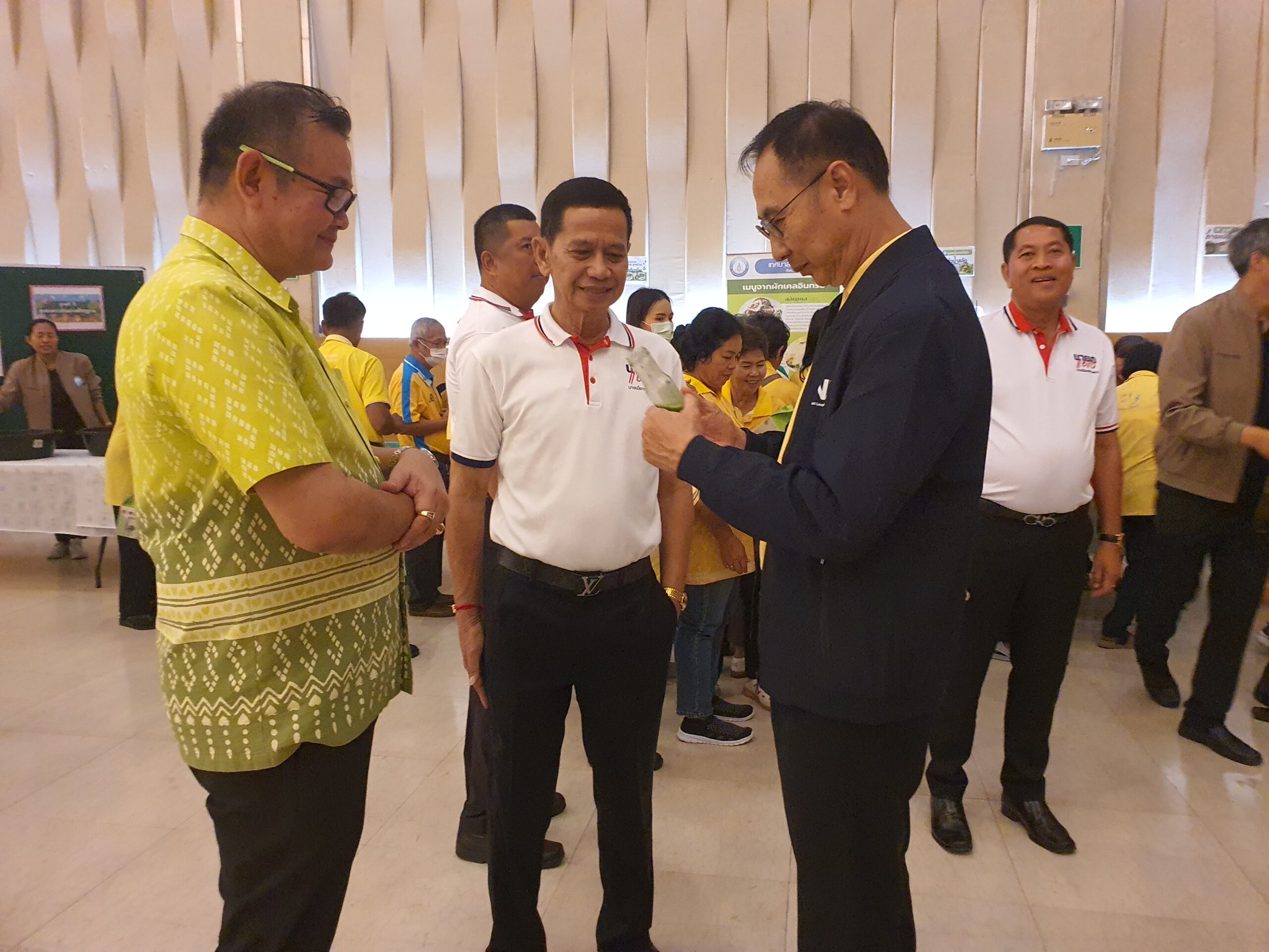 ท.ต.บางเมือง ให้การต้อนรับคณะศึกษาดูงานท.ต.บางกระทึก นาวาเอกอนุศักดิ์ นาคทิม นายกเทศมนตรีตำบลบางเมือง อ.เมือง จ.สมุทรปราการ ให้การต้อนรับคณะศึกษาดูงานจากเทศบาลตำบลบางกระทึก อำเภอสามพราน จังหวัดนครปฐม โดยมี คณะผู้บริหาร คณะสมาชิกสภาเทศบาล หัวหน้าส่วนราชการ เจ้าหน้าที่กองสวัสดิการสังคม เทศบาลตำบลบางเมือง ร่วมให้การต้อนรับคณะศึกษาดูงานจากเทศบาลตำบลบางกระทึก จังหวัดนครปฐม โดย ผศ.ดร.อุบล วุฒิพรโสภณ นายกเทศมนตรีตำบลบางกระทึก พร้อมคณะผู้บริหาร คณะสมาชิกสภาเทศบาล พร้อมเจ้าหน้าที่และประชาชนผู้สนใจด้านเศรษฐกิจพอเพียง จำนวนกว่า 200 คน เดินทางมาศึกษาดูงานโครงการต่างๆ ของทางเทศบาลตำบลบางเมือง พร้อมทั้งรับฟังการบรรยาย เรื่องเศรษฐกิจพอเพียง เพื่อเพิ่มความรู้และทักษะด้านอาชีพให้แก่ประชาชนตำบลบางกระทึก เพื่อนำแนวทางไปประกอบอาชีพเป็นการเพิ่มรายได้และลดรายจ่ายในครัวเรือน เสริมสร้างให้ประชาชนพึ่งพาตนเองได้และได้ใช้เวลาว่างให้เกิดประโยชน์ ณ อาคารศูนย์พักรักษาใจ เทศบาลตำบลบางเมือง จังหวัดสมุทรปราการ