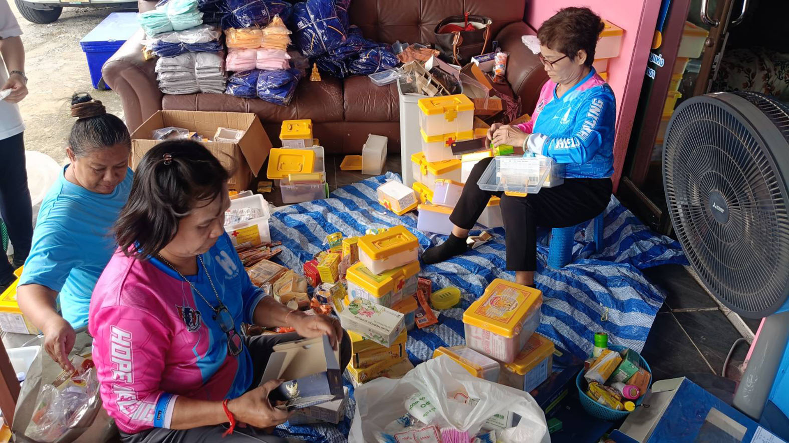สมุทรปราการ สุทธิวิทย์ ชยุตม์วรกานต์ ชมรมโฮปฯ นำของบริจาค ส่งต่อให้มูลนิธิองค์กรทำดี นำไปช่วยเหลือผู้ประสบภัยสงคราม เมื่อเวลา 15.00 น. วันที่ 27 กรกฎาคม 2568 ที่ สำนักงาน ชมรมโฮปสะพานบุญแห่งความหวังและศรัทธา ภายใน วัดมหาวงษ์ ตำบลปากน้ำ อำเภอเมืองสมุทรปราการ จังหวัดสมุทรปราการ นางสาวปิยนุช พาณิชย์พิศาล ประธานชมรมโฮปฯ ได้นำทีม นำสิ่งของที่ได้รับการสนับสนุนจากวัดมหาวงษ์ปากน้ำ กับ วัดสร่างโศก และสิ่งของที่ได้รับบริจาคจากประชาชน จัดแยกเป็นชุดๆ ประกอบไปด้วย สังฆทานชุดยาเวชภัณฑ์ เสื้อผ้า อาหารแห้ง และน้ำดื่ม โดยหลังจากทำการแยกสิ่งของแล้ว จะนำไปส่งต่อให้กับทางมูลนิธิองค์กรทำดี ของ คุณบุ๋ม ปนัดดา วงศ์ผู้ดี เพื่อนำไปช่วยเหลือผู้ประสบภัย ในเขตชายแดนที่ได้รับผลกระทบจาก สงคราม ไทย-กัมพูชา นางสาวปิยนุช พาณิชย์พิศาล ประธานชมรมโฮปฯ กล่าวว่า วันนี้ทางชมรมโฮป สะพานบุญแห่งความหวังและศรัทธา ได้รวบรวมข้าวของเครื่องใช้ เครื่องอุปโภคบริโภค จากประชาชนและหน่วยงานต่างๆ เพื่อนำไปช่วยผู้ประสบภัย ในพื้นที่เขตชายแดนที่ได้รับผลกระทบ จากสงครามไทย-กัมพูชา โดยนำสิ่งของต่างๆที่ได้รับมอบจากประชาชน และหน่วยงานต่างๆ มามอบให้กับมูลนิธิองค์กรทำความดีของ คุณบุ๋ม ปนัดดา ในการส่งต่อช่วยเหลือ โดยสิ่งของจะมียาเวชภัณฑ์ ที่ได้รับความสนับสนุนจากวัด มหาวงศ์ปากน้ำ วัดสร่างโศก คลองด่าน และจากที่ประชาชนที่มีใจช่วยเหลือผู้ประสบภัย ได้ร่วมมอบกันมา ก็จะมีเสื้อผ้า ประมาณ 300 ชุด และ อาหารแห้งและน้ำดื่ม โดยจะเดินทางไปมอบในวันนี้ เพราะคนไทยไม่ทอดทิ้งกัน