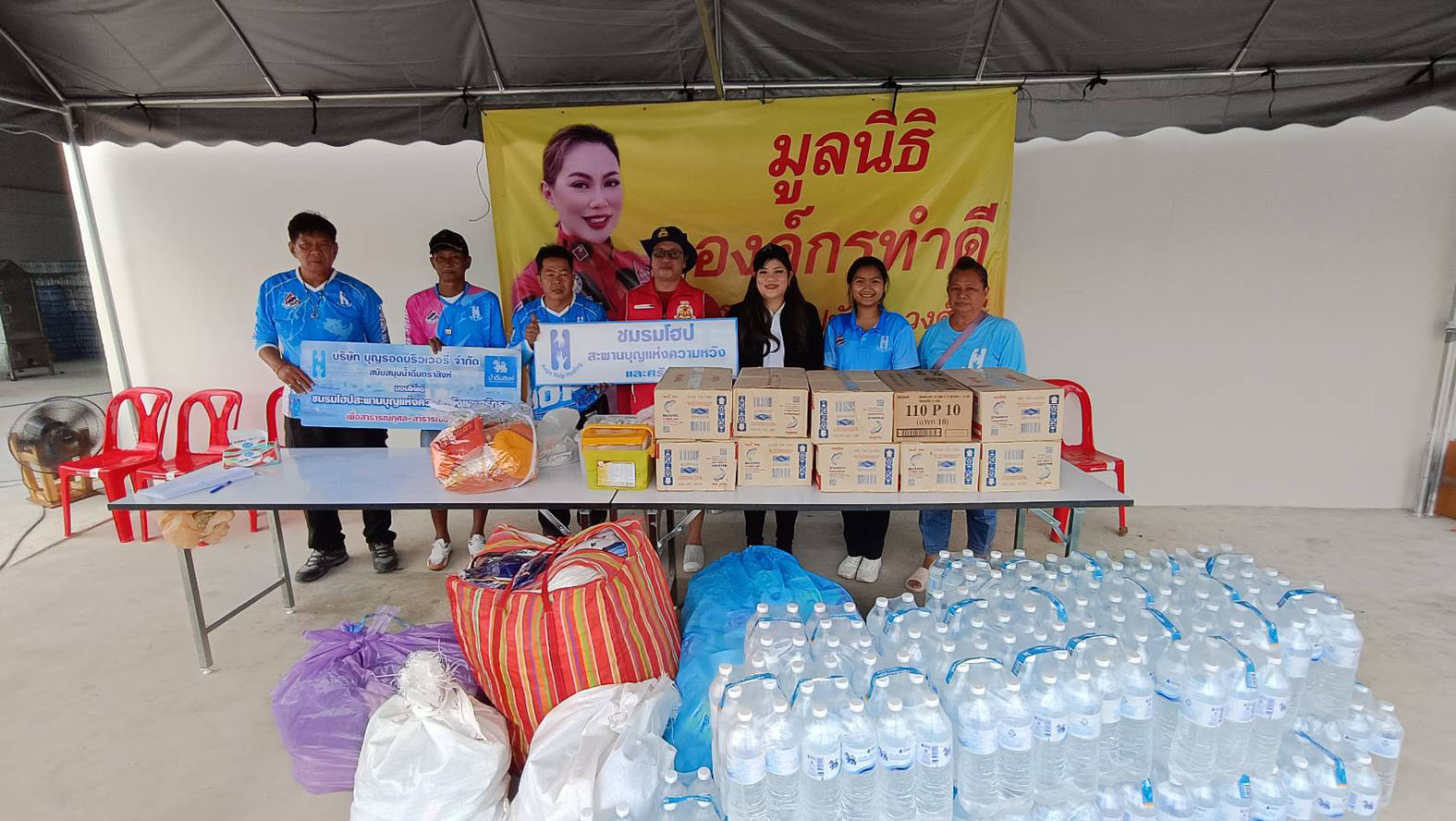สมุทรปราการ สุทธิวิทย์ ชยุตม์วรกานต์ ชมรมโฮปฯ นำของบริจาค ส่งต่อให้มูลนิธิองค์กรทำดี นำไปช่วยเหลือผู้ประสบภัยสงคราม เมื่อเวลา 15.00 น. วันที่ 27 กรกฎาคม 2568 ที่ สำนักงาน ชมรมโฮปสะพานบุญแห่งความหวังและศรัทธา ภายใน วัดมหาวงษ์ ตำบลปากน้ำ อำเภอเมืองสมุทรปราการ จังหวัดสมุทรปราการ นางสาวปิยนุช พาณิชย์พิศาล ประธานชมรมโฮปฯ ได้นำทีม นำสิ่งของที่ได้รับการสนับสนุนจากวัดมหาวงษ์ปากน้ำ กับ วัดสร่างโศก และสิ่งของที่ได้รับบริจาคจากประชาชน จัดแยกเป็นชุดๆ ประกอบไปด้วย สังฆทานชุดยาเวชภัณฑ์ เสื้อผ้า อาหารแห้ง และน้ำดื่ม โดยหลังจากทำการแยกสิ่งของแล้ว จะนำไปส่งต่อให้กับทางมูลนิธิองค์กรทำดี ของ คุณบุ๋ม ปนัดดา วงศ์ผู้ดี เพื่อนำไปช่วยเหลือผู้ประสบภัย ในเขตชายแดนที่ได้รับผลกระทบจาก สงคราม ไทย-กัมพูชา นางสาวปิยนุช พาณิชย์พิศาล ประธานชมรมโฮปฯ กล่าวว่า วันนี้ทางชมรมโฮป สะพานบุญแห่งความหวังและศรัทธา ได้รวบรวมข้าวของเครื่องใช้ เครื่องอุปโภคบริโภค จากประชาชนและหน่วยงานต่างๆ เพื่อนำไปช่วยผู้ประสบภัย ในพื้นที่เขตชายแดนที่ได้รับผลกระทบ จากสงครามไทย-กัมพูชา โดยนำสิ่งของต่างๆที่ได้รับมอบจากประชาชน และหน่วยงานต่างๆ มามอบให้กับมูลนิธิองค์กรทำความดีของ คุณบุ๋ม ปนัดดา ในการส่งต่อช่วยเหลือ โดยสิ่งของจะมียาเวชภัณฑ์ ที่ได้รับความสนับสนุนจากวัด มหาวงศ์ปากน้ำ วัดสร่างโศก คลองด่าน และจากที่ประชาชนที่มีใจช่วยเหลือผู้ประสบภัย ได้ร่วมมอบกันมา ก็จะมีเสื้อผ้า ประมาณ 300 ชุด และ อาหารแห้งและน้ำดื่ม โดยจะเดินทางไปมอบในวันนี้ เพราะคนไทยไม่ทอดทิ้งกัน