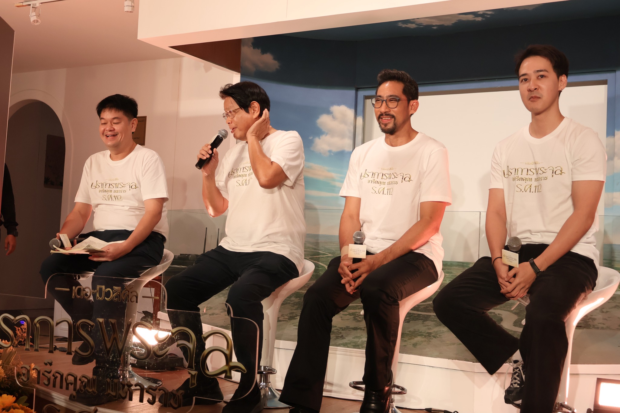 จ.สมุทรปราการ เตรียมจัดแสงเสียงสื่อผสมในรูปแบบมิวสิคัลรำลึกเหตุการณ์ ร.ศ. 112 องค์การบริหารส่วนจังหวัดสมุทรปราการ ร่วมกับกองทัพเรือ และหน่วยงานที่เกี่ยวข้อง จัดแสดง “แสงเสียงสื่อผสมในรูปแบบมิวสิคัลรำลึกเหตุการณ์ ร.ศ.112” ส่งเสริมการท่องเที่ยวเชิงประวัติศาสตร์ของจังหวัดสมุทรปราการ วันนี้ (4 ก.ค.68) นายประทีป นทีทวีวัฒน์ รองผู้ว่าราชการจังหวัดสมุทรปราการ พร้อมด้วย ผู้แทนกองทัพเรือ และองค์การบริหารส่วนจังหวัดสมุทรปราการ ร่วมแถลงข่าวโครงการส่งเสริมการท่องเที่ยวจังหวัดสมุทรปราการทางด้านประวัติศาสตร์ "การแสดงแสงเสียงสื่อผสมในรูปแบบมิวสิคัล รำลึกเหตุการณ์ ร.ศ. 112 ตอน ปราการพระจุล จารึกคุณมหาราช ร.ศ.112 ระหว่างวันที่ 13-16 กรกฎาคม 2568 ณ ป้อมพระจุลจอมเกล้า ตำบลแหลมฟ้าผ่า อำเภอพระสมุทรเจดีย์ จังหวัดสมุทรปราการ เพื่อส่งเสริมและประชาสัมพันธ์การท่องเที่ยวทางด้านประวัติศาสตร์ให้เป็นที่รู้จักอย่างแพร่หลาย แก่นักท่องเที่ยว ทั้งชาวไทย และชาวต่างประเทศ และเพื่อเทิดพระเกียรติและน้อมรำลึกในพระมหากรุณาธิคุณของพระบาทสมเด็จพระจุลจอมเกล้าเจ้าอยู่หัวและสถาบันพระมหากษัตริย์ที่มีต่อประเทศชาติและพสกนิกรชาวไทย รวมถึงเพื่อสร้างรายได้แก่ประชาชนกระตุ้นเศรษฐกิจในภาพรวมของจังหวัดสมุทรปราการ ผู้สนใจสามารถสำรองที่นั่ง ได้ที่ LINE OA: ปราการพระจุล ร.ศ.112 (https://lin.ee/kjv9Wiq) เข้าชมฟรี ไม่มีค่าใช้จ่าย จังหวัดสมุทรปราการ หรือ เมืองปากน้ำเป็นเมืองหน้าด่านที่มีความสำคัญทางประวัติศาสตร์ หนึ่งในเหตุการณ์สำคัญที่อยู่ในความทรงจำของชาวไทยคือ วิกฤตการณ์ ร.ศ.112 การสู้รบกับฝรั่งเศสที่ป้อมพระจุลจอมเกล้า และป้อมผีเสื้อสมุทร ซึ่งแม้จะมีความสูญเสียแต่ด้วยพระปรีชาสามารถของพระบาทสมเด็จพระจุลจอมเกล้าเจ้าอยู่หัว และความกล้าหาญเสียสละของบรรพบุรุษไทยทำให้ชาติไทยสามารถธำรงเอกราชไว้ได้อย่างสง่างาม เหตุการณ์ ร.ศ.112 ตรงกับปีพุทธศักราช 2436 ในรัชสมัยพระบาทสมเด็จพระจุลจอมเกล้าเจ้าอยู่หัว โดยในช่วงนั้นชาติตะวันตกได้เข้ามามีอิทธิพลสำคัญทางแถบเอเชีย โดยมีจุดประสงค์ที่สำคัญ คือการแสวงหาอาณานิคม ประเทศต่างๆ เช่น ญวน เขมร ลาว ตกเป็นอาณานิคมของฝรั่งเศส ส่วนพม่าและมลายูตกเป็นอาณานิคมของอังกฤษ สำหรับประเทศไทย ได้ถูกชาติมหาอำนาจอย่างฝรั่งเศสเข้ามารุกราน โดยในวันที่ 13 กรกฎาคม พุทธศักราช 2436 เรือรบฝรั่งเศส 2 ลำ คือเรือสลุปแองคองสตังค์ และเรือปืนโคแมต ได้รุกล้ำสันดอนปากแม่น้ำเจ้าพระยาเข้ามายังกรุงเทพฯ และได้เกิดการปะทะกับฝ่ายไทย ผลปรากฏว่า เรือแองคองสตังต์ และเรือโคแมต ที่ได้รับความเสียหายบางส่วน สามารถตีฝ่าแนวป้องกันที่ปากแม่น้ำเจ้าพระยาเข้ามาได้จนถึงกรุงเทพฯ และเทียบท่าอยู่ที่หน้าสถานทูตฝรั่งเศส โดยมีทหารประจำเรือเสียชีวิตรวม 3 นาย และเรือนำร่องถูกยิงเกยตื้นอยู่ริมฝั่ง ส่วนฝ่ายไทยเรือที่ได้รับความเสียหายจากกระสุนปืนใหญ่จากฝ่ายตรงข้าม จำนวน 4 ลำ ภายหลังเหตุการณ์ดังกล่าว เป็นเหตุให้ไทยเราต้องเสียดินแดนบางส่วนแก่ฝรั่งเศสชดใช้ค่าปรับสงคราม เพื่อแลกเปลี่ยนกับการดำรงไว้ซึ่งเอกราช