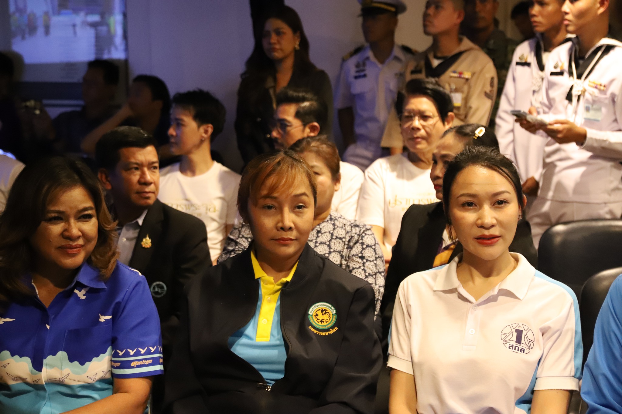 จ.สมุทรปราการ เตรียมจัดแสงเสียงสื่อผสมในรูปแบบมิวสิคัลรำลึกเหตุการณ์ ร.ศ. 112 องค์การบริหารส่วนจังหวัดสมุทรปราการ ร่วมกับกองทัพเรือ และหน่วยงานที่เกี่ยวข้อง จัดแสดง “แสงเสียงสื่อผสมในรูปแบบมิวสิคัลรำลึกเหตุการณ์ ร.ศ.112” ส่งเสริมการท่องเที่ยวเชิงประวัติศาสตร์ของจังหวัดสมุทรปราการ วันนี้ (4 ก.ค.68) นายประทีป นทีทวีวัฒน์ รองผู้ว่าราชการจังหวัดสมุทรปราการ พร้อมด้วย ผู้แทนกองทัพเรือ และองค์การบริหารส่วนจังหวัดสมุทรปราการ ร่วมแถลงข่าวโครงการส่งเสริมการท่องเที่ยวจังหวัดสมุทรปราการทางด้านประวัติศาสตร์ "การแสดงแสงเสียงสื่อผสมในรูปแบบมิวสิคัล รำลึกเหตุการณ์ ร.ศ. 112 ตอน ปราการพระจุล จารึกคุณมหาราช ร.ศ.112 ระหว่างวันที่ 13-16 กรกฎาคม 2568 ณ ป้อมพระจุลจอมเกล้า ตำบลแหลมฟ้าผ่า อำเภอพระสมุทรเจดีย์ จังหวัดสมุทรปราการ เพื่อส่งเสริมและประชาสัมพันธ์การท่องเที่ยวทางด้านประวัติศาสตร์ให้เป็นที่รู้จักอย่างแพร่หลาย แก่นักท่องเที่ยว ทั้งชาวไทย และชาวต่างประเทศ และเพื่อเทิดพระเกียรติและน้อมรำลึกในพระมหากรุณาธิคุณของพระบาทสมเด็จพระจุลจอมเกล้าเจ้าอยู่หัวและสถาบันพระมหากษัตริย์ที่มีต่อประเทศชาติและพสกนิกรชาวไทย รวมถึงเพื่อสร้างรายได้แก่ประชาชนกระตุ้นเศรษฐกิจในภาพรวมของจังหวัดสมุทรปราการ ผู้สนใจสามารถสำรองที่นั่ง ได้ที่ LINE OA: ปราการพระจุล ร.ศ.112 (https://lin.ee/kjv9Wiq) เข้าชมฟรี ไม่มีค่าใช้จ่าย จังหวัดสมุทรปราการ หรือ เมืองปากน้ำเป็นเมืองหน้าด่านที่มีความสำคัญทางประวัติศาสตร์ หนึ่งในเหตุการณ์สำคัญที่อยู่ในความทรงจำของชาวไทยคือ วิกฤตการณ์ ร.ศ.112 การสู้รบกับฝรั่งเศสที่ป้อมพระจุลจอมเกล้า และป้อมผีเสื้อสมุทร ซึ่งแม้จะมีความสูญเสียแต่ด้วยพระปรีชาสามารถของพระบาทสมเด็จพระจุลจอมเกล้าเจ้าอยู่หัว และความกล้าหาญเสียสละของบรรพบุรุษไทยทำให้ชาติไทยสามารถธำรงเอกราชไว้ได้อย่างสง่างาม เหตุการณ์ ร.ศ.112 ตรงกับปีพุทธศักราช 2436 ในรัชสมัยพระบาทสมเด็จพระจุลจอมเกล้าเจ้าอยู่หัว โดยในช่วงนั้นชาติตะวันตกได้เข้ามามีอิทธิพลสำคัญทางแถบเอเชีย โดยมีจุดประสงค์ที่สำคัญ คือการแสวงหาอาณานิคม ประเทศต่างๆ เช่น ญวน เขมร ลาว ตกเป็นอาณานิคมของฝรั่งเศส ส่วนพม่าและมลายูตกเป็นอาณานิคมของอังกฤษ สำหรับประเทศไทย ได้ถูกชาติมหาอำนาจอย่างฝรั่งเศสเข้ามารุกราน โดยในวันที่ 13 กรกฎาคม พุทธศักราช 2436 เรือรบฝรั่งเศส 2 ลำ คือเรือสลุปแองคองสตังค์ และเรือปืนโคแมต ได้รุกล้ำสันดอนปากแม่น้ำเจ้าพระยาเข้ามายังกรุงเทพฯ และได้เกิดการปะทะกับฝ่ายไทย ผลปรากฏว่า เรือแองคองสตังต์ และเรือโคแมต ที่ได้รับความเสียหายบางส่วน สามารถตีฝ่าแนวป้องกันที่ปากแม่น้ำเจ้าพระยาเข้ามาได้จนถึงกรุงเทพฯ และเทียบท่าอยู่ที่หน้าสถานทูตฝรั่งเศส โดยมีทหารประจำเรือเสียชีวิตรวม 3 นาย และเรือนำร่องถูกยิงเกยตื้นอยู่ริมฝั่ง ส่วนฝ่ายไทยเรือที่ได้รับความเสียหายจากกระสุนปืนใหญ่จากฝ่ายตรงข้าม จำนวน 4 ลำ ภายหลังเหตุการณ์ดังกล่าว เป็นเหตุให้ไทยเราต้องเสียดินแดนบางส่วนแก่ฝรั่งเศสชดใช้ค่าปรับสงคราม เพื่อแลกเปลี่ยนกับการดำรงไว้ซึ่งเอกราช