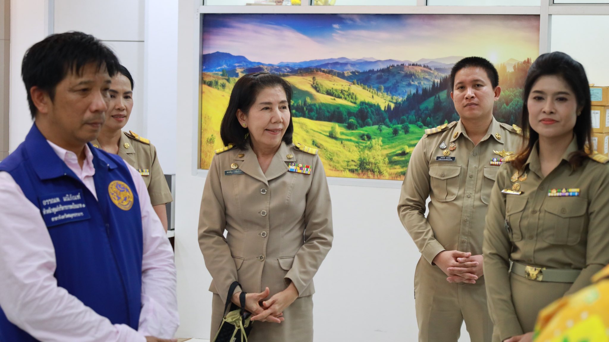 านทะเบียนฯ ให้การต้อนรับผู้ตรวจเยี่ยม เพื่อเตรียมพร้อม งานบัตรประชาชนอย่างเต็มรูปแบบ 🩵 วันจันทร์ที่ 15 กรกฎาคม 2568 เวลา 15.00 น. ✨ นางพรเพ็ญ กลิ่นกำธรกุล รองนายกเทศมนตรี ✨ นายศุภสัณห์ หนูสวัสดิ์ เลขานุการนายกเทศมนตรีฯ พร้อมด้วยจ่าสิบเอกณัฎฐ์พสิษฐ์ สำราญ ปลัดเทศบาลฯ รองปลัด กองสำนักปลัดเทศบาลฯ งานทะเบียนราษฎรให้การต้อนรับ ✨ นายสมศักดิ์ แก้วเสนา ปลัดจังหวัดสมุทรปราการ เจ้าพนักงานปกครองจากที่ทำการปกครองจังหวัดสมุทรปราการ ร่วมกับหัวหน้าศูนย์บริหารการทะเบียนภาค 1 สาขาจังหวัดสมุทรปราการ และเจ้าหน้าที่เทคนิคที่เกี่ยวข้อง เข้าตรวจสอบความพร้อมการเปิดให้บริการงานบัตรประจำตัวประชาชนของเทศบาลตำบลแพรกษาอย่างเต็มรูปแบบ 🤍 เทศบาลตำบลแพรกษาได้ดำเนินการฝึกอบรมและฝึกปฏิบัติงานสำหรับเจ้าหน้าที่ผู้ให้บริการด้านงานบัตรประจำตัวประชาชนเรียบร้อยและได้จัดเตรียมสถานที่ ระบบคอมพิวเตอร์ ระบบสื่อสาร และองค์ประกอบอื่น ๆ พร้อมรองรับการเปิดให้บริการอย่างเต็มรูปแบบ ขอขอบคุณทุกหน่วยงานที่เกี่ยวข้องในการสนับสนุนเพื่อให้บริการประชาชนในพื้นที่ได้อย่างสะดวก รวดเร็ว และมีประสิทธิภาพ