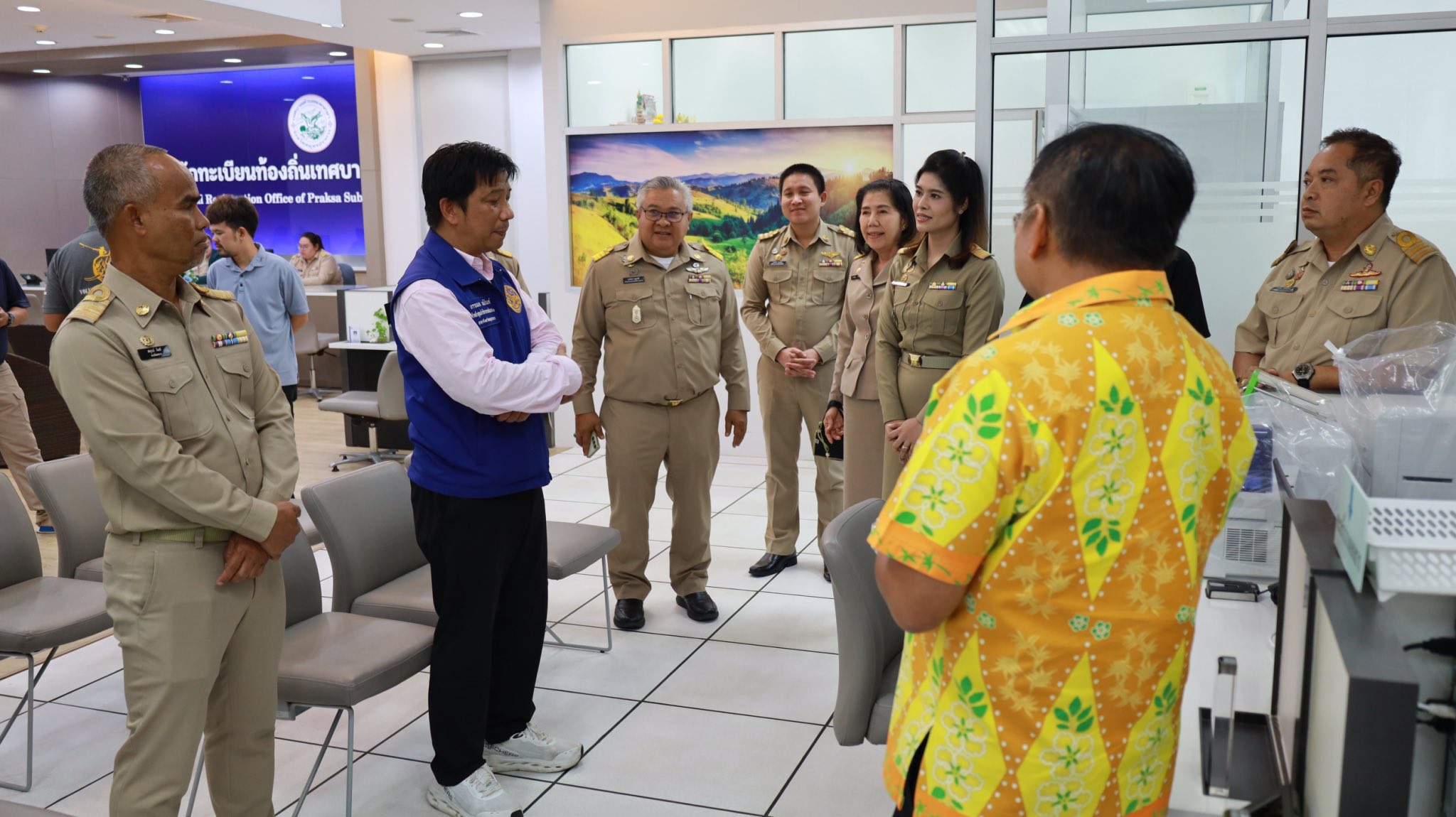 านทะเบียนฯ ให้การต้อนรับผู้ตรวจเยี่ยม เพื่อเตรียมพร้อม งานบัตรประชาชนอย่างเต็มรูปแบบ 🩵 วันจันทร์ที่ 15 กรกฎาคม 2568 เวลา 15.00 น. ✨ นางพรเพ็ญ กลิ่นกำธรกุล รองนายกเทศมนตรี ✨ นายศุภสัณห์ หนูสวัสดิ์ เลขานุการนายกเทศมนตรีฯ พร้อมด้วยจ่าสิบเอกณัฎฐ์พสิษฐ์ สำราญ ปลัดเทศบาลฯ รองปลัด กองสำนักปลัดเทศบาลฯ งานทะเบียนราษฎรให้การต้อนรับ ✨ นายสมศักดิ์ แก้วเสนา ปลัดจังหวัดสมุทรปราการ เจ้าพนักงานปกครองจากที่ทำการปกครองจังหวัดสมุทรปราการ ร่วมกับหัวหน้าศูนย์บริหารการทะเบียนภาค 1 สาขาจังหวัดสมุทรปราการ และเจ้าหน้าที่เทคนิคที่เกี่ยวข้อง เข้าตรวจสอบความพร้อมการเปิดให้บริการงานบัตรประจำตัวประชาชนของเทศบาลตำบลแพรกษาอย่างเต็มรูปแบบ 🤍 เทศบาลตำบลแพรกษาได้ดำเนินการฝึกอบรมและฝึกปฏิบัติงานสำหรับเจ้าหน้าที่ผู้ให้บริการด้านงานบัตรประจำตัวประชาชนเรียบร้อยและได้จัดเตรียมสถานที่ ระบบคอมพิวเตอร์ ระบบสื่อสาร และองค์ประกอบอื่น ๆ พร้อมรองรับการเปิดให้บริการอย่างเต็มรูปแบบ ขอขอบคุณทุกหน่วยงานที่เกี่ยวข้องในการสนับสนุนเพื่อให้บริการประชาชนในพื้นที่ได้อย่างสะดวก รวดเร็ว และมีประสิทธิภาพ