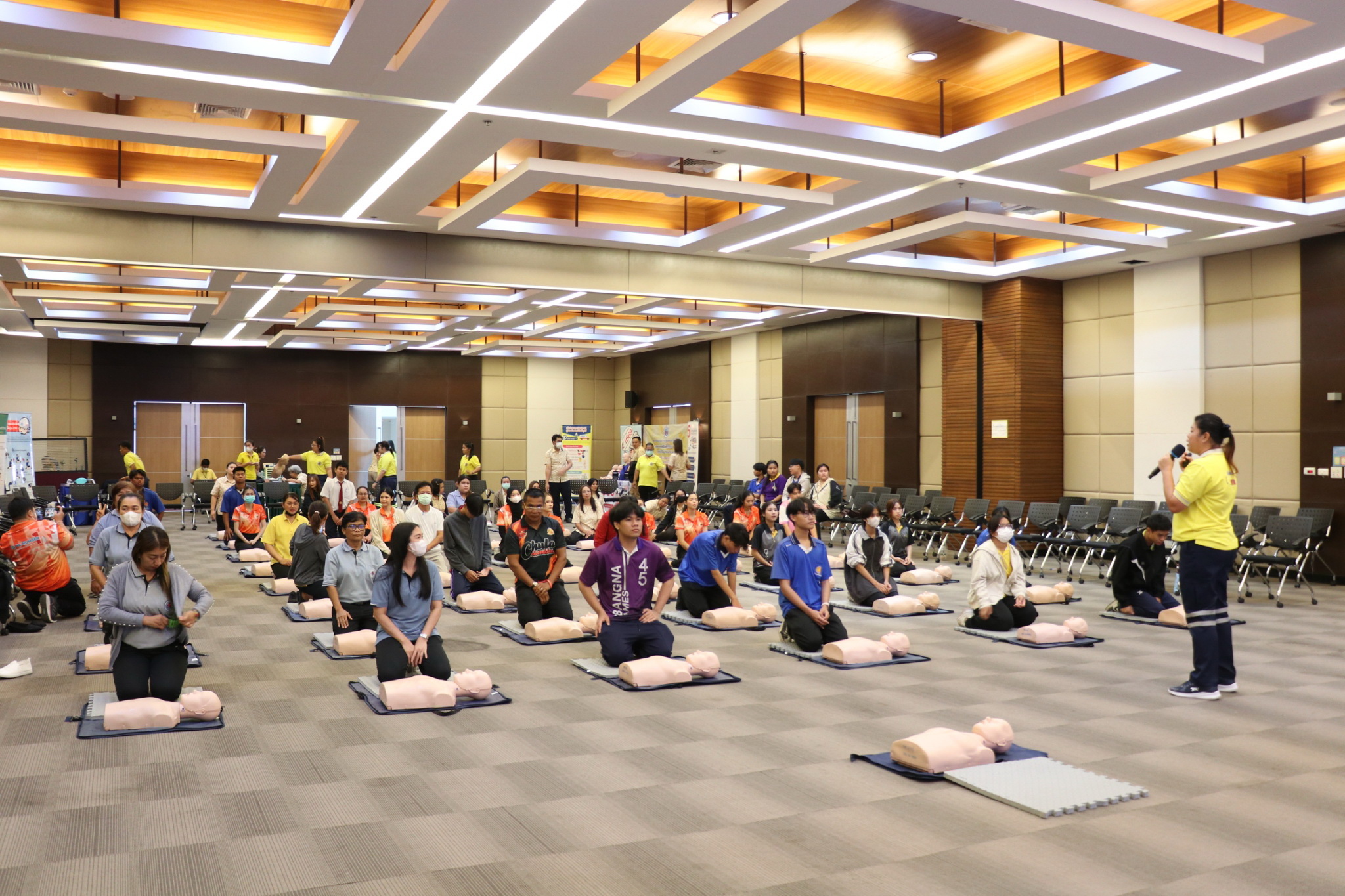 ทต.บางปูจัดอบรมปฐมพยาบาลเบื้องต้น เทศบาลตำบลบางปู จัดโครงการอบรมการปฐมพยาบาลเบื้องต้น การช่วยชีวิตขั้นพื้นฐาน (CPR) และการใช้เครื่องฟื้นคืนคลื่นหัวใจด้วยไฟฟ้าแบบอัตโนมัติ (AED) ให้แก่ประชาชนทั่วไป นักเรียน นักศึกษา อสม. เจ้าหน้าที่ รพ.สต. พนักงานเทศบาลตำบลบางปู ที่ห้องประชุม 1 ชั้น 5 สำนักงานเทศบาลตำบลบางปู อำเภอเมือง จังหวัดสมุทรปราการ นายธีรพล ชุนเจริญ นายกเทศมนตรีตำบลบางปู เป็นประธานเปิดโครงการอบรมการปฐมพยาบาลเบื้องต้น การช่วยชีวิตขั้นพื้นฐาน (CPR) และการใช้เครื่องฟื้นคืนคลื่นหัวใจด้วยไฟฟ้าแบบอัตโนมัติ (AED) ให้แก่ประชาชนทั่วไป นักเรียน นักศึกษา อสม. เจ้าหน้าที่ รพ.สต. และพนักงานเทศบาลตำบลบางปู โดยมี ดร.สมเจตน์ ทองเทศ ปลัดเทศบาลตำบลบางปู กล่าวรายงาน โดยมีคณะผู้บริหาร หัวหน้าส่วนราชการ สมาชิกสภาเทศบาล และทีมวิทยากร จากศูนย์การเรียนรู้ด้านการปฐมพยาบาลฉุกเฉินและการกู้ชีพชั้นพื้นฐาน เทศบาลตำบลบางปู โดย นางสาวยุพาวรรณ อินกล่ำ พยาบาลวิชาชีพชำนาญการ หัวหน้างานศูนย์บริการสาธารณสุข 1 เทศบาลตำบลบางปู นายธีรพล ชุนเจริญ นายกเทศมนตรีตำบลบางปู กล่าวว่าอุบัติเหตุและการเจ็บป่วยฉุกเฉินเราไม่สามารถคาดการณ์ล่วงหน้าว่าจะเกิดขึ้นเมื่อไร แม้บางครั้งเราจะมีมาตรการการดูแลเรื่องความปลอดภัยเป็นอย่างดีแล้วก็ตาม ดังนั้น การจัดการความรู้เรื่องการปฐมพยาบาลเบื้องต้นและการช่วยฟื้นคืนชีพ จึงเป็นสิ่งสำคัญในการสร้างความปลอดภัยของประชาชนจากผลการดำเนินงานของหน่วยการแพทย์ฉุกเฉินเทศบาลตำบลบางปูปี งบประมาณ 2566-2567 มีผู้ป่วยเจ็บป่วยฉุกเฉิน จำนวน 799 ราย และพบว่าในจำนวนทั้งหมดนี้มีผู้ป่วย 14 ราย ที่มีอาการหัวใจหยุดเต้น ในที่เกิดเหตุและเสียชีวิตในเวลาต่อมา หากญาติหรือผู้พบเหตุการณ์คนแรก สามารถทำการช่วยเหลือโดยช่วยนวดกระตุ้นหัวใจได้อย่างทันท่วงทีและถูกต้อง ก็จะสามารถช่วยให้ผู้ป่วยฟื้นคืนชีพและลดการสูญเสียชีวิตได้ ด้วยเหตุผลดังกล่าว กองสาธารณสุขและสิ่งแวดล้อมได้เล็งเห็นความสำคัญจึงได้จัดอบรมดังกล่าว เพื่อให้ประชาชนทั่วไป นักเรียน นักศึกษา อสม. เจ้าหน้าที่ รพ.สต. และพนักงานเทศบาล ในเขตเทศบาลตำบลบางบางปู ได่เรียนรู้จำนวน 1,000 คน โดยแบ่งเป็น อบรมในโรงเรียน 7 โรงเรียน ประชาชนทั่วไป 6 รุ่น อบรมฟื้นฟู อสม. 7 รุ่น ให้มีความรู้ ความเข้าใจ ในการปฐมพยาบาลเบื้องต้น การช่วยชีวิตขั้นพื้นฐานและการใช้เครื่อง AED ได้อย่างถูกต้องและนำความรู้ที่ได้ไปถ่ายทอดต่อญาติพี่น้องต่อไป