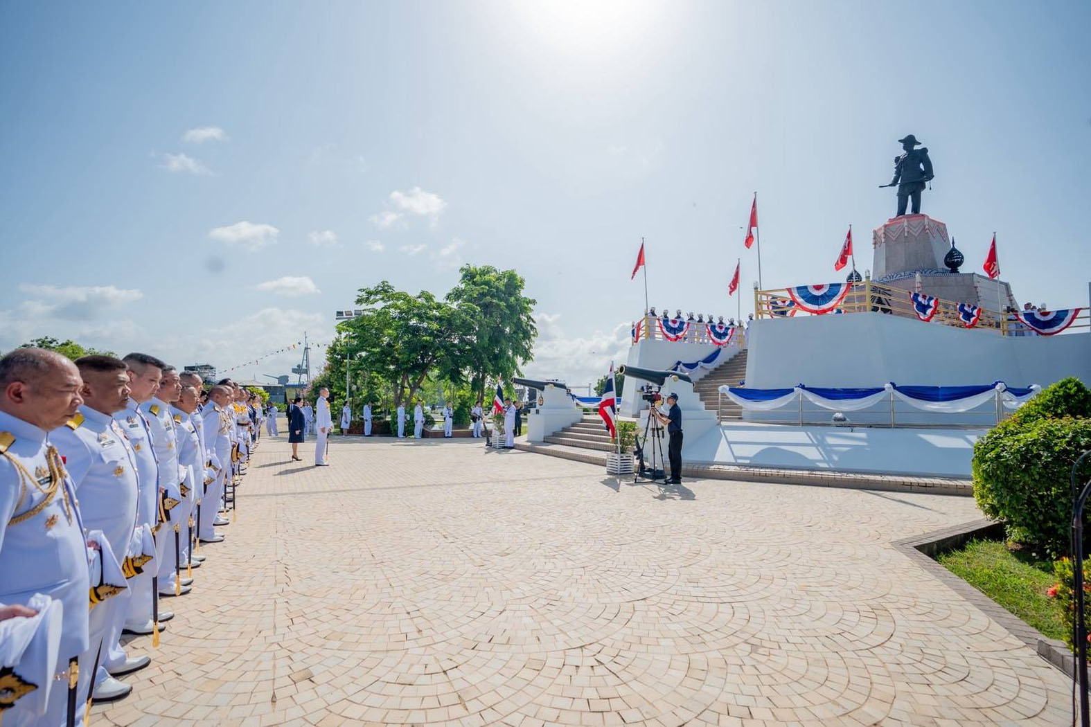 “ ปราการพระจุล จารึกคุณมหาราช ร.ศ.112 เดอะมิวสิคัล ” อบจ.สมุทรปราการ ร่วมกับ กองทัพเรือ ภูมิใจเสนอ การแสดงละครเวที แสง สี เสียงสุดตระการตา ริมป้อมประวัติศาสตร์ พร้อมซุ้มไฟสุดอลังการ และซุ้มร้านอาหารกว่า 30 ร้าน! “ชมการแสดงฟรี” ไม่มีค่าใช้จ่าย วันที่ 13 – 16 กรกฎาคม 2568 ณ ป้อมพระจุลจอมเกล้า ต.แหลมฟ้าผ่า อ.พระสมุทรเจดีย์ จ.สมุทรปราการ ร่วมย้อนรำลึกเหตุการณ์ “วิกฤตการณ์ ร.ศ. ๑๑๒” ผ่านบทแสดงจากทีมนักแสดง-นักร้องชื่อดัง ถ่ายทอดเรื่องราวแห่งศรัทธา ความรัก และการเสียสละ ด้วยพลังเสียงสะกดใจ เมื่อเรื่องราวจากหน้าประวัติศาสตร์อันเข้มข้นและทรงคุณค่าในการเรียนรู้ กระตุ้นให้เกิดความรักและดูแลปกป้องแผ่นดินไทย จะกลับมามีชีวิตอีกครั้งผ่านละครเพลงสุดอลังการที่ถ่ายทอดหัวใจของผู้เสียสละที่ไม่ยอมจำนน เพื่อปกป้องอธิปไตยของชาติเมื่อปราการหน้าด่านของสยามเผชิญภัยรุกรานจากอำนาจอาณานิคมเมื่อ 132 ปีก่อน มิวสิคัลครั้งยิ่งใหญ่จะเกิดขึ้นผ่านการแสดงแสงเสียงสื่อผสมในรูปแบบมิวสิคัล รำลึกเหตุการณ์ ร.ศ. 112 ตอน “ปราการพระจุล จารึกคุณ มหาราช ร.ศ.112 เดอะมิวสิคัล” ภายใต้โครงการส่งเสริมการท่องเที่ยวจังหวัดสมุทรปราการทางด้านประวัติศาสตร์ โดยเนรมิตรเวทีการแสดงขึ้น ณ ป้อมพระจุลจอมเกล้า จ.สมุทรปราการ สถานที่จริงของเหตุการณ์สำคัญของทางประวัติศาสตร์ เพื่อเทิดพระเกียรติ และน้อมรำลึกในพระมหากรุณาธิคุณของพระบาทสมเด็จพระจุลจอมเกล้าเจ้าอยู่หัว รัชกาลที่ 5 และกระตุ้นการท่องเที่ยวประวัติศาสตร์และวัฒนธรรมในพื้นที่อย่างเป็นรูปธรรม นายสุนทร ปานแสงทอง นายกอบจ.สมุทรปราการ กล่าวว่า จังหวัดสมุทรปราการ หรือที่รู้จักกันในนาม ‘เมืองปากน้ำ’ ถือเป็นเมืองหน้าด่านที่มีความสำคัญทางประวัติศาสตร์ ทั้งด้านการป้องกันประเทศ และการแลกเปลี่ยนวัฒนธรรม เป็นแหล่งรวมความหลากหลายทางชาติพันธุ์ ทั้งไทย จีน ญวน มอญ แขก และยังเปี่ยมด้วยศักยภาพด้านการท่องเที่ยวเชิงประวัติศาสตร์ และธรรมชาติ หนึ่งในเหตุการณ์สำคัญที่ตราตรึงอยู่ในความทรงจำของชาวไทยคือ วิกฤตการณ์ ร.ศ.112 การสู้รบกับฝรั่งเศสที่ป้อมพระจุลจอมเกล้า และป้อมผีเสื้อสมุทร ซึ่งแม้จะมีความสูญเสีย แต่ด้วยพระปรีชาสามารถของรัชกาลที่ 5 และความกล้าหาญเสียสละของบรรพบุรุษไทย ทำให้ชาติไทยสามารถธำรงเอกราชไว้ได้อย่างสง่างาม นำแสดงโดยศิลปินนักแสดงนำชื่อดัง อาทิ ปุ๊ – มนตรี เจนอักษร , ตั๊ก- นภัสรัญชน์ มิตรธีรโรจน์ , วิทย์- พชรพล จั่นเที่ยง , โบ๊ท ปรัชญา, เอ็ม อรรถพล, อ้น เลอวิทย์, ไข่มุก วรัทยา, แพน กันย์ลภัส และเมย์ อธิชา ร่วมแสดงพลังสร้างสรรค์ละครเพลงประวัติศาสตร์ครั้งสำคัญด้วยเป็นเกียรติประวัติในชีวิตที่ได้ใช้ศิลปะการแสดงตอบแทนคุณแผ่นดิน