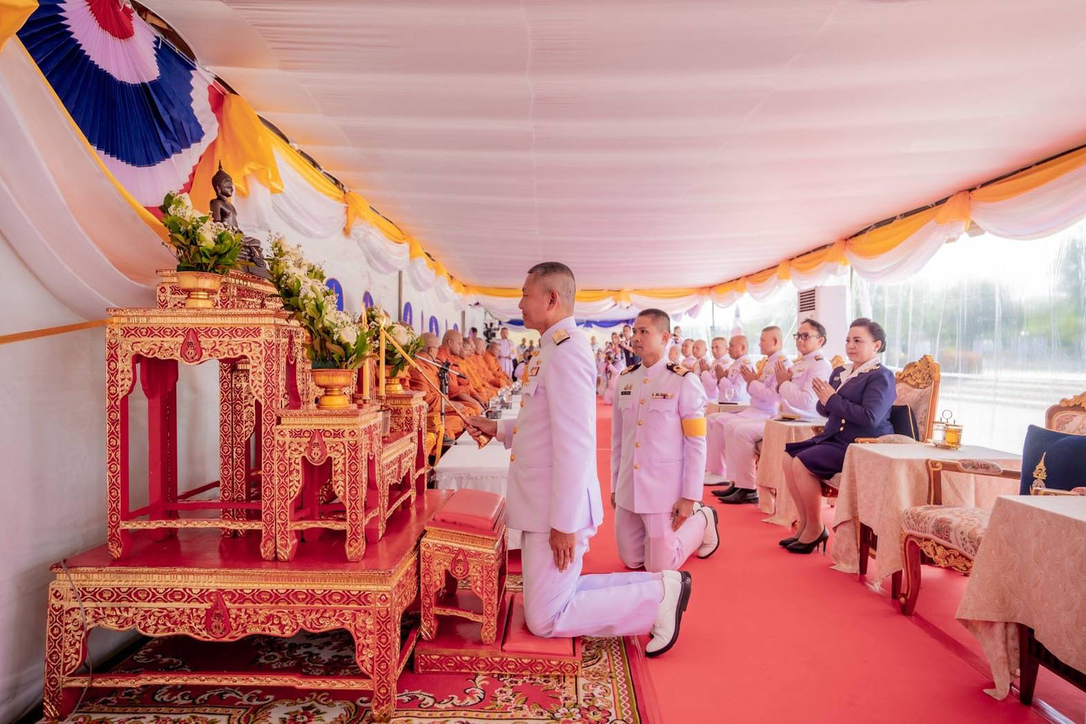 “ ปราการพระจุล จารึกคุณมหาราช ร.ศ.112 เดอะมิวสิคัล ” อบจ.สมุทรปราการ ร่วมกับ กองทัพเรือ ภูมิใจเสนอ การแสดงละครเวที แสง สี เสียงสุดตระการตา ริมป้อมประวัติศาสตร์ พร้อมซุ้มไฟสุดอลังการ และซุ้มร้านอาหารกว่า 30 ร้าน! “ชมการแสดงฟรี” ไม่มีค่าใช้จ่าย วันที่ 13 – 16 กรกฎาคม 2568 ณ ป้อมพระจุลจอมเกล้า ต.แหลมฟ้าผ่า อ.พระสมุทรเจดีย์ จ.สมุทรปราการ ร่วมย้อนรำลึกเหตุการณ์ “วิกฤตการณ์ ร.ศ. ๑๑๒” ผ่านบทแสดงจากทีมนักแสดง-นักร้องชื่อดัง ถ่ายทอดเรื่องราวแห่งศรัทธา ความรัก และการเสียสละ ด้วยพลังเสียงสะกดใจ เมื่อเรื่องราวจากหน้าประวัติศาสตร์อันเข้มข้นและทรงคุณค่าในการเรียนรู้ กระตุ้นให้เกิดความรักและดูแลปกป้องแผ่นดินไทย จะกลับมามีชีวิตอีกครั้งผ่านละครเพลงสุดอลังการที่ถ่ายทอดหัวใจของผู้เสียสละที่ไม่ยอมจำนน เพื่อปกป้องอธิปไตยของชาติเมื่อปราการหน้าด่านของสยามเผชิญภัยรุกรานจากอำนาจอาณานิคมเมื่อ 132 ปีก่อน มิวสิคัลครั้งยิ่งใหญ่จะเกิดขึ้นผ่านการแสดงแสงเสียงสื่อผสมในรูปแบบมิวสิคัล รำลึกเหตุการณ์ ร.ศ. 112 ตอน “ปราการพระจุล จารึกคุณ มหาราช ร.ศ.112 เดอะมิวสิคัล” ภายใต้โครงการส่งเสริมการท่องเที่ยวจังหวัดสมุทรปราการทางด้านประวัติศาสตร์ โดยเนรมิตรเวทีการแสดงขึ้น ณ ป้อมพระจุลจอมเกล้า จ.สมุทรปราการ สถานที่จริงของเหตุการณ์สำคัญของทางประวัติศาสตร์ เพื่อเทิดพระเกียรติ และน้อมรำลึกในพระมหากรุณาธิคุณของพระบาทสมเด็จพระจุลจอมเกล้าเจ้าอยู่หัว รัชกาลที่ 5 และกระตุ้นการท่องเที่ยวประวัติศาสตร์และวัฒนธรรมในพื้นที่อย่างเป็นรูปธรรม นายสุนทร ปานแสงทอง นายกอบจ.สมุทรปราการ กล่าวว่า จังหวัดสมุทรปราการ หรือที่รู้จักกันในนาม ‘เมืองปากน้ำ’ ถือเป็นเมืองหน้าด่านที่มีความสำคัญทางประวัติศาสตร์ ทั้งด้านการป้องกันประเทศ และการแลกเปลี่ยนวัฒนธรรม เป็นแหล่งรวมความหลากหลายทางชาติพันธุ์ ทั้งไทย จีน ญวน มอญ แขก และยังเปี่ยมด้วยศักยภาพด้านการท่องเที่ยวเชิงประวัติศาสตร์ และธรรมชาติ หนึ่งในเหตุการณ์สำคัญที่ตราตรึงอยู่ในความทรงจำของชาวไทยคือ วิกฤตการณ์ ร.ศ.112 การสู้รบกับฝรั่งเศสที่ป้อมพระจุลจอมเกล้า และป้อมผีเสื้อสมุทร ซึ่งแม้จะมีความสูญเสีย แต่ด้วยพระปรีชาสามารถของรัชกาลที่ 5 และความกล้าหาญเสียสละของบรรพบุรุษไทย ทำให้ชาติไทยสามารถธำรงเอกราชไว้ได้อย่างสง่างาม นำแสดงโดยศิลปินนักแสดงนำชื่อดัง อาทิ ปุ๊ – มนตรี เจนอักษร , ตั๊ก- นภัสรัญชน์ มิตรธีรโรจน์ , วิทย์- พชรพล จั่นเที่ยง , โบ๊ท ปรัชญา, เอ็ม อรรถพล, อ้น เลอวิทย์, ไข่มุก วรัทยา, แพน กันย์ลภัส และเมย์ อธิชา ร่วมแสดงพลังสร้างสรรค์ละครเพลงประวัติศาสตร์ครั้งสำคัญด้วยเป็นเกียรติประวัติในชีวิตที่ได้ใช้ศิลปะการแสดงตอบแทนคุณแผ่นดิน