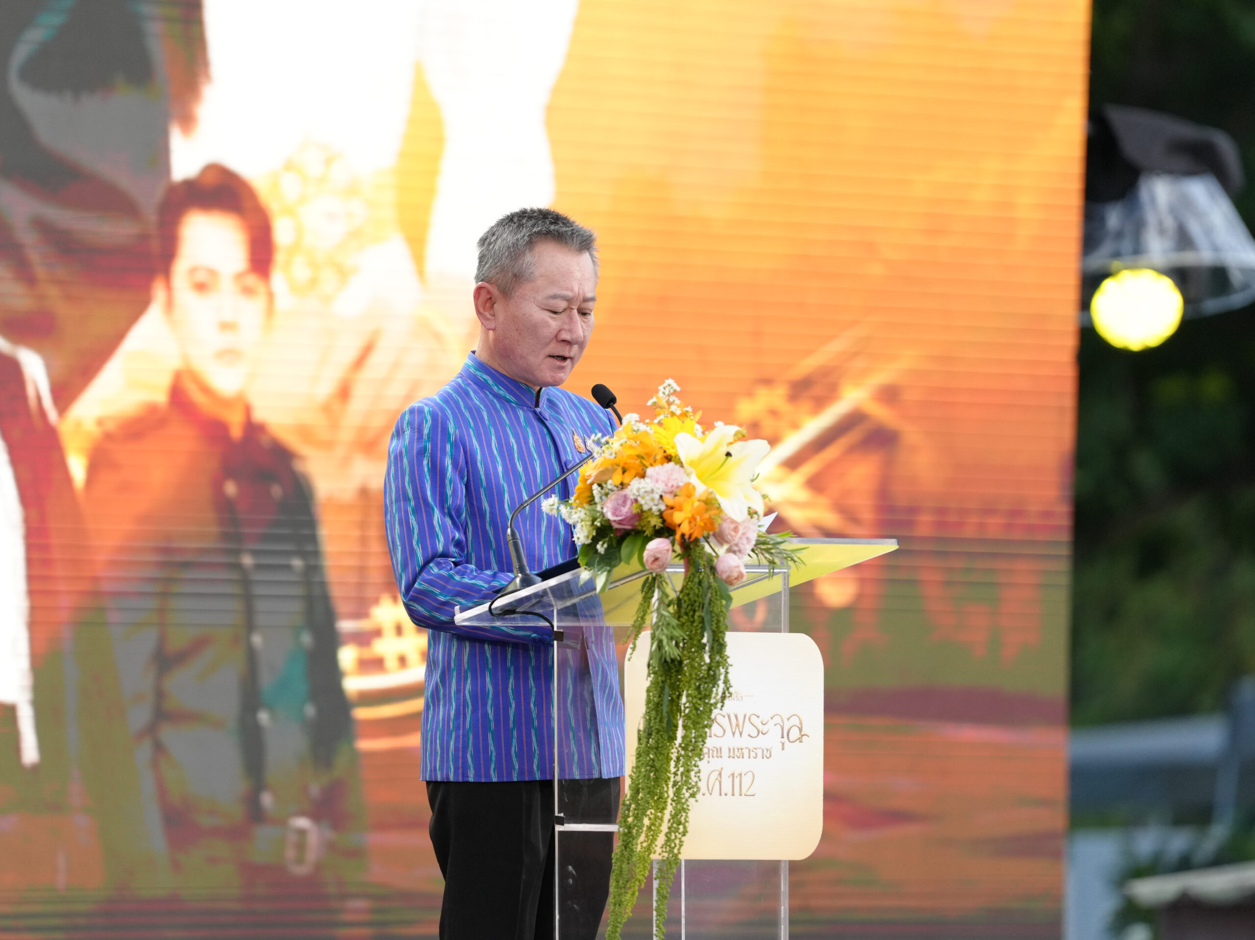 “ ปราการพระจุล จารึกคุณมหาราช ร.ศ.112 เดอะมิวสิคัล ” อบจ.สมุทรปราการ ร่วมกับ กองทัพเรือ ภูมิใจเสนอ การแสดงละครเวที แสง สี เสียงสุดตระการตา ริมป้อมประวัติศาสตร์ พร้อมซุ้มไฟสุดอลังการ และซุ้มร้านอาหารกว่า 30 ร้าน! “ชมการแสดงฟรี” ไม่มีค่าใช้จ่าย วันที่ 13 – 16 กรกฎาคม 2568 ณ ป้อมพระจุลจอมเกล้า ต.แหลมฟ้าผ่า อ.พระสมุทรเจดีย์ จ.สมุทรปราการ ร่วมย้อนรำลึกเหตุการณ์ “วิกฤตการณ์ ร.ศ. ๑๑๒” ผ่านบทแสดงจากทีมนักแสดง-นักร้องชื่อดัง ถ่ายทอดเรื่องราวแห่งศรัทธา ความรัก และการเสียสละ ด้วยพลังเสียงสะกดใจ เมื่อเรื่องราวจากหน้าประวัติศาสตร์อันเข้มข้นและทรงคุณค่าในการเรียนรู้ กระตุ้นให้เกิดความรักและดูแลปกป้องแผ่นดินไทย จะกลับมามีชีวิตอีกครั้งผ่านละครเพลงสุดอลังการที่ถ่ายทอดหัวใจของผู้เสียสละที่ไม่ยอมจำนน เพื่อปกป้องอธิปไตยของชาติเมื่อปราการหน้าด่านของสยามเผชิญภัยรุกรานจากอำนาจอาณานิคมเมื่อ 132 ปีก่อน มิวสิคัลครั้งยิ่งใหญ่จะเกิดขึ้นผ่านการแสดงแสงเสียงสื่อผสมในรูปแบบมิวสิคัล รำลึกเหตุการณ์ ร.ศ. 112 ตอน “ปราการพระจุล จารึกคุณ มหาราช ร.ศ.112 เดอะมิวสิคัล” ภายใต้โครงการส่งเสริมการท่องเที่ยวจังหวัดสมุทรปราการทางด้านประวัติศาสตร์ โดยเนรมิตรเวทีการแสดงขึ้น ณ ป้อมพระจุลจอมเกล้า จ.สมุทรปราการ สถานที่จริงของเหตุการณ์สำคัญของทางประวัติศาสตร์ เพื่อเทิดพระเกียรติ และน้อมรำลึกในพระมหากรุณาธิคุณของพระบาทสมเด็จพระจุลจอมเกล้าเจ้าอยู่หัว รัชกาลที่ 5 และกระตุ้นการท่องเที่ยวประวัติศาสตร์และวัฒนธรรมในพื้นที่อย่างเป็นรูปธรรม นายสุนทร ปานแสงทอง นายกอบจ.สมุทรปราการ กล่าวว่า จังหวัดสมุทรปราการ หรือที่รู้จักกันในนาม ‘เมืองปากน้ำ’ ถือเป็นเมืองหน้าด่านที่มีความสำคัญทางประวัติศาสตร์ ทั้งด้านการป้องกันประเทศ และการแลกเปลี่ยนวัฒนธรรม เป็นแหล่งรวมความหลากหลายทางชาติพันธุ์ ทั้งไทย จีน ญวน มอญ แขก และยังเปี่ยมด้วยศักยภาพด้านการท่องเที่ยวเชิงประวัติศาสตร์ และธรรมชาติ หนึ่งในเหตุการณ์สำคัญที่ตราตรึงอยู่ในความทรงจำของชาวไทยคือ วิกฤตการณ์ ร.ศ.112 การสู้รบกับฝรั่งเศสที่ป้อมพระจุลจอมเกล้า และป้อมผีเสื้อสมุทร ซึ่งแม้จะมีความสูญเสีย แต่ด้วยพระปรีชาสามารถของรัชกาลที่ 5 และความกล้าหาญเสียสละของบรรพบุรุษไทย ทำให้ชาติไทยสามารถธำรงเอกราชไว้ได้อย่างสง่างาม นำแสดงโดยศิลปินนักแสดงนำชื่อดัง อาทิ ปุ๊ – มนตรี เจนอักษร , ตั๊ก- นภัสรัญชน์ มิตรธีรโรจน์ , วิทย์- พชรพล จั่นเที่ยง , โบ๊ท ปรัชญา, เอ็ม อรรถพล, อ้น เลอวิทย์, ไข่มุก วรัทยา, แพน กันย์ลภัส และเมย์ อธิชา ร่วมแสดงพลังสร้างสรรค์ละครเพลงประวัติศาสตร์ครั้งสำคัญด้วยเป็นเกียรติประวัติในชีวิตที่ได้ใช้ศิลปะการแสดงตอบแทนคุณแผ่นดิน