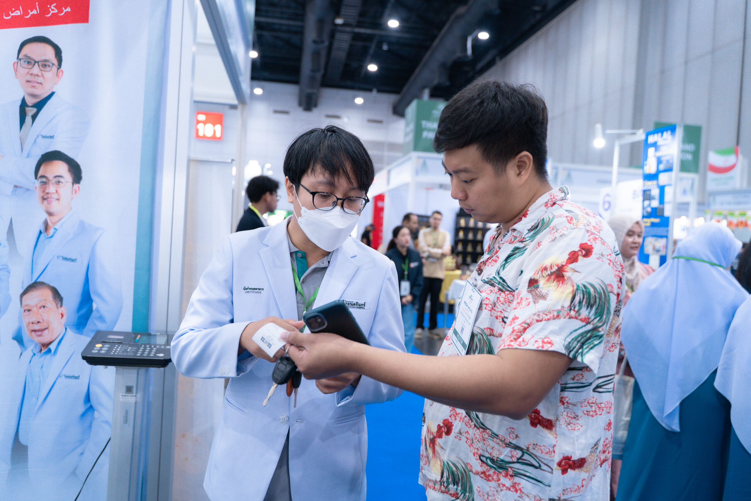 ไทยนครินทร์ ร่วมงาน Mega Halal Bangkok 2025 พร้อมดูแลสุขภาพ และความปลอดภัยผู้ร่วมงานอย่างใกล้ชิด นพ.ไพฑูรย์ ขจรวัชรา ผู้อำนวยการปฏิบัติการ โรงพยาบาลไทยนครินทร์ และ นพ.สุชาครีย์ วัฒนวิกย์กิจ รองผู้อำนวยการ ผู้ช่วยผู้อำนวยการบริหาร สายงานการตลาด เข้าร่วมเปิดงาน “Mega Halal Bangkok 2025” มหกรรมแสดงสินค้าและนวัตกรรมฮาลาลที่ยิ่งใหญ่ที่สุดในประเทศไทย ซึ่งจัดขึ้นระหว่างวันที่ 16 – 18 กรกฎาคม 2568 ณ ฮอลล์ 98 – 101 ศูนย์นิทรรศการและการประชุมไบเทค บางนา ภายในงาน โรงพยาบาลไทยนครินทร์ได้เข้าร่วมจัดแสดงสินค้าและบริการสุขภาพ ภายใต้แนวคิด       "Halal Friend : Your Trusted Healthcare Partner" พร้อมแนะนำบริการทางการแพทย์และโปรแกรมดูแลสุขภาพที่สอดคล้องกับวิถีฮาลาล ตอบโจทย์ผู้บริโภคทั้งในและต่างประเทศอย่างรอบด้าน นอกจากนี้ยังจัดทีม Ambulance Standby และหน่วยพยาบาลฉุกเฉินไว้คอยดูแลความปลอดภัย และให้การช่วยเหลือผู้ร่วมจัดแสดงสินค้าและผู้เข้าชมงานในกรณีเกิดเหตุฉุกเฉิน สะท้อนความมุ่งมั่นในการดูแลสุขภาพของประชาชนอย่างใกล้ชิดและมีประสิทธิภาพตลอดทั้ง 3 วันของการจัดงาน