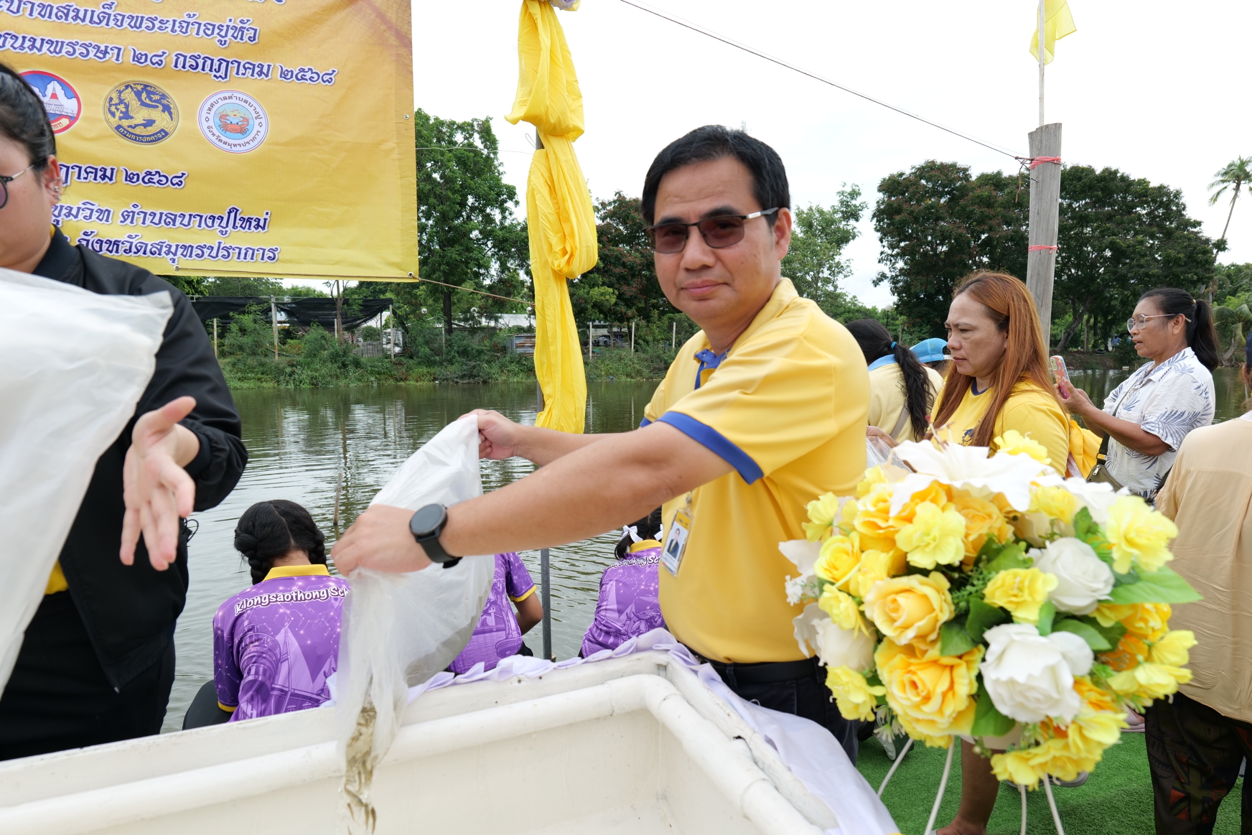 วันที่ 9 กรกฎาคม 2568 นายศุภมิตร ชิณศรี ผู้ว่าราชการจังหวัดสมุทรปราการ เป็นประธานในกิจกรรมปล่อยพันธุ์สัตว์น้ำ เฉลิมพระเกียรติพระบาทสมเด็จพระเจ้าอยู่หัว เนื่องในโอกาสวันเฉลิมพระชนมพรรษา 28 กรกฎาคม 2568 ณ บริเวณริมคลองใหม่ เลียบคลองถนนสุขุมวิท ตำบลบางปูใหม่ อำเภอเมืองสมุทรปราการ จังหวัดสมุทรปราการ โดยนาย สมพร เกื้อสกุล ประมงจังหวัดสมุทรปราการ กล่าวรายงานวัตถุประสงค์การจัดกิจกรรมในครั้งนี้ อันเพื่อเป็นการเทิดพระเกียรติ และถวายเป็นพระราชกุศล พระบาทสมเด็จพระเจ้าอยู่หัว และเพื่อเปิดโอกาสให้หน่วยงานภาครัฐ หน่วยงานรัฐวิสาหกิจ สถานศึกษาและประชาชนทั่วไป ได้มีส่วนร่วมในการปล่อยพันธุ์สัตว์น้ำ อีกทั้งยังเพิ่มผลผลิตพันธุ์สัตว์น้ำให้แหล่งน้ำธรรมชาติ ซึ่งในครั้งนี้ได้ทำการปล่อยพันธุ์ปลาน้ำจืดจำนวน 200,000 ตัว ได้แก่ พันธุ์ปลาอีกง พันธุ์ปลาตะเพียน พันธุ์ปลาสลิด และ พันธุ์ปลาสวาย ลงในคลองเลียบถนนสุขุมวิท สำหรับกิจกรรมในครั้งนี้ นายสมาส สุธาธีระเนตร หัวหน้ากองโยธา พร้อมด้วยนางสาวอรอนงค์ วิศิษฐ์โสภา หัวหน้าแผนกประชาสัมพันธ์และชุมชนสัมพันธ์ โรงไฟฟ้าพระนครใต้ ได้ร่วมปล่อยพันธุ์สัตว์น้ำในครั้งนี้ ซึ่ง กฟผ.โรงไฟฟ้าพระนครใต้ ได้ให้การสนับสนุนกิจกรรมดังกล่าวในปี 2568 เพื่อร่วมส่งเสริมการดูแลทรัพยากรธรรมชาติในแหล่งน้ำของจังหวัดสมุทรปราการ