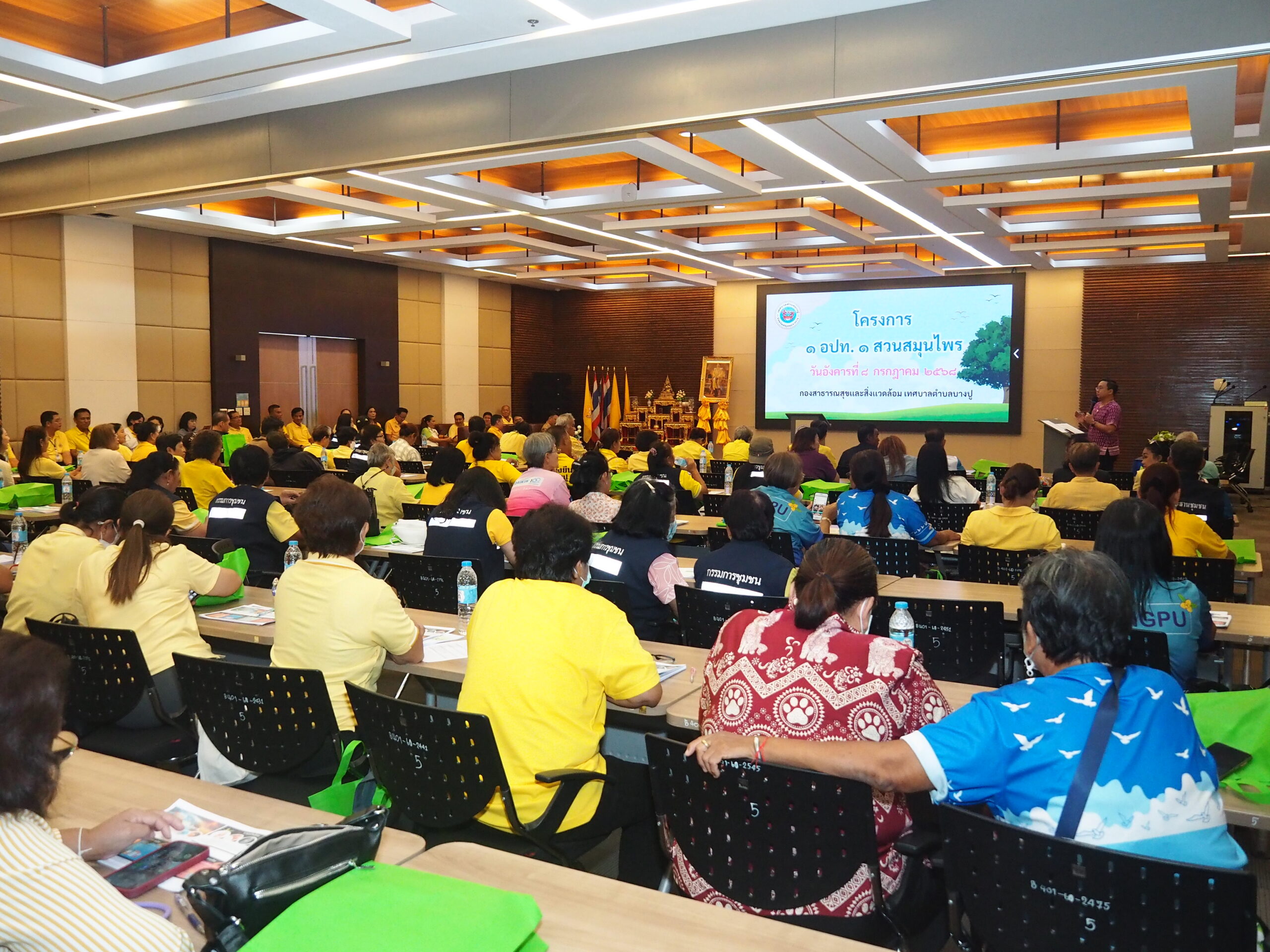ที่ห้องประชุม 1 ชั้น 5 สำนักงานเทศบาลตำบลบางปู อำเภอเมือง จังหวัดสมุทรปราการ เทศบาลตำบลบางปู เปิดการอบรมการใช้สมุนไพรไทย และกิจกรรมสาธิตการทำยาดมสมุนไพร ภายใต้โครงการ 1 อปท. 1 สวนสมุนไพร โดยมีนายธีรพล ชุนเจริญ นายกเทศมนตรีตำบลบางปู เป็นประธานกล่าวเปิดการอบรม และมี ดร.สมเจตน์ ทองเทศ ปลัดเทศบาลตำบลบางปู ในนามหัวหน้าคณะทำงาน กล่าวรายงานถึงวัตถุประสงค์ พร้อมด้วย คณะผู้บริหาร สมาชิกสภาเทศบาลฯ หัวหน้าส่วนราชการ เจ้าหน้าที่กองสาธารณสุขและสิ่งแวดล้อม ตลอดจนประธาน คณะกรรมการชุมชน และประชาชนในเขตเทศบาลตำบลบางปู ทั้ง 50 ชุมชน เข้าร่วมกิจกรรม จำนวน 100 คน เทศบาลตำบลบางปู ได้ดำเนินการขับเคลื่อน โครงการ 1 อปท. 1 สวนสมุนไพร อย่างต่อเนื่องมาตั้งแต่ปี 2566 จนถึงปัจจุบัน โดยได้ดำเนินการจัดทำแหล่งเรียนรู้ด้านสมุนไพรของเทศบาลตำบลบางปู ณ ศูนย์บริการสาธารณสุข 1(บางปูใหม่) มีการปรับปรุงพื้นที่ปลูกสมุนไพร และพัฒนาปรับปรุงป้ายสมุนไพร เพื่อให้เป็นแหล่งเรียนรู้ด้านสมุนไพร ให้กับเยาวชน และประชาชนทั่วไป ได้เข้ามาศึกษาเรียนรู้เรื่องของสมุนไพร รวมไปถึงเพื่อสร้างจิตสำนึกการรู้จักรักษา หวงแหนและอนุรักษ์พืชพรรณสมุนไพร ส่งเสริมให้เด็ก เยาวชน และประชาชนในพื้นที่ มีความรู้เรื่องสมุนไพร และสมุนไพรในท้องถิ่นตน รู้จักการนำสมุนไพรไปใช้ประโยชน์ รวมทั้งสามารถขอแบ่งปันพันธุ์พืชสมุนไพรเพื่อไป ขยายพันธุ์ได้ เมื่อสมุนไพรที่ปลูกในชุมชนมีมาก สามารถนำสมุนไพรมาปรุงเป็นยาสมุนไพร เพื่อใช้ในดูแลตนเองและคนในชุมชนได้ เช่น ชาชงสมุนไพร ยาผงพอกเข่า และน้ำมันไพล ในปีงบประมาณ 2568 เทศบาลตำบลบางปู ได้ขยายกลุ่มเป้าหมายสู่ กลุ่มเด็กและเยาวชน โดยได้ดำเนินกิจกรรม "หนูน้อยท่องโลกสมุนไพร การทำสไลม์ตะไคร้หอมไล่ยุง" ให้กับโรงเรียนในสังกัดของเทศบาลตำบลบางปูทั้ง 3 แห่ง ได้แก่ โรงเรียนเทศบาล 1 (บางปูใหม่) โรงเรียนเทศบาล 2 (บางปู) โรงเรียนเทศบาล 3 (ท้ายบ้านใหม่) จำนวน 24/2 คน โดยมีวัตถุประสงค์เพื่อให้ ผู้เข้าอบรมมีความรู้ในเรื่องของสมุนไพรใกล้ตัว การใช้ยาสมุนไพรตามบัญชียาหลักแห่งชาติในการดูแลรักษาตนเองเบื้องต้น และสามารถแนะนำการใช้ยาสมุนไพรให้กับคนในชุมชนของตนได้อย่างมีประสิทธิภาพ ทั้งนี้ยังได้มอบกล้าพันธุ์สมุนไพรจำนวน 5 ชนิด ได้แก่ ต้นโปร่งฟ้า ต้นเหงือกปลาหมอม่วง ต้นหูเสือ ต้นฟ้าทะลายโจร และต้นกะเพราแดง เพื่อเป็นการนำร่อง ขยายพันธุ์สมุนไพร่สู่ชุมชนทั้ง 50 ชุมชนในเขตเทศบาลตำบลบางปู เพื่อสร้างแหล่งเรียนรู้ด้านสมุนไพรให้กับคนในชุมชน