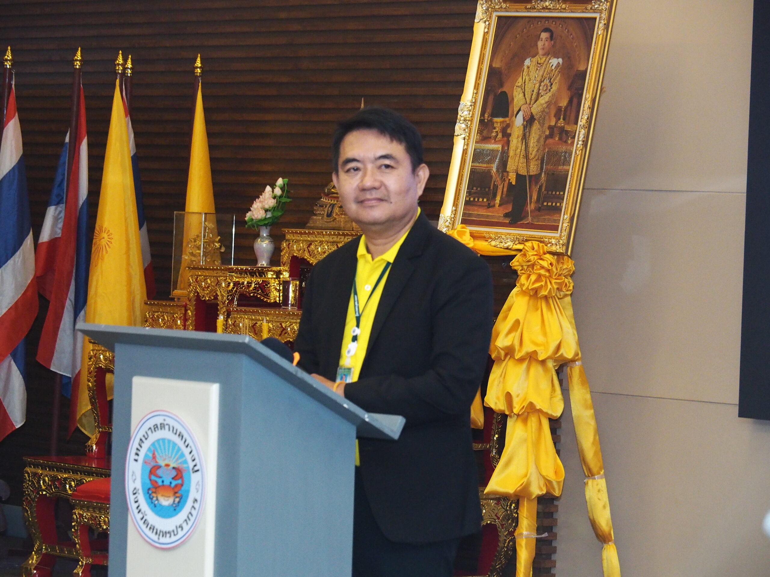 ที่ห้องประชุม 1 ชั้น 5 สำนักงานเทศบาลตำบลบางปู อำเภอเมือง จังหวัดสมุทรปราการ เทศบาลตำบลบางปู เปิดการอบรมการใช้สมุนไพรไทย และกิจกรรมสาธิตการทำยาดมสมุนไพร ภายใต้โครงการ 1 อปท. 1 สวนสมุนไพร โดยมีนายธีรพล ชุนเจริญ นายกเทศมนตรีตำบลบางปู เป็นประธานกล่าวเปิดการอบรม และมี ดร.สมเจตน์ ทองเทศ ปลัดเทศบาลตำบลบางปู ในนามหัวหน้าคณะทำงาน กล่าวรายงานถึงวัตถุประสงค์ พร้อมด้วย คณะผู้บริหาร สมาชิกสภาเทศบาลฯ หัวหน้าส่วนราชการ เจ้าหน้าที่กองสาธารณสุขและสิ่งแวดล้อม ตลอดจนประธาน คณะกรรมการชุมชน และประชาชนในเขตเทศบาลตำบลบางปู ทั้ง 50 ชุมชน เข้าร่วมกิจกรรม จำนวน 100 คน เทศบาลตำบลบางปู ได้ดำเนินการขับเคลื่อน โครงการ 1 อปท. 1 สวนสมุนไพร อย่างต่อเนื่องมาตั้งแต่ปี 2566 จนถึงปัจจุบัน โดยได้ดำเนินการจัดทำแหล่งเรียนรู้ด้านสมุนไพรของเทศบาลตำบลบางปู ณ ศูนย์บริการสาธารณสุข 1(บางปูใหม่) มีการปรับปรุงพื้นที่ปลูกสมุนไพร และพัฒนาปรับปรุงป้ายสมุนไพร เพื่อให้เป็นแหล่งเรียนรู้ด้านสมุนไพร ให้กับเยาวชน และประชาชนทั่วไป ได้เข้ามาศึกษาเรียนรู้เรื่องของสมุนไพร รวมไปถึงเพื่อสร้างจิตสำนึกการรู้จักรักษา หวงแหนและอนุรักษ์พืชพรรณสมุนไพร ส่งเสริมให้เด็ก เยาวชน และประชาชนในพื้นที่ มีความรู้เรื่องสมุนไพร และสมุนไพรในท้องถิ่นตน รู้จักการนำสมุนไพรไปใช้ประโยชน์ รวมทั้งสามารถขอแบ่งปันพันธุ์พืชสมุนไพรเพื่อไป ขยายพันธุ์ได้ เมื่อสมุนไพรที่ปลูกในชุมชนมีมาก สามารถนำสมุนไพรมาปรุงเป็นยาสมุนไพร เพื่อใช้ในดูแลตนเองและคนในชุมชนได้ เช่น ชาชงสมุนไพร ยาผงพอกเข่า และน้ำมันไพล ในปีงบประมาณ 2568 เทศบาลตำบลบางปู ได้ขยายกลุ่มเป้าหมายสู่ กลุ่มเด็กและเยาวชน โดยได้ดำเนินกิจกรรม "หนูน้อยท่องโลกสมุนไพร การทำสไลม์ตะไคร้หอมไล่ยุง" ให้กับโรงเรียนในสังกัดของเทศบาลตำบลบางปูทั้ง 3 แห่ง ได้แก่ โรงเรียนเทศบาล 1 (บางปูใหม่) โรงเรียนเทศบาล 2 (บางปู) โรงเรียนเทศบาล 3 (ท้ายบ้านใหม่) จำนวน 24/2 คน โดยมีวัตถุประสงค์เพื่อให้ ผู้เข้าอบรมมีความรู้ในเรื่องของสมุนไพรใกล้ตัว การใช้ยาสมุนไพรตามบัญชียาหลักแห่งชาติในการดูแลรักษาตนเองเบื้องต้น และสามารถแนะนำการใช้ยาสมุนไพรให้กับคนในชุมชนของตนได้อย่างมีประสิทธิภาพ ทั้งนี้ยังได้มอบกล้าพันธุ์สมุนไพรจำนวน 5 ชนิด ได้แก่ ต้นโปร่งฟ้า ต้นเหงือกปลาหมอม่วง ต้นหูเสือ ต้นฟ้าทะลายโจร และต้นกะเพราแดง เพื่อเป็นการนำร่อง ขยายพันธุ์สมุนไพร่สู่ชุมชนทั้ง 50 ชุมชนในเขตเทศบาลตำบลบางปู เพื่อสร้างแหล่งเรียนรู้ด้านสมุนไพรให้กับคนในชุมชน