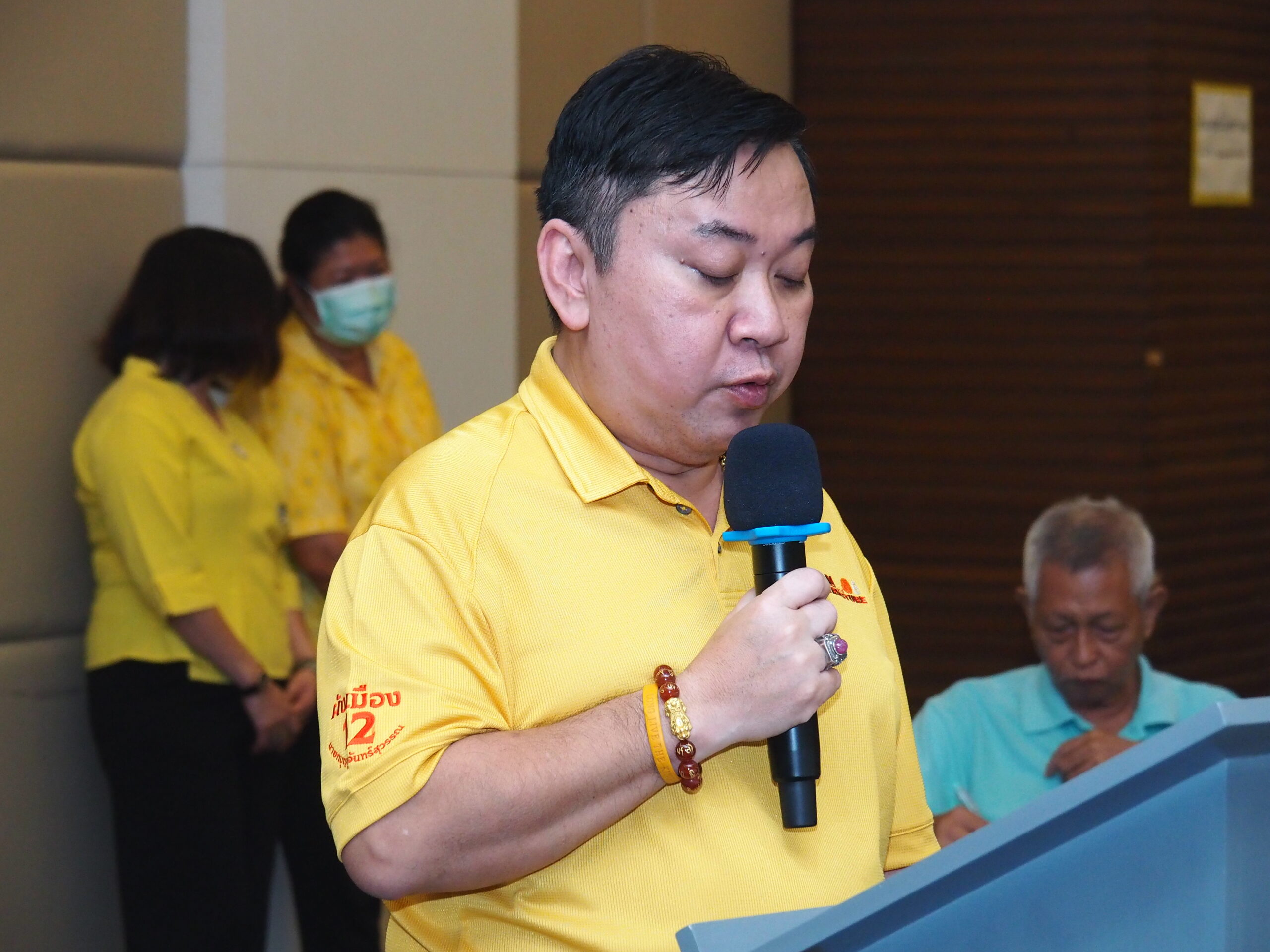 ที่ห้องประชุม 1 ชั้น 5 สำนักงานเทศบาลตำบลบางปู อำเภอเมือง จังหวัดสมุทรปราการ เทศบาลตำบลบางปู เปิดการอบรมการใช้สมุนไพรไทย และกิจกรรมสาธิตการทำยาดมสมุนไพร ภายใต้โครงการ 1 อปท. 1 สวนสมุนไพร โดยมีนายธีรพล ชุนเจริญ นายกเทศมนตรีตำบลบางปู เป็นประธานกล่าวเปิดการอบรม และมี ดร.สมเจตน์ ทองเทศ ปลัดเทศบาลตำบลบางปู ในนามหัวหน้าคณะทำงาน กล่าวรายงานถึงวัตถุประสงค์ พร้อมด้วย คณะผู้บริหาร สมาชิกสภาเทศบาลฯ หัวหน้าส่วนราชการ เจ้าหน้าที่กองสาธารณสุขและสิ่งแวดล้อม ตลอดจนประธาน คณะกรรมการชุมชน และประชาชนในเขตเทศบาลตำบลบางปู ทั้ง 50 ชุมชน เข้าร่วมกิจกรรม จำนวน 100 คน เทศบาลตำบลบางปู ได้ดำเนินการขับเคลื่อน โครงการ 1 อปท. 1 สวนสมุนไพร อย่างต่อเนื่องมาตั้งแต่ปี 2566 จนถึงปัจจุบัน โดยได้ดำเนินการจัดทำแหล่งเรียนรู้ด้านสมุนไพรของเทศบาลตำบลบางปู ณ ศูนย์บริการสาธารณสุข 1(บางปูใหม่) มีการปรับปรุงพื้นที่ปลูกสมุนไพร และพัฒนาปรับปรุงป้ายสมุนไพร เพื่อให้เป็นแหล่งเรียนรู้ด้านสมุนไพร ให้กับเยาวชน และประชาชนทั่วไป ได้เข้ามาศึกษาเรียนรู้เรื่องของสมุนไพร รวมไปถึงเพื่อสร้างจิตสำนึกการรู้จักรักษา หวงแหนและอนุรักษ์พืชพรรณสมุนไพร ส่งเสริมให้เด็ก เยาวชน และประชาชนในพื้นที่ มีความรู้เรื่องสมุนไพร และสมุนไพรในท้องถิ่นตน รู้จักการนำสมุนไพรไปใช้ประโยชน์ รวมทั้งสามารถขอแบ่งปันพันธุ์พืชสมุนไพรเพื่อไป ขยายพันธุ์ได้ เมื่อสมุนไพรที่ปลูกในชุมชนมีมาก สามารถนำสมุนไพรมาปรุงเป็นยาสมุนไพร เพื่อใช้ในดูแลตนเองและคนในชุมชนได้ เช่น ชาชงสมุนไพร ยาผงพอกเข่า และน้ำมันไพล ในปีงบประมาณ 2568 เทศบาลตำบลบางปู ได้ขยายกลุ่มเป้าหมายสู่ กลุ่มเด็กและเยาวชน โดยได้ดำเนินกิจกรรม "หนูน้อยท่องโลกสมุนไพร การทำสไลม์ตะไคร้หอมไล่ยุง" ให้กับโรงเรียนในสังกัดของเทศบาลตำบลบางปูทั้ง 3 แห่ง ได้แก่ โรงเรียนเทศบาล 1 (บางปูใหม่) โรงเรียนเทศบาล 2 (บางปู) โรงเรียนเทศบาล 3 (ท้ายบ้านใหม่) จำนวน 24/2 คน โดยมีวัตถุประสงค์เพื่อให้ ผู้เข้าอบรมมีความรู้ในเรื่องของสมุนไพรใกล้ตัว การใช้ยาสมุนไพรตามบัญชียาหลักแห่งชาติในการดูแลรักษาตนเองเบื้องต้น และสามารถแนะนำการใช้ยาสมุนไพรให้กับคนในชุมชนของตนได้อย่างมีประสิทธิภาพ ทั้งนี้ยังได้มอบกล้าพันธุ์สมุนไพรจำนวน 5 ชนิด ได้แก่ ต้นโปร่งฟ้า ต้นเหงือกปลาหมอม่วง ต้นหูเสือ ต้นฟ้าทะลายโจร และต้นกะเพราแดง เพื่อเป็นการนำร่อง ขยายพันธุ์สมุนไพร่สู่ชุมชนทั้ง 50 ชุมชนในเขตเทศบาลตำบลบางปู เพื่อสร้างแหล่งเรียนรู้ด้านสมุนไพรให้กับคนในชุมชน
