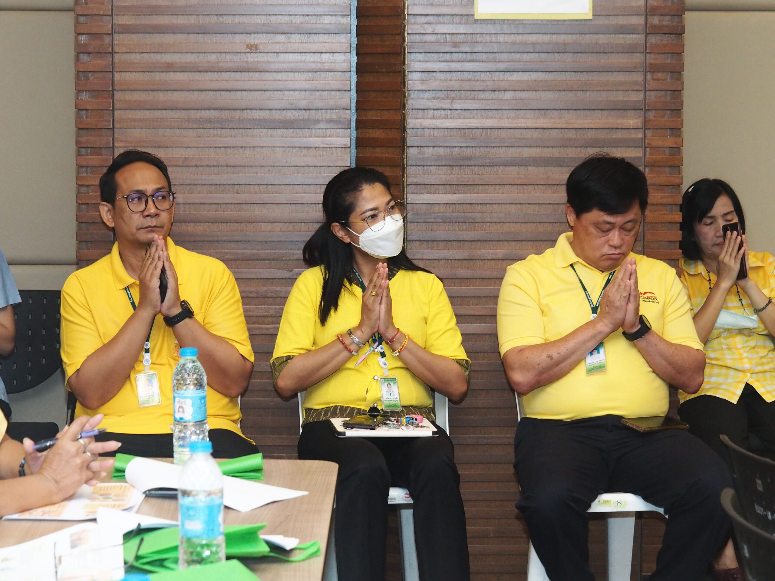 ที่ห้องประชุม 1 ชั้น 5 สำนักงานเทศบาลตำบลบางปู อำเภอเมือง จังหวัดสมุทรปราการ เทศบาลตำบลบางปู เปิดการอบรมการใช้สมุนไพรไทย และกิจกรรมสาธิตการทำยาดมสมุนไพร ภายใต้โครงการ 1 อปท. 1 สวนสมุนไพร โดยมีนายธีรพล ชุนเจริญ นายกเทศมนตรีตำบลบางปู เป็นประธานกล่าวเปิดการอบรม และมี ดร.สมเจตน์ ทองเทศ ปลัดเทศบาลตำบลบางปู ในนามหัวหน้าคณะทำงาน กล่าวรายงานถึงวัตถุประสงค์ พร้อมด้วย คณะผู้บริหาร สมาชิกสภาเทศบาลฯ หัวหน้าส่วนราชการ เจ้าหน้าที่กองสาธารณสุขและสิ่งแวดล้อม ตลอดจนประธาน คณะกรรมการชุมชน และประชาชนในเขตเทศบาลตำบลบางปู ทั้ง 50 ชุมชน เข้าร่วมกิจกรรม จำนวน 100 คน เทศบาลตำบลบางปู ได้ดำเนินการขับเคลื่อน โครงการ 1 อปท. 1 สวนสมุนไพร อย่างต่อเนื่องมาตั้งแต่ปี 2566 จนถึงปัจจุบัน โดยได้ดำเนินการจัดทำแหล่งเรียนรู้ด้านสมุนไพรของเทศบาลตำบลบางปู ณ ศูนย์บริการสาธารณสุข 1(บางปูใหม่) มีการปรับปรุงพื้นที่ปลูกสมุนไพร และพัฒนาปรับปรุงป้ายสมุนไพร เพื่อให้เป็นแหล่งเรียนรู้ด้านสมุนไพร ให้กับเยาวชน และประชาชนทั่วไป ได้เข้ามาศึกษาเรียนรู้เรื่องของสมุนไพร รวมไปถึงเพื่อสร้างจิตสำนึกการรู้จักรักษา หวงแหนและอนุรักษ์พืชพรรณสมุนไพร ส่งเสริมให้เด็ก เยาวชน และประชาชนในพื้นที่ มีความรู้เรื่องสมุนไพร และสมุนไพรในท้องถิ่นตน รู้จักการนำสมุนไพรไปใช้ประโยชน์ รวมทั้งสามารถขอแบ่งปันพันธุ์พืชสมุนไพรเพื่อไป ขยายพันธุ์ได้ เมื่อสมุนไพรที่ปลูกในชุมชนมีมาก สามารถนำสมุนไพรมาปรุงเป็นยาสมุนไพร เพื่อใช้ในดูแลตนเองและคนในชุมชนได้ เช่น ชาชงสมุนไพร ยาผงพอกเข่า และน้ำมันไพล ในปีงบประมาณ 2568 เทศบาลตำบลบางปู ได้ขยายกลุ่มเป้าหมายสู่ กลุ่มเด็กและเยาวชน โดยได้ดำเนินกิจกรรม "หนูน้อยท่องโลกสมุนไพร การทำสไลม์ตะไคร้หอมไล่ยุง" ให้กับโรงเรียนในสังกัดของเทศบาลตำบลบางปูทั้ง 3 แห่ง ได้แก่ โรงเรียนเทศบาล 1 (บางปูใหม่) โรงเรียนเทศบาล 2 (บางปู) โรงเรียนเทศบาล 3 (ท้ายบ้านใหม่) จำนวน 24/2 คน โดยมีวัตถุประสงค์เพื่อให้ ผู้เข้าอบรมมีความรู้ในเรื่องของสมุนไพรใกล้ตัว การใช้ยาสมุนไพรตามบัญชียาหลักแห่งชาติในการดูแลรักษาตนเองเบื้องต้น และสามารถแนะนำการใช้ยาสมุนไพรให้กับคนในชุมชนของตนได้อย่างมีประสิทธิภาพ ทั้งนี้ยังได้มอบกล้าพันธุ์สมุนไพรจำนวน 5 ชนิด ได้แก่ ต้นโปร่งฟ้า ต้นเหงือกปลาหมอม่วง ต้นหูเสือ ต้นฟ้าทะลายโจร และต้นกะเพราแดง เพื่อเป็นการนำร่อง ขยายพันธุ์สมุนไพร่สู่ชุมชนทั้ง 50 ชุมชนในเขตเทศบาลตำบลบางปู เพื่อสร้างแหล่งเรียนรู้ด้านสมุนไพรให้กับคนในชุมชน