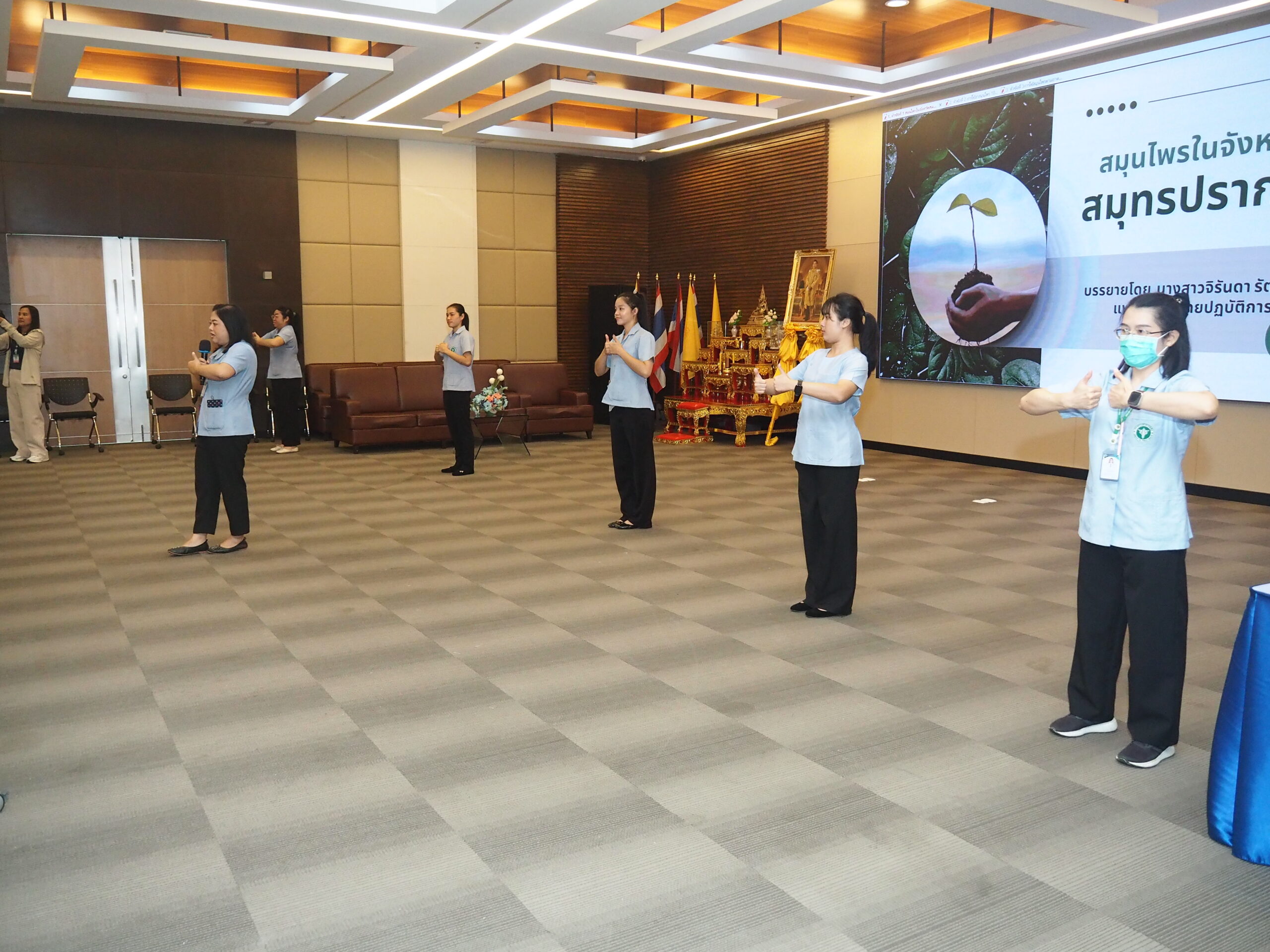 ที่ห้องประชุม 1 ชั้น 5 สำนักงานเทศบาลตำบลบางปู อำเภอเมือง จังหวัดสมุทรปราการ เทศบาลตำบลบางปู เปิดการอบรมการใช้สมุนไพรไทย และกิจกรรมสาธิตการทำยาดมสมุนไพร ภายใต้โครงการ 1 อปท. 1 สวนสมุนไพร โดยมีนายธีรพล ชุนเจริญ นายกเทศมนตรีตำบลบางปู เป็นประธานกล่าวเปิดการอบรม และมี ดร.สมเจตน์ ทองเทศ ปลัดเทศบาลตำบลบางปู ในนามหัวหน้าคณะทำงาน กล่าวรายงานถึงวัตถุประสงค์ พร้อมด้วย คณะผู้บริหาร สมาชิกสภาเทศบาลฯ หัวหน้าส่วนราชการ เจ้าหน้าที่กองสาธารณสุขและสิ่งแวดล้อม ตลอดจนประธาน คณะกรรมการชุมชน และประชาชนในเขตเทศบาลตำบลบางปู ทั้ง 50 ชุมชน เข้าร่วมกิจกรรม จำนวน 100 คน เทศบาลตำบลบางปู ได้ดำเนินการขับเคลื่อน โครงการ 1 อปท. 1 สวนสมุนไพร อย่างต่อเนื่องมาตั้งแต่ปี 2566 จนถึงปัจจุบัน โดยได้ดำเนินการจัดทำแหล่งเรียนรู้ด้านสมุนไพรของเทศบาลตำบลบางปู ณ ศูนย์บริการสาธารณสุข 1(บางปูใหม่) มีการปรับปรุงพื้นที่ปลูกสมุนไพร และพัฒนาปรับปรุงป้ายสมุนไพร เพื่อให้เป็นแหล่งเรียนรู้ด้านสมุนไพร ให้กับเยาวชน และประชาชนทั่วไป ได้เข้ามาศึกษาเรียนรู้เรื่องของสมุนไพร รวมไปถึงเพื่อสร้างจิตสำนึกการรู้จักรักษา หวงแหนและอนุรักษ์พืชพรรณสมุนไพร ส่งเสริมให้เด็ก เยาวชน และประชาชนในพื้นที่ มีความรู้เรื่องสมุนไพร และสมุนไพรในท้องถิ่นตน รู้จักการนำสมุนไพรไปใช้ประโยชน์ รวมทั้งสามารถขอแบ่งปันพันธุ์พืชสมุนไพรเพื่อไป ขยายพันธุ์ได้ เมื่อสมุนไพรที่ปลูกในชุมชนมีมาก สามารถนำสมุนไพรมาปรุงเป็นยาสมุนไพร เพื่อใช้ในดูแลตนเองและคนในชุมชนได้ เช่น ชาชงสมุนไพร ยาผงพอกเข่า และน้ำมันไพล ในปีงบประมาณ 2568 เทศบาลตำบลบางปู ได้ขยายกลุ่มเป้าหมายสู่ กลุ่มเด็กและเยาวชน โดยได้ดำเนินกิจกรรม "หนูน้อยท่องโลกสมุนไพร การทำสไลม์ตะไคร้หอมไล่ยุง" ให้กับโรงเรียนในสังกัดของเทศบาลตำบลบางปูทั้ง 3 แห่ง ได้แก่ โรงเรียนเทศบาล 1 (บางปูใหม่) โรงเรียนเทศบาล 2 (บางปู) โรงเรียนเทศบาล 3 (ท้ายบ้านใหม่) จำนวน 24/2 คน โดยมีวัตถุประสงค์เพื่อให้ ผู้เข้าอบรมมีความรู้ในเรื่องของสมุนไพรใกล้ตัว การใช้ยาสมุนไพรตามบัญชียาหลักแห่งชาติในการดูแลรักษาตนเองเบื้องต้น และสามารถแนะนำการใช้ยาสมุนไพรให้กับคนในชุมชนของตนได้อย่างมีประสิทธิภาพ ทั้งนี้ยังได้มอบกล้าพันธุ์สมุนไพรจำนวน 5 ชนิด ได้แก่ ต้นโปร่งฟ้า ต้นเหงือกปลาหมอม่วง ต้นหูเสือ ต้นฟ้าทะลายโจร และต้นกะเพราแดง เพื่อเป็นการนำร่อง ขยายพันธุ์สมุนไพร่สู่ชุมชนทั้ง 50 ชุมชนในเขตเทศบาลตำบลบางปู เพื่อสร้างแหล่งเรียนรู้ด้านสมุนไพรให้กับคนในชุมชน