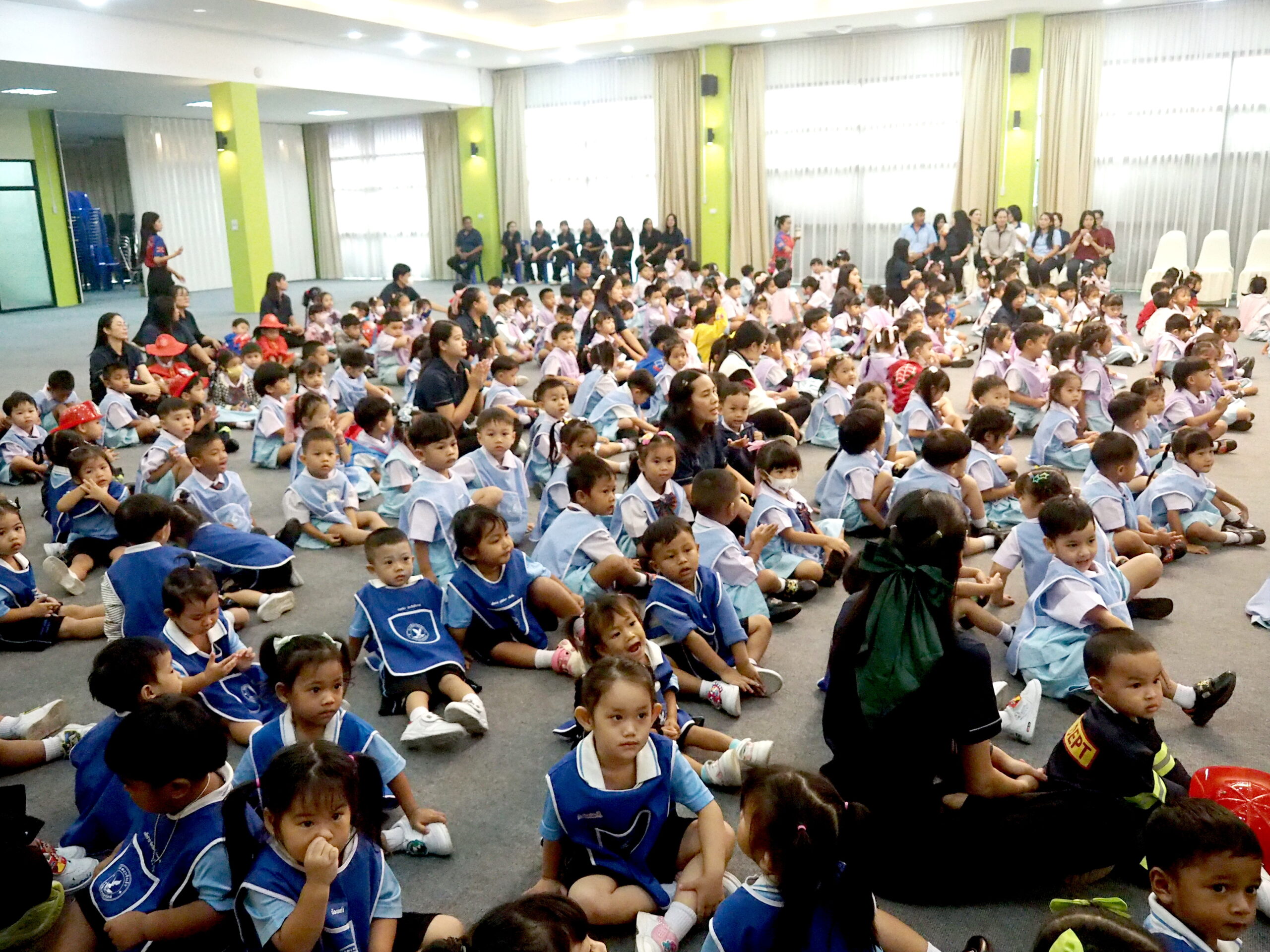 ทม.แพรกษาใหม่ จัดโครงการ “นักดับเพลิงรุ่นจิ๋ว” เทศบาลเมืองแพรกษาใหม่ อ.เมือง จ.สมุทรปราการได้จัดโครงการ “นักดับเพลิงรุ่นจิ๋ว” ประจำปีงบประมาณ 2568 เพื่ออบรมให้ความรู้เเก่เด็กนักเรียนหากเกิดอัคคีภัยภายในสถานศึกษา จะได้เรียนรู้รู้วิธีการแก้ไข การป้องกันและการเอาตัวรอดจากเหตุการณ์ดังกล่าวได้ นายณัฐพล บุญริ้ว รองนายกเทศมนตรีเมืองแพรกษาใหม่ ได้รับมอบหมาย จากนายอำนวย บุญริ้ว นายกเทศมนตรี ให้ทำหน้าที่ เป็นประธานในพิธีเปิดโครงการ “นักดับเพลิงรุ่นจิ๋ว” ประจำปีงบประมาณ 2568 พร้อมทั้งได้กล่าวให้โอวาทแก่นักเรียนที่เข้าร่วมการฝึกอบรม จำนวน 275 คน โดยมี นางสาวศิริพร ทับคล้าย รองนายกเทศมนตรีเมืองแพรกษาใหม่ เป็นผู้กล่าวรายงานถึงวัตถุประสงค์การจัดโครงการ ขณะที่ จ่าเอกสุทัศ ทับวันนา ผู้อำนวยการกองป้องกันและบรรเทาสาธารณภัย เทศบาลเมืองแพรกษาใหม่ ได้ร่วมให้ความรู้ ตลอดจนเจ้าหน้าที่กองป้องกันและบรรเทาสาธารณภัยร่วมในโครงการครั้งนี้ ณ อาคารเรียน ชั้น 2 โรงเรียนอนุบาลเมืองแพรกษาใหม่ ต.แพรกษาใหม่ อ.เมือง สมุทรปราการ สำหรับโครงการฝึกอบรมนักดับเพลิงรุ่นจิ๋ว เพื่อให้เด็กนักเรียนรวมถึงบุคลากรทางการศึกษา มีความรู้พื้นฐานในเรื่องของอัคคีภัย และเพื่อให้เด็กนักเรียนมีทักษะพื้นฐานในการอพยพหนีไฟในกรณีเกิดอัคคีภัยภายในสถานศึกษา ทั้งนี้ เพื่อให้เด็กนักเรียนและบุคลากรทางการศึกษาได้ตระหนักเห็นถึงความสำคัญ ถึงความรุนแรงของการเกิดอัคคีภัย