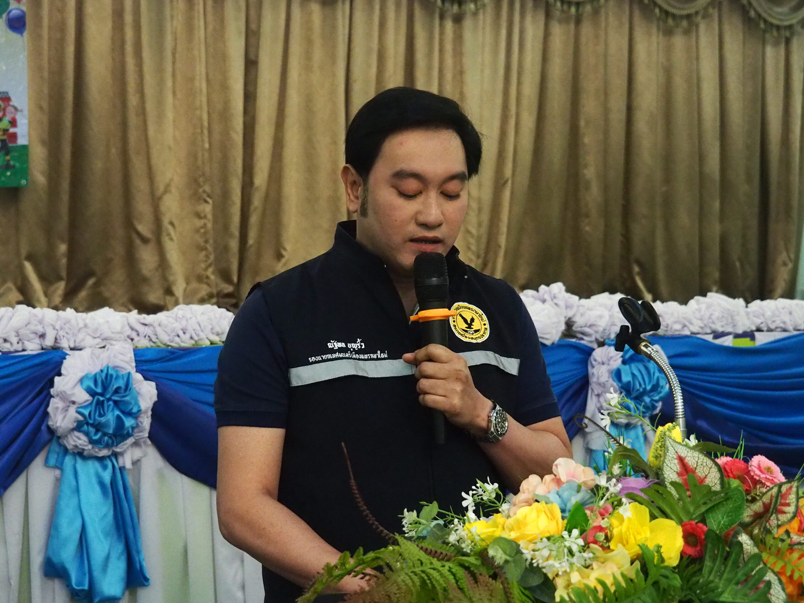 ทม.แพรกษาใหม่ จัดโครงการ “นักดับเพลิงรุ่นจิ๋ว” เทศบาลเมืองแพรกษาใหม่ อ.เมือง จ.สมุทรปราการได้จัดโครงการ “นักดับเพลิงรุ่นจิ๋ว” ประจำปีงบประมาณ 2568 เพื่ออบรมให้ความรู้เเก่เด็กนักเรียนหากเกิดอัคคีภัยภายในสถานศึกษา จะได้เรียนรู้รู้วิธีการแก้ไข การป้องกันและการเอาตัวรอดจากเหตุการณ์ดังกล่าวได้ นายณัฐพล บุญริ้ว รองนายกเทศมนตรีเมืองแพรกษาใหม่ ได้รับมอบหมาย จากนายอำนวย บุญริ้ว นายกเทศมนตรี ให้ทำหน้าที่ เป็นประธานในพิธีเปิดโครงการ “นักดับเพลิงรุ่นจิ๋ว” ประจำปีงบประมาณ 2568 พร้อมทั้งได้กล่าวให้โอวาทแก่นักเรียนที่เข้าร่วมการฝึกอบรม จำนวน 275 คน โดยมี นางสาวศิริพร ทับคล้าย รองนายกเทศมนตรีเมืองแพรกษาใหม่ เป็นผู้กล่าวรายงานถึงวัตถุประสงค์การจัดโครงการ ขณะที่ จ่าเอกสุทัศ ทับวันนา ผู้อำนวยการกองป้องกันและบรรเทาสาธารณภัย เทศบาลเมืองแพรกษาใหม่ ได้ร่วมให้ความรู้ ตลอดจนเจ้าหน้าที่กองป้องกันและบรรเทาสาธารณภัยร่วมในโครงการครั้งนี้ ณ อาคารเรียน ชั้น 2 โรงเรียนอนุบาลเมืองแพรกษาใหม่ ต.แพรกษาใหม่ อ.เมือง สมุทรปราการ สำหรับโครงการฝึกอบรมนักดับเพลิงรุ่นจิ๋ว เพื่อให้เด็กนักเรียนรวมถึงบุคลากรทางการศึกษา มีความรู้พื้นฐานในเรื่องของอัคคีภัย และเพื่อให้เด็กนักเรียนมีทักษะพื้นฐานในการอพยพหนีไฟในกรณีเกิดอัคคีภัยภายในสถานศึกษา ทั้งนี้ เพื่อให้เด็กนักเรียนและบุคลากรทางการศึกษาได้ตระหนักเห็นถึงความสำคัญ ถึงความรุนแรงของการเกิดอัคคีภัย