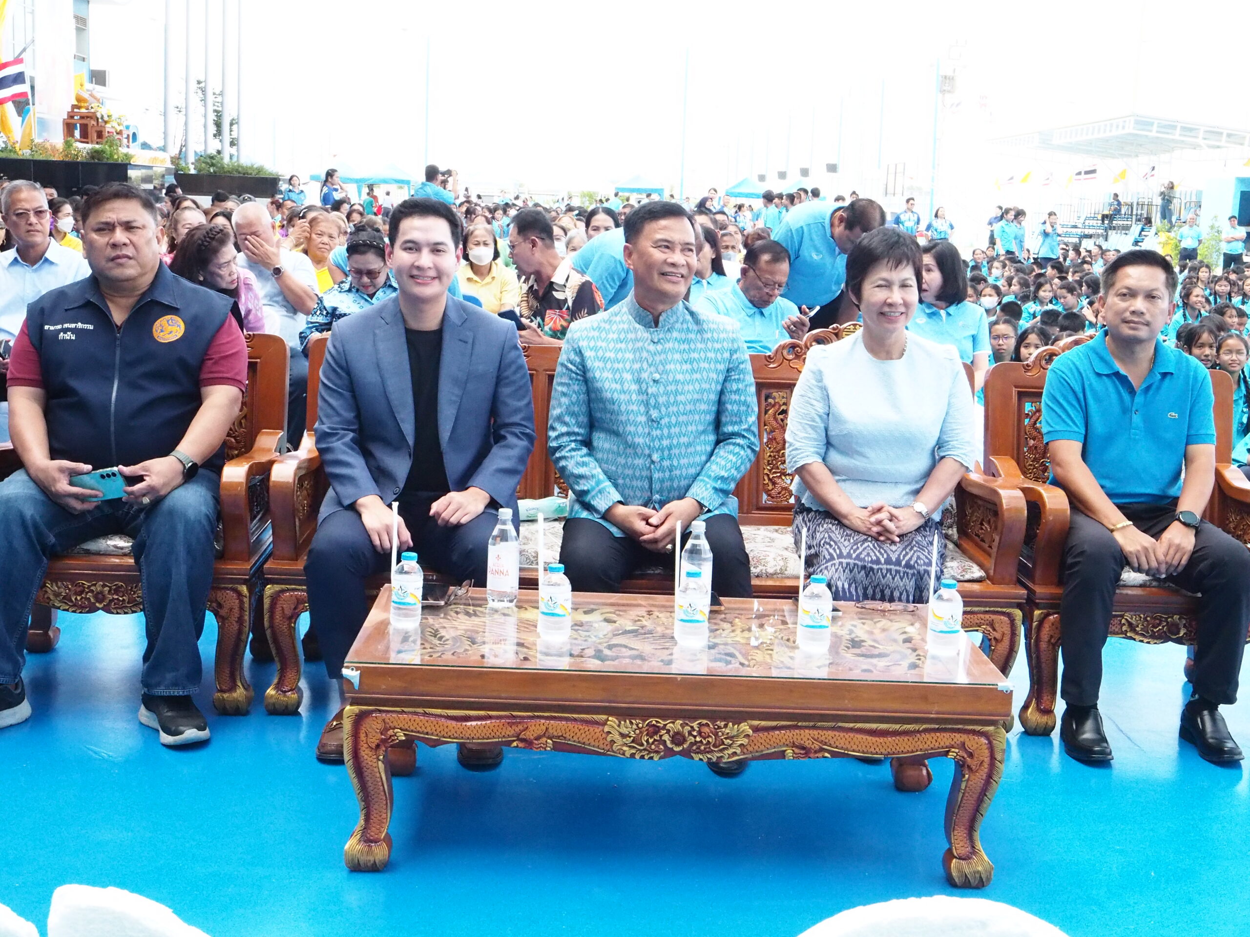 ครอบครัวสุวรรณบุตร เลี้ยงอาหารเด็กนักเรียน เนื่องในวันคล้ายวันเกิด ครบรอบ 63 ปี สส.ยงยุทธ สุวรรณบุตร ครอบครัวสุวรรณบุตร นำโดย ดร.ยงยุทธ สุวรรณบุตร สมาชิกสภาผู้แทนราษฎร เขต 2 สมุทรปราการ สมัยที่ 25 และที่ปรึกษากิตติมศักดิ์นายกเทศมนตรีตำบลแพรกษา พร้อมด้วย นางอรัญญา สุวรรณบุตร นายกเทศมนตรีตำบลแพรกษา นายเมธากุล สุวรรณบุตร กรรมการผู้จัดการ และประธานมูลนิธิแพรกษาเพื่อการศึกษา ได้เดินทางไปเลี้ยงอาหารกลางวันแก่เด็กนักเรียน จำนวนกว่า 4,000 คน เนื่องในโอกาสครบรอบ 63 ปี วันคล้ายวันเกิด ดร.ยงยุทธ สุวรรณบุตร สมาชิกสภาผู้แทนราษฎร เขต 2 สมุทรปราการ สมัยที่ 25 และที่ปรึกษากิตติมศักดิ์นายกเทศมนตรีตำบลแพรกษา โดยได้เลี้ยงอาหารกลางวัน พร้อมทั้งไอศครีม ขนม แก่เด็กนักเรียน ทั้ง โรงเรียนวัดแพรกษา โรงเรียนแพรกษาวิเทศศึกษา (ชั้นประถม) โรงเรียนมัธยมแพรกษาวิเทศศึกษา และศูนย์พัฒนาเด็กเล็ก ระดับเตรียมอนุบาล บ้านเอื้ออาทร 1 บ้านเอื้ออาทร 3 และบ้านเอื้ออาทร 14 ส่วนบรรยากาศที่โรงเรียนมัธยมแพรกษาวิเทศศึกษา ทางผอ.โรงเรียนแพรกษาวิเทศศึกษา พร้อมด้วย คณะครู นักเรียน ได้จัดการแสดงกิจกรรมต่างๆ เพื่อต้อนรับครอบครัวสุวรรณบุตร ในฐานะผู้ก่อตั้งโรงเรียนแพรกษาวิเทศศึกษา สังกัดเทศบาลตำบลแพรกษา โดยมี คณะผู้บริหาร คณะสมาชิกสภาเทศบาล หัวหน้าส่วนราชการ คณะเจ้าหน้าที่ฝ่ายปกครอง กำนัน ผู้ใหญ่บ้าน คณะครู นักเรียน ผู้นำชุมชน ตลอดจนแขกผู้มีเกียรติและพี่น้องประชาชนในเขตพื้นที่จำนวนมากต่างเดินทางมาร่วมแสดงความยินดี พร้อมทั้งมอบกระเช้าดอกไม้ให้กับ ดร.ยงยุทธ สุวรรณบุตร เนื่องในโอกาสครบรอบวันคล้ายวันเกิด และมีพิธีเป่าเค้กและร่วมร้องเพลงHAPPY BIRTHDAYบรรยากาศเต็มไปด้วยความอบอุ่นและรอยยิ้ม ขณะที่นายเมธากุล สุวรรณบุตร ประธานมูลนิธิแพรกษาเพื่อการศึกษา บุตรชายของดร.ยงยุทธ สุวรรณบุตร สมาชิกสภาผู้แทนราษฎร เขต 2 สมุทรปราการ สมัยที่ 25 และที่ปรึกษากิตติมศักดิ์นายกเทศมนตรีตำบลแพรกษา ได้มอบเงินสนับสนุนกิจกรรมของทางโรงเรียนให้แก่นักเรียนที่เป็นตัวแทนของโรงเรียนเตรียมตัวไปแข่งขันระดับประเทศ จำนวน 50,000 บาท เพื่อเป็นขวัญกำลังใจกับเด็กนักเรียนต่อไป 