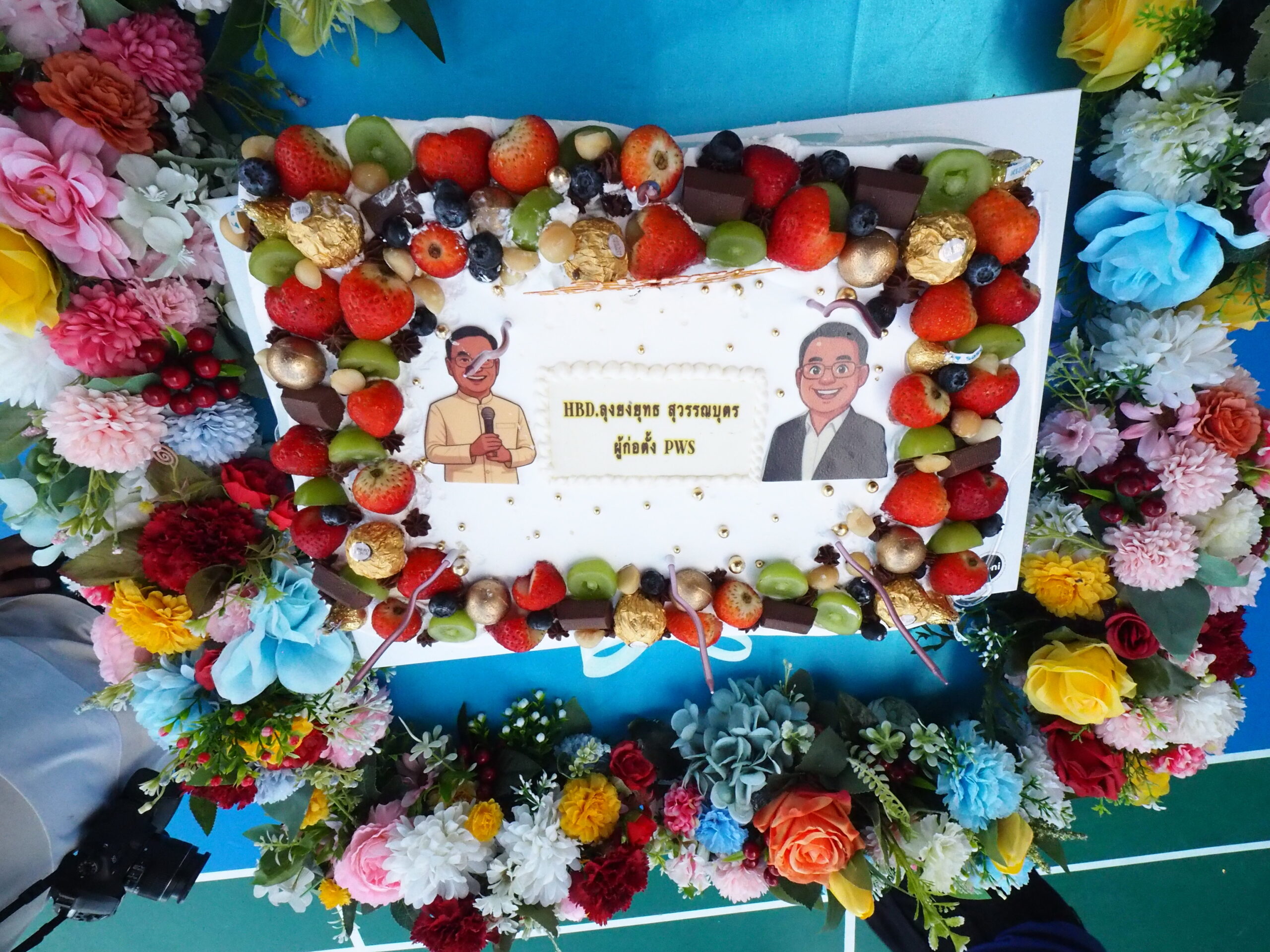 ครอบครัวสุวรรณบุตร เลี้ยงอาหารเด็กนักเรียน เนื่องในวันคล้ายวันเกิด ครบรอบ 63 ปี สส.ยงยุทธ สุวรรณบุตร ครอบครัวสุวรรณบุตร นำโดย ดร.ยงยุทธ สุวรรณบุตร สมาชิกสภาผู้แทนราษฎร เขต 2 สมุทรปราการ สมัยที่ 25 และที่ปรึกษากิตติมศักดิ์นายกเทศมนตรีตำบลแพรกษา พร้อมด้วย นางอรัญญา สุวรรณบุตร นายกเทศมนตรีตำบลแพรกษา นายเมธากุล สุวรรณบุตร กรรมการผู้จัดการ และประธานมูลนิธิแพรกษาเพื่อการศึกษา ได้เดินทางไปเลี้ยงอาหารกลางวันแก่เด็กนักเรียน จำนวนกว่า 4,000 คน เนื่องในโอกาสครบรอบ 63 ปี วันคล้ายวันเกิด ดร.ยงยุทธ สุวรรณบุตร สมาชิกสภาผู้แทนราษฎร เขต 2 สมุทรปราการ สมัยที่ 25 และที่ปรึกษากิตติมศักดิ์นายกเทศมนตรีตำบลแพรกษา โดยได้เลี้ยงอาหารกลางวัน พร้อมทั้งไอศครีม ขนม แก่เด็กนักเรียน ทั้ง โรงเรียนวัดแพรกษา โรงเรียนแพรกษาวิเทศศึกษา (ชั้นประถม) โรงเรียนมัธยมแพรกษาวิเทศศึกษา และศูนย์พัฒนาเด็กเล็ก ระดับเตรียมอนุบาล บ้านเอื้ออาทร 1 บ้านเอื้ออาทร 3 และบ้านเอื้ออาทร 14 ส่วนบรรยากาศที่โรงเรียนมัธยมแพรกษาวิเทศศึกษา ทางผอ.โรงเรียนแพรกษาวิเทศศึกษา พร้อมด้วย คณะครู นักเรียน ได้จัดการแสดงกิจกรรมต่างๆ เพื่อต้อนรับครอบครัวสุวรรณบุตร ในฐานะผู้ก่อตั้งโรงเรียนแพรกษาวิเทศศึกษา สังกัดเทศบาลตำบลแพรกษา โดยมี คณะผู้บริหาร คณะสมาชิกสภาเทศบาล หัวหน้าส่วนราชการ คณะเจ้าหน้าที่ฝ่ายปกครอง กำนัน ผู้ใหญ่บ้าน คณะครู นักเรียน ผู้นำชุมชน ตลอดจนแขกผู้มีเกียรติและพี่น้องประชาชนในเขตพื้นที่จำนวนมากต่างเดินทางมาร่วมแสดงความยินดี พร้อมทั้งมอบกระเช้าดอกไม้ให้กับ ดร.ยงยุทธ สุวรรณบุตร เนื่องในโอกาสครบรอบวันคล้ายวันเกิด และมีพิธีเป่าเค้กและร่วมร้องเพลงHAPPY BIRTHDAYบรรยากาศเต็มไปด้วยความอบอุ่นและรอยยิ้ม ขณะที่นายเมธากุล สุวรรณบุตร ประธานมูลนิธิแพรกษาเพื่อการศึกษา บุตรชายของดร.ยงยุทธ สุวรรณบุตร สมาชิกสภาผู้แทนราษฎร เขต 2 สมุทรปราการ สมัยที่ 25 และที่ปรึกษากิตติมศักดิ์นายกเทศมนตรีตำบลแพรกษา ได้มอบเงินสนับสนุนกิจกรรมของทางโรงเรียนให้แก่นักเรียนที่เป็นตัวแทนของโรงเรียนเตรียมตัวไปแข่งขันระดับประเทศ จำนวน 50,000 บาท เพื่อเป็นขวัญกำลังใจกับเด็กนักเรียนต่อไป 