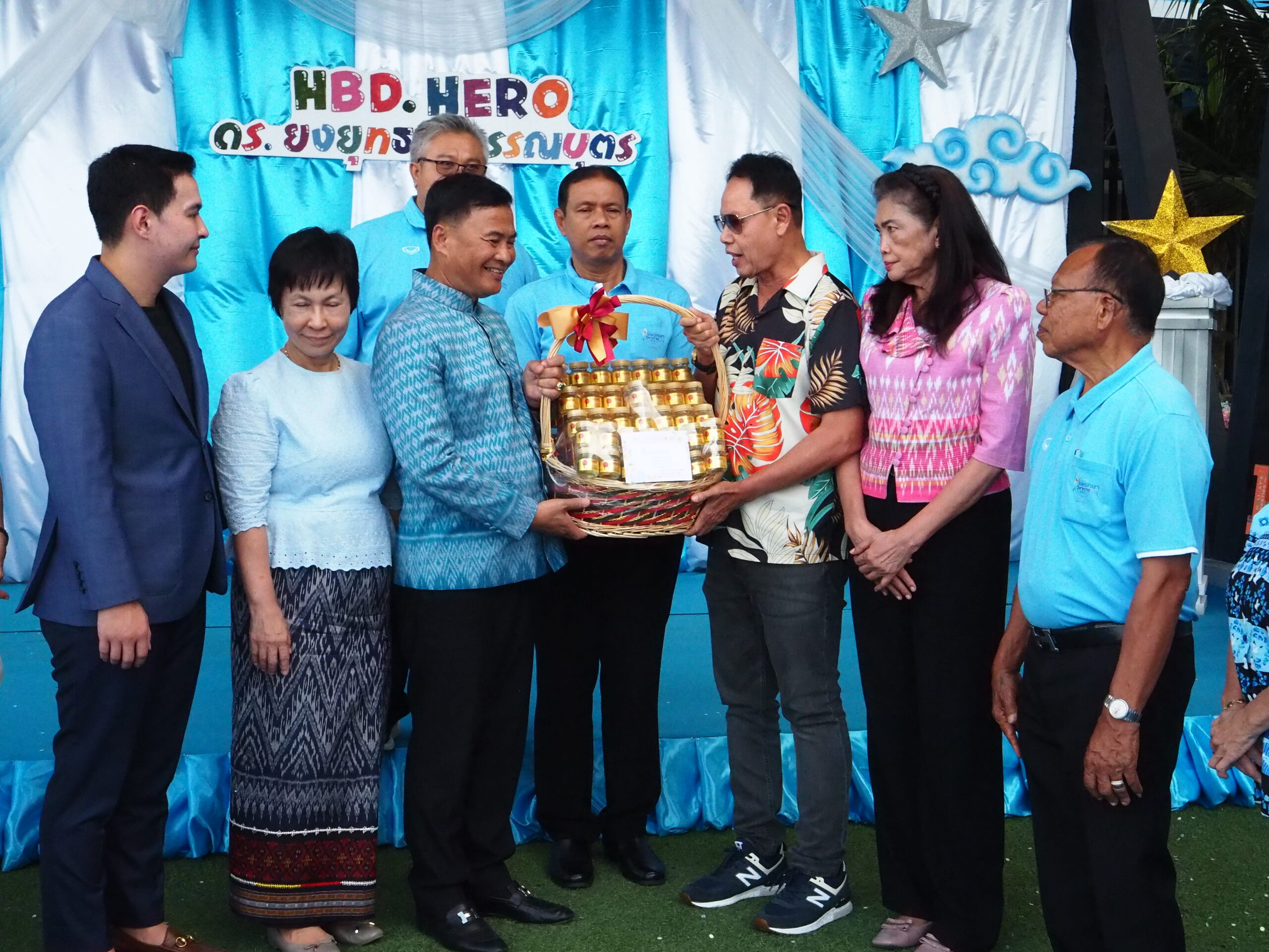 ครอบครัวสุวรรณบุตร เลี้ยงอาหารเด็กนักเรียน เนื่องในวันคล้ายวันเกิด ครบรอบ 63 ปี สส.ยงยุทธ สุวรรณบุตร ครอบครัวสุวรรณบุตร นำโดย ดร.ยงยุทธ สุวรรณบุตร สมาชิกสภาผู้แทนราษฎร เขต 2 สมุทรปราการ สมัยที่ 25 และที่ปรึกษากิตติมศักดิ์นายกเทศมนตรีตำบลแพรกษา พร้อมด้วย นางอรัญญา สุวรรณบุตร นายกเทศมนตรีตำบลแพรกษา นายเมธากุล สุวรรณบุตร กรรมการผู้จัดการ และประธานมูลนิธิแพรกษาเพื่อการศึกษา ได้เดินทางไปเลี้ยงอาหารกลางวันแก่เด็กนักเรียน จำนวนกว่า 4,000 คน เนื่องในโอกาสครบรอบ 63 ปี วันคล้ายวันเกิด ดร.ยงยุทธ สุวรรณบุตร สมาชิกสภาผู้แทนราษฎร เขต 2 สมุทรปราการ สมัยที่ 25 และที่ปรึกษากิตติมศักดิ์นายกเทศมนตรีตำบลแพรกษา โดยได้เลี้ยงอาหารกลางวัน พร้อมทั้งไอศครีม ขนม แก่เด็กนักเรียน ทั้ง โรงเรียนวัดแพรกษา โรงเรียนแพรกษาวิเทศศึกษา (ชั้นประถม) โรงเรียนมัธยมแพรกษาวิเทศศึกษา และศูนย์พัฒนาเด็กเล็ก ระดับเตรียมอนุบาล บ้านเอื้ออาทร 1 บ้านเอื้ออาทร 3 และบ้านเอื้ออาทร 14 ส่วนบรรยากาศที่โรงเรียนมัธยมแพรกษาวิเทศศึกษา ทางผอ.โรงเรียนแพรกษาวิเทศศึกษา พร้อมด้วย คณะครู นักเรียน ได้จัดการแสดงกิจกรรมต่างๆ เพื่อต้อนรับครอบครัวสุวรรณบุตร ในฐานะผู้ก่อตั้งโรงเรียนแพรกษาวิเทศศึกษา สังกัดเทศบาลตำบลแพรกษา โดยมี คณะผู้บริหาร คณะสมาชิกสภาเทศบาล หัวหน้าส่วนราชการ คณะเจ้าหน้าที่ฝ่ายปกครอง กำนัน ผู้ใหญ่บ้าน คณะครู นักเรียน ผู้นำชุมชน ตลอดจนแขกผู้มีเกียรติและพี่น้องประชาชนในเขตพื้นที่จำนวนมากต่างเดินทางมาร่วมแสดงความยินดี พร้อมทั้งมอบกระเช้าดอกไม้ให้กับ ดร.ยงยุทธ สุวรรณบุตร เนื่องในโอกาสครบรอบวันคล้ายวันเกิด และมีพิธีเป่าเค้กและร่วมร้องเพลงHAPPY BIRTHDAYบรรยากาศเต็มไปด้วยความอบอุ่นและรอยยิ้ม ขณะที่นายเมธากุล สุวรรณบุตร ประธานมูลนิธิแพรกษาเพื่อการศึกษา บุตรชายของดร.ยงยุทธ สุวรรณบุตร สมาชิกสภาผู้แทนราษฎร เขต 2 สมุทรปราการ สมัยที่ 25 และที่ปรึกษากิตติมศักดิ์นายกเทศมนตรีตำบลแพรกษา ได้มอบเงินสนับสนุนกิจกรรมของทางโรงเรียนให้แก่นักเรียนที่เป็นตัวแทนของโรงเรียนเตรียมตัวไปแข่งขันระดับประเทศ จำนวน 50,000 บาท เพื่อเป็นขวัญกำลังใจกับเด็กนักเรียนต่อไป 