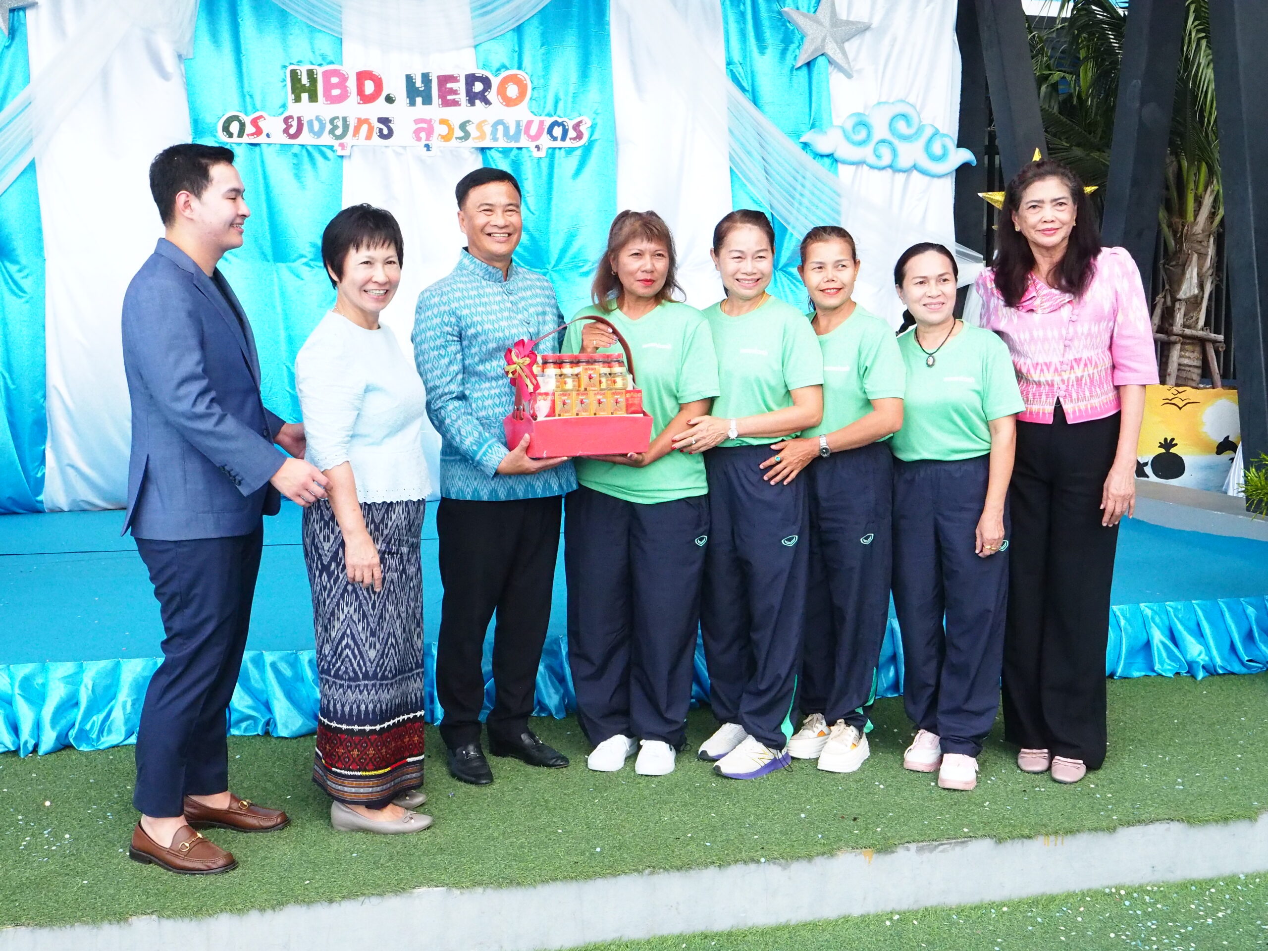 ครอบครัวสุวรรณบุตร เลี้ยงอาหารเด็กนักเรียน เนื่องในวันคล้ายวันเกิด ครบรอบ 63 ปี สส.ยงยุทธ สุวรรณบุตร ครอบครัวสุวรรณบุตร นำโดย ดร.ยงยุทธ สุวรรณบุตร สมาชิกสภาผู้แทนราษฎร เขต 2 สมุทรปราการ สมัยที่ 25 และที่ปรึกษากิตติมศักดิ์นายกเทศมนตรีตำบลแพรกษา พร้อมด้วย นางอรัญญา สุวรรณบุตร นายกเทศมนตรีตำบลแพรกษา นายเมธากุล สุวรรณบุตร กรรมการผู้จัดการ และประธานมูลนิธิแพรกษาเพื่อการศึกษา ได้เดินทางไปเลี้ยงอาหารกลางวันแก่เด็กนักเรียน จำนวนกว่า 4,000 คน เนื่องในโอกาสครบรอบ 63 ปี วันคล้ายวันเกิด ดร.ยงยุทธ สุวรรณบุตร สมาชิกสภาผู้แทนราษฎร เขต 2 สมุทรปราการ สมัยที่ 25 และที่ปรึกษากิตติมศักดิ์นายกเทศมนตรีตำบลแพรกษา โดยได้เลี้ยงอาหารกลางวัน พร้อมทั้งไอศครีม ขนม แก่เด็กนักเรียน ทั้ง โรงเรียนวัดแพรกษา โรงเรียนแพรกษาวิเทศศึกษา (ชั้นประถม) โรงเรียนมัธยมแพรกษาวิเทศศึกษา และศูนย์พัฒนาเด็กเล็ก ระดับเตรียมอนุบาล บ้านเอื้ออาทร 1 บ้านเอื้ออาทร 3 และบ้านเอื้ออาทร 14 ส่วนบรรยากาศที่โรงเรียนมัธยมแพรกษาวิเทศศึกษา ทางผอ.โรงเรียนแพรกษาวิเทศศึกษา พร้อมด้วย คณะครู นักเรียน ได้จัดการแสดงกิจกรรมต่างๆ เพื่อต้อนรับครอบครัวสุวรรณบุตร ในฐานะผู้ก่อตั้งโรงเรียนแพรกษาวิเทศศึกษา สังกัดเทศบาลตำบลแพรกษา โดยมี คณะผู้บริหาร คณะสมาชิกสภาเทศบาล หัวหน้าส่วนราชการ คณะเจ้าหน้าที่ฝ่ายปกครอง กำนัน ผู้ใหญ่บ้าน คณะครู นักเรียน ผู้นำชุมชน ตลอดจนแขกผู้มีเกียรติและพี่น้องประชาชนในเขตพื้นที่จำนวนมากต่างเดินทางมาร่วมแสดงความยินดี พร้อมทั้งมอบกระเช้าดอกไม้ให้กับ ดร.ยงยุทธ สุวรรณบุตร เนื่องในโอกาสครบรอบวันคล้ายวันเกิด และมีพิธีเป่าเค้กและร่วมร้องเพลงHAPPY BIRTHDAYบรรยากาศเต็มไปด้วยความอบอุ่นและรอยยิ้ม ขณะที่นายเมธากุล สุวรรณบุตร ประธานมูลนิธิแพรกษาเพื่อการศึกษา บุตรชายของดร.ยงยุทธ สุวรรณบุตร สมาชิกสภาผู้แทนราษฎร เขต 2 สมุทรปราการ สมัยที่ 25 และที่ปรึกษากิตติมศักดิ์นายกเทศมนตรีตำบลแพรกษา ได้มอบเงินสนับสนุนกิจกรรมของทางโรงเรียนให้แก่นักเรียนที่เป็นตัวแทนของโรงเรียนเตรียมตัวไปแข่งขันระดับประเทศ จำนวน 50,000 บาท เพื่อเป็นขวัญกำลังใจกับเด็กนักเรียนต่อไป 