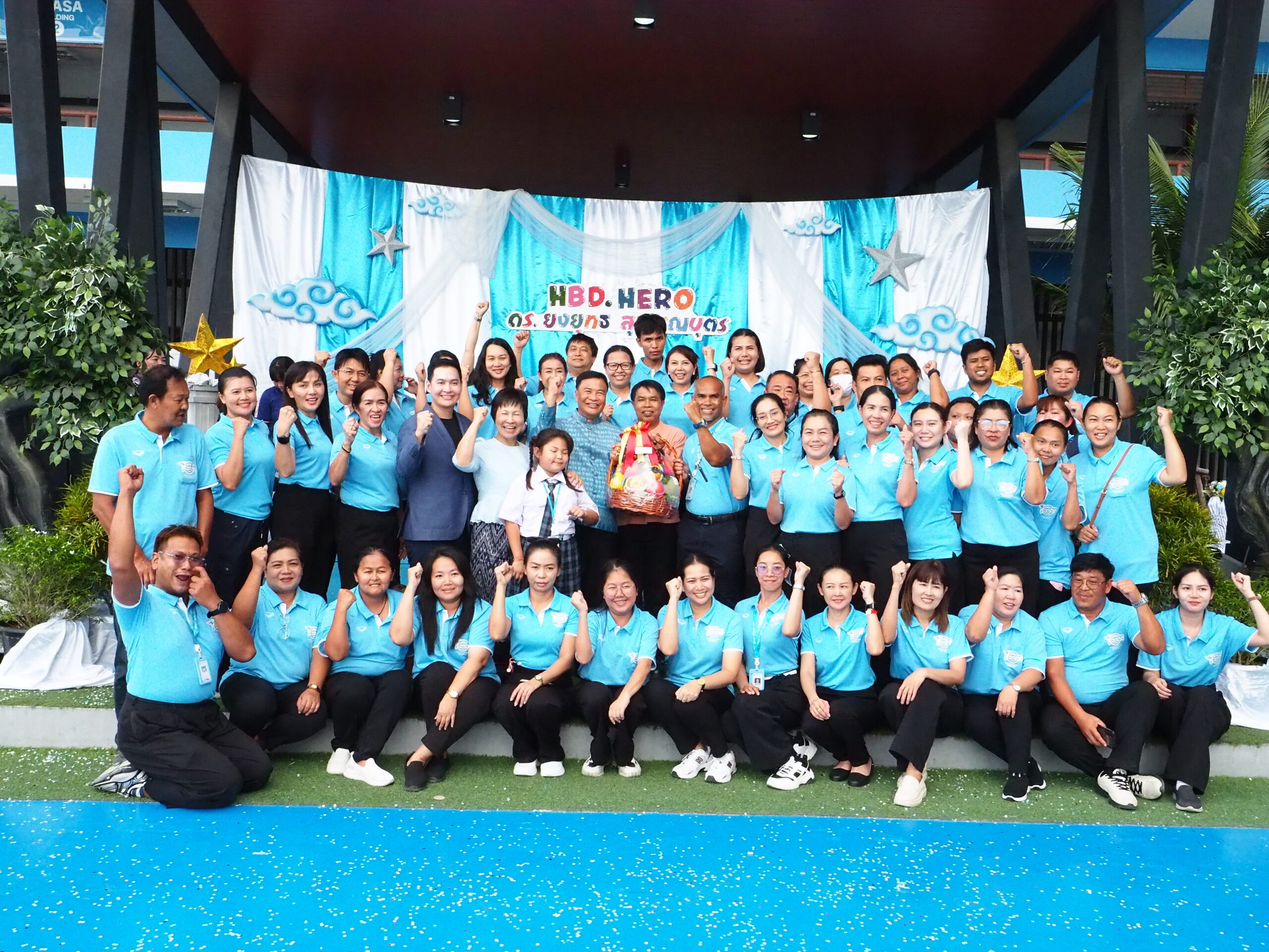 ครอบครัวสุวรรณบุตร เลี้ยงอาหารเด็กนักเรียน เนื่องในวันคล้ายวันเกิด ครบรอบ 63 ปี สส.ยงยุทธ สุวรรณบุตร ครอบครัวสุวรรณบุตร นำโดย ดร.ยงยุทธ สุวรรณบุตร สมาชิกสภาผู้แทนราษฎร เขต 2 สมุทรปราการ สมัยที่ 25 และที่ปรึกษากิตติมศักดิ์นายกเทศมนตรีตำบลแพรกษา พร้อมด้วย นางอรัญญา สุวรรณบุตร นายกเทศมนตรีตำบลแพรกษา นายเมธากุล สุวรรณบุตร กรรมการผู้จัดการ และประธานมูลนิธิแพรกษาเพื่อการศึกษา ได้เดินทางไปเลี้ยงอาหารกลางวันแก่เด็กนักเรียน จำนวนกว่า 4,000 คน เนื่องในโอกาสครบรอบ 63 ปี วันคล้ายวันเกิด ดร.ยงยุทธ สุวรรณบุตร สมาชิกสภาผู้แทนราษฎร เขต 2 สมุทรปราการ สมัยที่ 25 และที่ปรึกษากิตติมศักดิ์นายกเทศมนตรีตำบลแพรกษา โดยได้เลี้ยงอาหารกลางวัน พร้อมทั้งไอศครีม ขนม แก่เด็กนักเรียน ทั้ง โรงเรียนวัดแพรกษา โรงเรียนแพรกษาวิเทศศึกษา (ชั้นประถม) โรงเรียนมัธยมแพรกษาวิเทศศึกษา และศูนย์พัฒนาเด็กเล็ก ระดับเตรียมอนุบาล บ้านเอื้ออาทร 1 บ้านเอื้ออาทร 3 และบ้านเอื้ออาทร 14 ส่วนบรรยากาศที่โรงเรียนมัธยมแพรกษาวิเทศศึกษา ทางผอ.โรงเรียนแพรกษาวิเทศศึกษา พร้อมด้วย คณะครู นักเรียน ได้จัดการแสดงกิจกรรมต่างๆ เพื่อต้อนรับครอบครัวสุวรรณบุตร ในฐานะผู้ก่อตั้งโรงเรียนแพรกษาวิเทศศึกษา สังกัดเทศบาลตำบลแพรกษา โดยมี คณะผู้บริหาร คณะสมาชิกสภาเทศบาล หัวหน้าส่วนราชการ คณะเจ้าหน้าที่ฝ่ายปกครอง กำนัน ผู้ใหญ่บ้าน คณะครู นักเรียน ผู้นำชุมชน ตลอดจนแขกผู้มีเกียรติและพี่น้องประชาชนในเขตพื้นที่จำนวนมากต่างเดินทางมาร่วมแสดงความยินดี พร้อมทั้งมอบกระเช้าดอกไม้ให้กับ ดร.ยงยุทธ สุวรรณบุตร เนื่องในโอกาสครบรอบวันคล้ายวันเกิด และมีพิธีเป่าเค้กและร่วมร้องเพลงHAPPY BIRTHDAYบรรยากาศเต็มไปด้วยความอบอุ่นและรอยยิ้ม ขณะที่นายเมธากุล สุวรรณบุตร ประธานมูลนิธิแพรกษาเพื่อการศึกษา บุตรชายของดร.ยงยุทธ สุวรรณบุตร สมาชิกสภาผู้แทนราษฎร เขต 2 สมุทรปราการ สมัยที่ 25 และที่ปรึกษากิตติมศักดิ์นายกเทศมนตรีตำบลแพรกษา ได้มอบเงินสนับสนุนกิจกรรมของทางโรงเรียนให้แก่นักเรียนที่เป็นตัวแทนของโรงเรียนเตรียมตัวไปแข่งขันระดับประเทศ จำนวน 50,000 บาท เพื่อเป็นขวัญกำลังใจกับเด็กนักเรียนต่อไป 