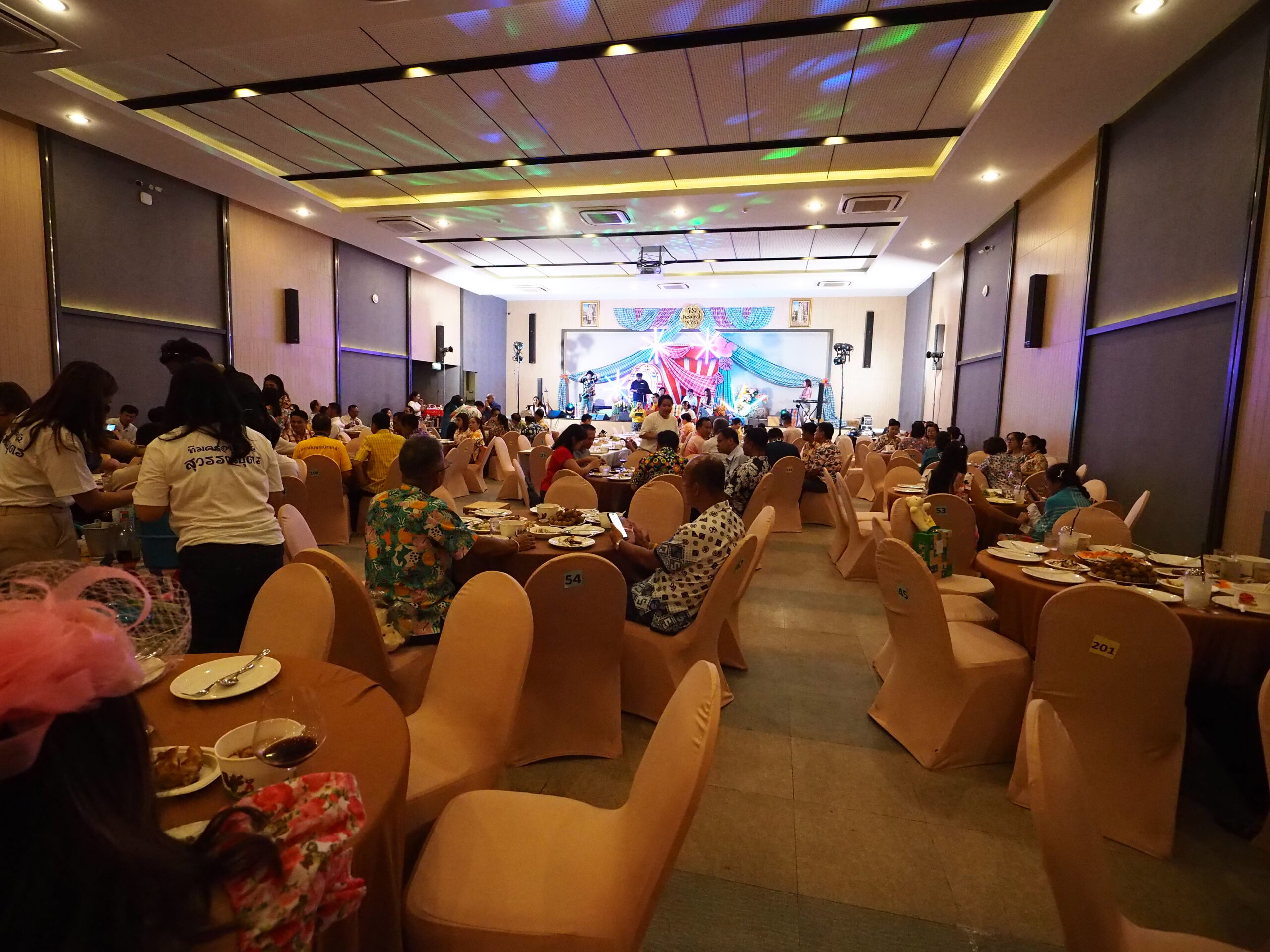 งานวันคล้ายวันเกิดดร.ยงยุทธ สุวรรณบุตร ปี 2568 นายศุภมิตร ชินศรี ผู้ว่าราชการจังหวัดสมุทรปราการ เป็นประธานในงานเลี้ยงวันคล้ายวันเกิดของ ดร.ยงยุทธ สุวรรณบุตร สมาชิกสภาผู้แทนราษฎรเขต 2 จังหวัดสมุทรปราการ (สมัยที่ 25) และที่ปรึกษากิตติมศักดิ์นายกเทศมนตรีตำบลแพรกษา พร้อมด้วยนางอรัญญา สุวรรณบุตร นายกเทศมนตรีตำบลแพรกษา โดยผู้ว่าราชการจังหวัดสมุทรปราการ ได้ร่วมอวยพรเนื่องในวันคล้ายวันเกิดของดร.ยงยุทธ สุวรรณบุตร สมาชิกสภาผู้แทนราษฎรเขต 2 จังหวัดสมุทรปราการ (สมัยที่ 25) และที่ปรึกษากิตติมศักดิ์นายกเทศมนตรีตำบลแพรกษา โดยมีแขกผู้ทรงเกียรติ เข้าร่วมงานจำนวนมาก ณ ห้องประชุมเอนกประสงค์เทศบาลตำบลแพรกษา ภายในงานเต็มไปด้วยความสนุกสนาน และทุกคนร่วมร้องเพลง แฮปปี้เบริ์ดเดย์ และร่วมเป่าเค้กตัดเค้กมะม่วงขนาดใหญ่แจกให้กับแขกภายในงาน ในบรรยากาศเป็นธีม “งานวัด” ผู้ร่วมงานแต่งชุดสีสันสวยงาม ภายในงานมีกิจกกรมทั้งปาลูกโป่ง ยิงปืน และตู้ คีบตุ๊กตาแลกของรางวัล และที่สำคัญมีแสดงพิเศษจากเหล่าทีมงานที่ นายเมธากุล สุวรรณบุตร ลูกชายเป็นผู้กำกับและตั้งใจแสดงโชว์ให้กับแขกที่มาร่วมงานได้ชมกัน ทำให้บรรยากาศเต็มไปด้วยรอยยิ้มและเสียงหัวเราะ นอกจากนั้นแขกที่มาร่วมงาน ต่างร่วมมอบดอกไม้และของขวัญมากมาย รวมทั้งร่วมอวยพรเนื่องในโอกาสวันคล้ายวันเกิดของดร.ยงยุทธ สุวรรณบุตร สมาชิกสภาผู้แทนราษฎรเขต 2 จังหวัดสมุทรปราการ (สมัยที่ 25) และที่ปรึกษากิตติมศักดิ์นายกเทศมนตรีตำบลแพรกษา โดยมีวงดนตรีมาร่วมขับกล่อมและร้องเพลงทำให้บรรยากาศ สนุกสนานคึกคัก เต็มไปด้วยรอยยิ้มและความอบอุ่น 