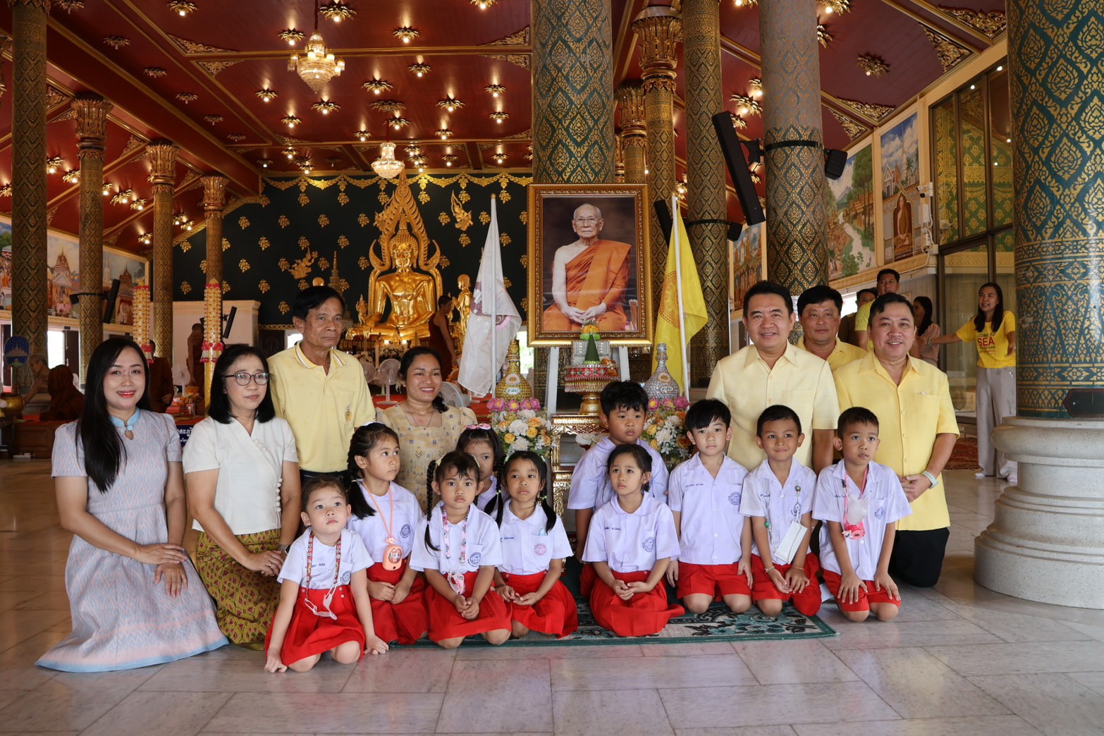 เทศบาลตำบลบางปู จัดโครงการถวายเทียนจำนำพรรษา ประจำปี 2568 วันที่ 9 กรกฎาคม 2566 เวลา 10.30 น. ที่วิหารสุทธิธรรมรังสี วัดอโศการาม ตำบลท้ายบ้าน อำเภอเมือง จังหวัดสมุทรปราการ เทศบาลตำบลบางปู โดยกองการศึกษา จัดโครงการถวายเทียนจำนำพรรษา ประจำปี 2568 โดยมีนายธีรพล ชุนเจริญ นายกเทศมนตรีตำบลบางปู เป็นประธานในพิธี พร้อมด้วย นายเมธัส แปลกพงษ์ศิริ นายเอกลักษณ์ ศรีชมพันธ์ รองนายกเทศมนตรีเทศบาลตำบลบางปู นางศิริพร ยงค์สงวนชัย ภรรยานายกเทศมนตรี ที่ปรึกษากลุ่มพัฒนาสตรีตำบลบางปู ดร.สมเจตน์ ทองเทศ ปลัดเทศบาลตำบลบางปู น.ส.ประภารัตน์ แจ้งสุทิมล ประธานสภาเทศบาล สมาชิกสภาเทศบาล หัวหน้าส่วนราชการ ผู้อำนวยการฝ่ายกองต่างๆ พนักงาน ข้าราชการเทศบาลตำบลบางปู ตลอดจน คณะครู นักเรียน โรงเรียนในสังกัดเทศบาลตำบลบางปู ร่วมถวายเทียนจำนำพรรษา ประจำปี 2568 การถวายเทียนจำนำพรรษา เพื่อเป็นการ สืบทอดประเพณีอันดีงามทางพุทธศาสนา โดยถวายเทียนจำนำพรรษาได้กระทำขึ้นก่อนเทศกาลเข้าพรรษา ถวายแด่พระภิกษุสงฆ์ในพุทธศาสนาทุกปี คือก่อนวันแรม 1 ค่ำ เดือน 8 โดย พุทธศาสนิกชนก็จะพร้อมใจกัน ถวายเทียนจำนำพรรษาแก่วัดในท้องถิ่นของตน เพื่อให้พระสงฆ์จุดบูชาพระรัตนตรัย เป็นเวลา 3 เดือน