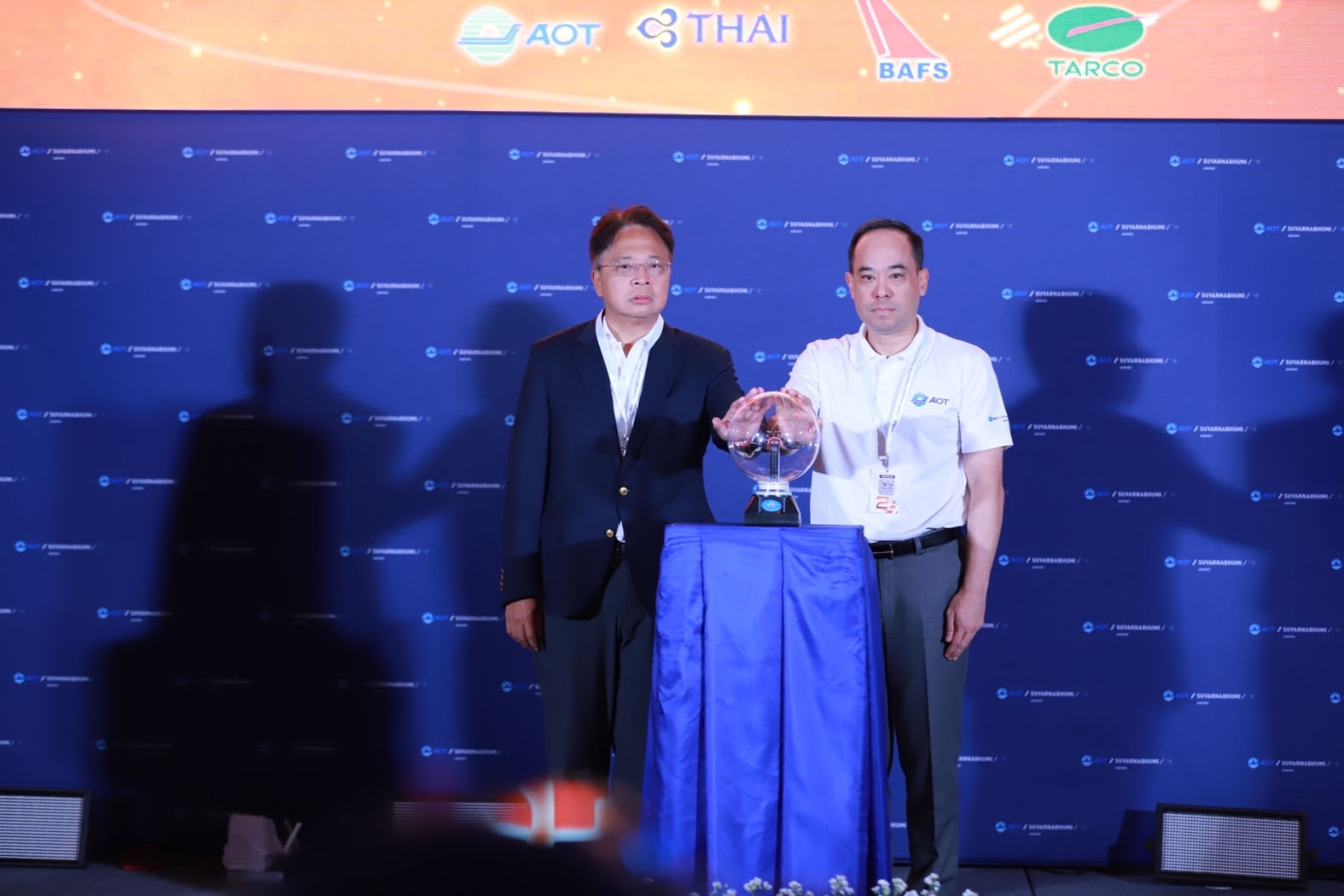 สมุทรปราการ สุทธิวิทย์ ชยุตม์วรกานต์ ท่าอากาศยานสุวรรณภูมิทำการฝึกซ้อมเต็มรูปแบบตามแผนฉุกเฉินท่าอากาศยานสุวรรณภูมิ ประจำปีงบประมาณ 2568 (SEMEX - 25) เมื่อเวลา 09.00 น. วันที่ 17 กรกฎาคม 2568 นายกิตติพงศ์ กิตติขจร ผู้อำนวยการท่าอากาศยานสุวรรณภูมิ บริษัท ท่าอากาศยานไทย จำกัด (มหาชน) (AOT) และ นายธีรัชย์ อัตนวานิช กรรมการ AOT ร่วมเป็นประธานเปิดการฝึกซ้อมเต็มรูปแบบตามแผนฉุกเฉิน ทสภ. ประจำปีงบประมาณ 2568 (SEMEX - 25) ณ ห้องจัดเลี้ยง 1 ชั้น 5 อาคารสำนักงานท่าอากาศยานสุวรรณภูมิ นายกิตติพงศ์ เปิดเผยว่า การฝึกซ้อมในครั้งนี้มีวัตถุประสงค์เพื่อซักซ้อมแนวทางปฏิบัติและการประสานงานระหว่างหน่วยงานที่เกี่ยวข้องในกรณีเกิดเหตุฉุกเฉินขณะให้บริการเติมน้ำมันอากาศยาน รวมถึงการเตรียมความพร้อมของเจ้าหน้าที่ทุกฝ่าย เพื่อให้สามารถตอบสนองต่อเหตุการณ์ฉุกเฉินได้อย่างมีประสิทธิภาพ โดยมุ่งเน้นการช่วยเหลือชีวิตของผู้โดยสารเป็นลำดับแรก พร้อมทั้งเป็นการทดสอบความสมบูรณ์ของแผนฉุกเฉินท่าอากาศยาน และสร้างความมั่นใจในมาตรฐาน ความปลอดภัยของสนามบินต่อผู้มาใช้บริการทุกคน ทั้งนี้ ขอขอบคุณทุกหน่วยงานที่ให้ความร่วมมือ ในการฝึกซ้อม ส่งผลให้การฝึกซ้อมฯ ครั้งนี้ บรรลุตามวัตถุประสงค์ และสะท้อนถึงความพร้อมของท่าอากาศยานสุวรรณภูมิ ในการรับมือสถานการณ์ฉุกเฉิน เพื่อความปลอดภัยสูงสุดของผู้มาใช้บริการ นายกิตติพงศ์ กล่าวต่อไปว่า การฝึกซ้อมแผนฉุกเฉิน ทสภ. ได้จำลองสถานการณ์อุบัติเหตุขณะให้บริการเติมน้ำมันอากาศยาน โดยมีรถ Tractor พุ่งชนหัวจ่ายน้ำมัน (Hydrant Pit) ก่อนลื่นไถลเฉี่ยวชนกับอากาศยาน ระหว่างให้บริการเที่ยวบิน SM025 ของสายการบิน Semex Airways ณ หลุมจอด S126 ส่งผลให้น้ำมันรั่วไหลและมีเพลิงไหม้อากาศยานที่จอดอยู่ ขณะที่นักบิน ลูกเรือ และผู้โดยสารอยู่ภายในอากาศยาน จึงจำเป็นต้องอพยพและควบคุมสถานการณ์โดยเร่งด่วนเพื่อป้องกันความเสียหายเพิ่มเติม โดยการฝึกซ้อมมุ่งเน้นกระบวนการแจ้งเหตุฉุกเฉิน การอพยพและให้ความช่วยเหลือผู้ประสบภัย การควบคุมสั่งการ การสื่อสารระหว่างหน่วยงาน ตลอดจนการบูรณาการและประสานขั้นตอนการปฏิบัติระหว่างหน่วยงาน เพื่อให้สอดคล้องกับข้อกำหนดของสำนักงานการบินพลเรือนแห่งประเทศไทย รวมทั้งมาตรฐานขององค์การ การบินพลเรือนระหว่างประเทศ (ICAO) การฝึกซ้อมในครั้งนี้ได้รับความร่วมมือจากหน่วยงานที่เกี่ยวข้องทั้งภาครัฐและเอกชน รวมทั้งสิ้น 12 หน่วยงาน ซึ่งทุกหน่วยงานมีบทบาทสำคัญในสถานการณ์ดังกล่าว อาทิ สำนักงานป้องกันและบรรเทาสาธารณภัยจังหวัดสมุทรปราการ กองบังคับการตำรวจตรวจคนเข้าเมือง 2 สถานีตำรวจภูธรท่าอากาศยานสุวรรณภูมิ บริษัท วิทยุการบินแห่งประเทศไทย จำกัด บริษัท การบินไทย จำกัด (มหาชน) บริษัท บริการเชื้อเพลิงการบินกรุงเทพ จำกัด (มหาชน) บริษัท ไทยเชื้อเพลิงการบิน จำกัด เป็นต้น ทสภ. ยังคงมุ่งมั่นในการยกระดับมาตรฐานความปลอดภัยและการบริหารจัดการภาวะฉุกเฉินอย่างต่อเนื่อง โดยได้จัดการฝึกซ้อมแผนฉุกเฉินร่วมกับหน่วยงานทุกภาคส่วนเป็นประจำทุกปี เพื่อเตรียมความพร้อมในการรับมือกับเหตุการณ์ที่ไม่คาดคิดได้อย่างเป็นระบบ มีประสิทธิภาพ และสอดคล้องกับมาตรฐานสากล เพื่อสร้างความเชื่อมั่นให้แก่ผู้โดยสารและผู้ใช้บริการจากทั่วโลกทุกการเดินทางจะได้รับความปลอดภัยสูงสุด