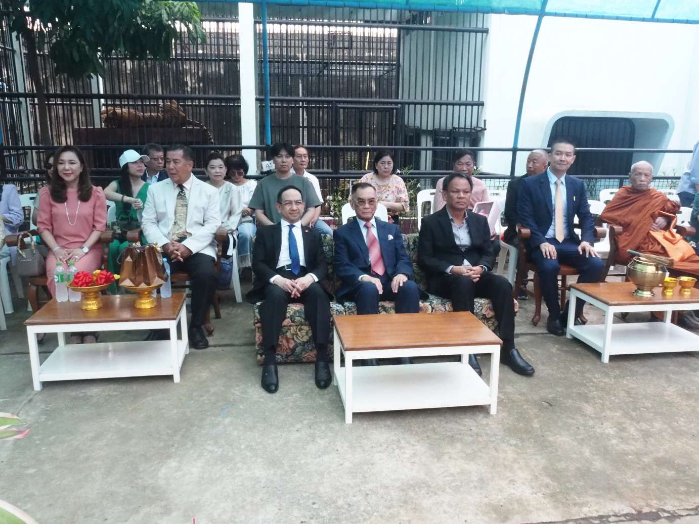 ฟาร์มจรเข้ฯสมุทรปราการเปิดศาลา 100ปีชาตกาลคุณพ่อ อุทัย ยังประภากร เมื่อเวลา10.30น.วันที่ 16 กรกฏาคม 2568 นายปองพล อดิเรกสาร อดีตรองนายกรัฐมนตรี นายปรพล อดิเรกสาร ที่ปรึกษาของรัฐมนตรีว่าการกระทรวงทรัพยากรธรรมชาติเเละสิ่งเเวดล้อม นายวัฒนา เจริญจิตร นายอำเภอเมืองสมุทรปราการ ร่วมเป็นประธานในพิธี เปิด ’ศาลา 100 ปี ชาตกาล‘ คุณพ่อ อุทัย ยังประภากร มีนายจรูญ ยังประภากร กรรมการบริหาร บริษัท ฟาร์มจระเข้และสวนสัตว์สมุทรปราการ กล่าวรายงานถึงประวัติความเป็นมาของฟาร์มจรเข้และสวนสัตว์สมุทรปราการ โดยมีนายธนชาติ ยังประภากร ผู้ช่วยกรรมการบริหารฟาร์มจระเข้และสวนสัตว์สมุทรปราการ พร้อมครอบครัวยังประภากร และแขกผู้ทรงเกียรติ ร่วมงานและร่วมมอบดอกไม้แสดงความยินดีกันจำนวนมาก นายจรูญ ยังประภากร กรรมการบริหาร บริษัท ฟาร์มจระเข้และสวนสัตว์สมุทรปราการ ในฐานะครอบครัว “ยังประภากร” ได้กล่าวถึงประวัติคุณพ่ออุทัย ยังประภากร ว่า ท่านเป็นผู้ที่เป็นผู้มีวิสัยทัศน์กว้างไกลในด้านอนุรักษ์จระเข้พันธุ์ไทย ไม่ให้สูญพันธุ์ และรวบรวมจระเข้พันธุ์ต่างๆจากทั่วโลก มาเพาะเลี้ยงที่ฟาร์มจระเข้แห่งนี้ ทำให้ประสบความสำเร็จในการเพาะเลี้ยง การขยายพันธุ์ และค้นพบวิธีการฟักไข่จระเข้แบบธรรมชาติสำเร็จเป็นคนแรกของโลก จนได้พัฒนาเป็นฟาร์มจระเข้และสวนสัตว์สมุทรปราการ โดยได้สร้างชื่อเสียงและรายได้ให้กับประเทศชาติตลอดมา “คุณพ่ออุทัย ไม่มีโอกาสได้รับการศึกษาในโรงเรียน เนื่องจากฐานะทางครอบครัว ทำให้ท่านเริ่มทำงานตั้งแต่เด็ก ศึกษาหาความรู้ด้วยตัวเอง จนสามารถอ่านเขียนภาษาจีนและไทยได้ ดังนั้นท่านจึงให้ความสำคัญกับการสนับสนุนการศึกษา โดยให้ทุนการศึกษาแก่นักเรียนทุกระดับ ทำให้เป็นแบบอย่างของความขยัน อดทน สู้ชีวิต มีจิตสาธารณะช่วยเหลือสังคมมาตลอดชีวิตของท่าน จึงเป็นบุคคลที่เป็นแบบอย่างที่สมควรได้รับการยกย่องอย่างแท้จริง และในโอกาสงาน100ปี ชาตกาล คุณพ่ออุทัย ยังประภากร ทางฟาร์มจรเข้ได้ยกเว้นค่าเข้าชมให้กับผู้สูงอายุและผู้พิการ ตั้งแต่วันนี้ จนถึงสิ้นเดือนกรกฏาคม 2568นี้