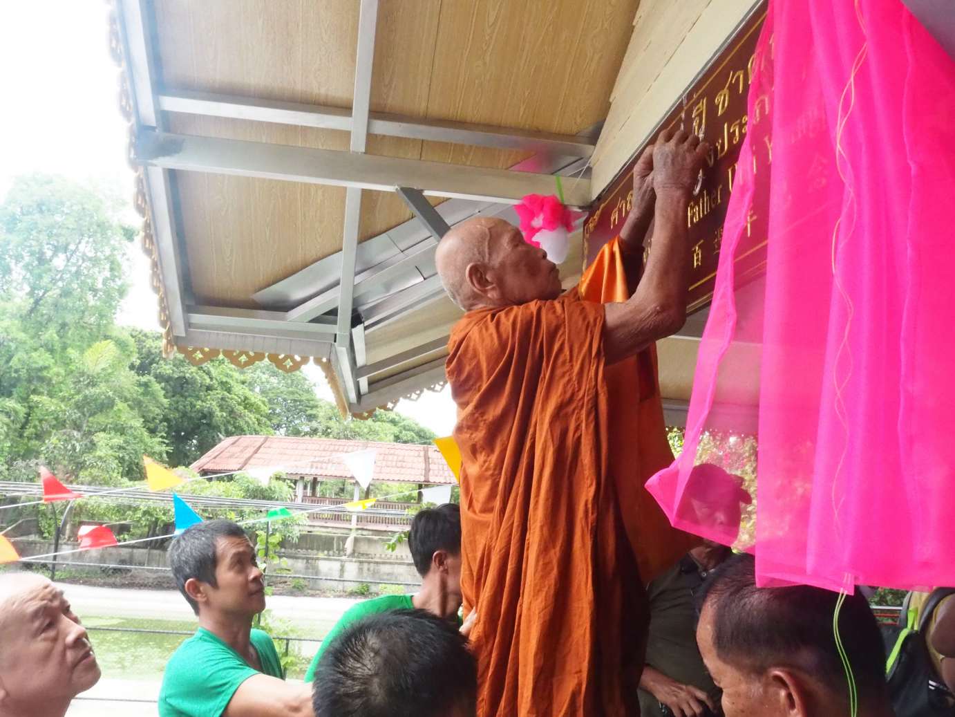ฟาร์มจรเข้ฯสมุทรปราการเปิดศาลา 100ปีชาตกาลคุณพ่อ อุทัย ยังประภากร เมื่อเวลา10.30น.วันที่ 16 กรกฏาคม 2568 นายปองพล อดิเรกสาร อดีตรองนายกรัฐมนตรี นายปรพล อดิเรกสาร ที่ปรึกษาของรัฐมนตรีว่าการกระทรวงทรัพยากรธรรมชาติเเละสิ่งเเวดล้อม นายวัฒนา เจริญจิตร นายอำเภอเมืองสมุทรปราการ ร่วมเป็นประธานในพิธี เปิด ’ศาลา 100 ปี ชาตกาล‘ คุณพ่อ อุทัย ยังประภากร มีนายจรูญ ยังประภากร กรรมการบริหาร บริษัท ฟาร์มจระเข้และสวนสัตว์สมุทรปราการ กล่าวรายงานถึงประวัติความเป็นมาของฟาร์มจรเข้และสวนสัตว์สมุทรปราการ โดยมีนายธนชาติ ยังประภากร ผู้ช่วยกรรมการบริหารฟาร์มจระเข้และสวนสัตว์สมุทรปราการ พร้อมครอบครัวยังประภากร และแขกผู้ทรงเกียรติ ร่วมงานและร่วมมอบดอกไม้แสดงความยินดีกันจำนวนมาก นายจรูญ ยังประภากร กรรมการบริหาร บริษัท ฟาร์มจระเข้และสวนสัตว์สมุทรปราการ ในฐานะครอบครัว “ยังประภากร” ได้กล่าวถึงประวัติคุณพ่ออุทัย ยังประภากร ว่า ท่านเป็นผู้ที่เป็นผู้มีวิสัยทัศน์กว้างไกลในด้านอนุรักษ์จระเข้พันธุ์ไทย ไม่ให้สูญพันธุ์ และรวบรวมจระเข้พันธุ์ต่างๆจากทั่วโลก มาเพาะเลี้ยงที่ฟาร์มจระเข้แห่งนี้ ทำให้ประสบความสำเร็จในการเพาะเลี้ยง การขยายพันธุ์ และค้นพบวิธีการฟักไข่จระเข้แบบธรรมชาติสำเร็จเป็นคนแรกของโลก จนได้พัฒนาเป็นฟาร์มจระเข้และสวนสัตว์สมุทรปราการ โดยได้สร้างชื่อเสียงและรายได้ให้กับประเทศชาติตลอดมา “คุณพ่ออุทัย ไม่มีโอกาสได้รับการศึกษาในโรงเรียน เนื่องจากฐานะทางครอบครัว ทำให้ท่านเริ่มทำงานตั้งแต่เด็ก ศึกษาหาความรู้ด้วยตัวเอง จนสามารถอ่านเขียนภาษาจีนและไทยได้ ดังนั้นท่านจึงให้ความสำคัญกับการสนับสนุนการศึกษา โดยให้ทุนการศึกษาแก่นักเรียนทุกระดับ ทำให้เป็นแบบอย่างของความขยัน อดทน สู้ชีวิต มีจิตสาธารณะช่วยเหลือสังคมมาตลอดชีวิตของท่าน จึงเป็นบุคคลที่เป็นแบบอย่างที่สมควรได้รับการยกย่องอย่างแท้จริง และในโอกาสงาน100ปี ชาตกาล คุณพ่ออุทัย ยังประภากร ทางฟาร์มจรเข้ได้ยกเว้นค่าเข้าชมให้กับผู้สูงอายุและผู้พิการ ตั้งแต่วันนี้ จนถึงสิ้นเดือนกรกฏาคม 2568นี้