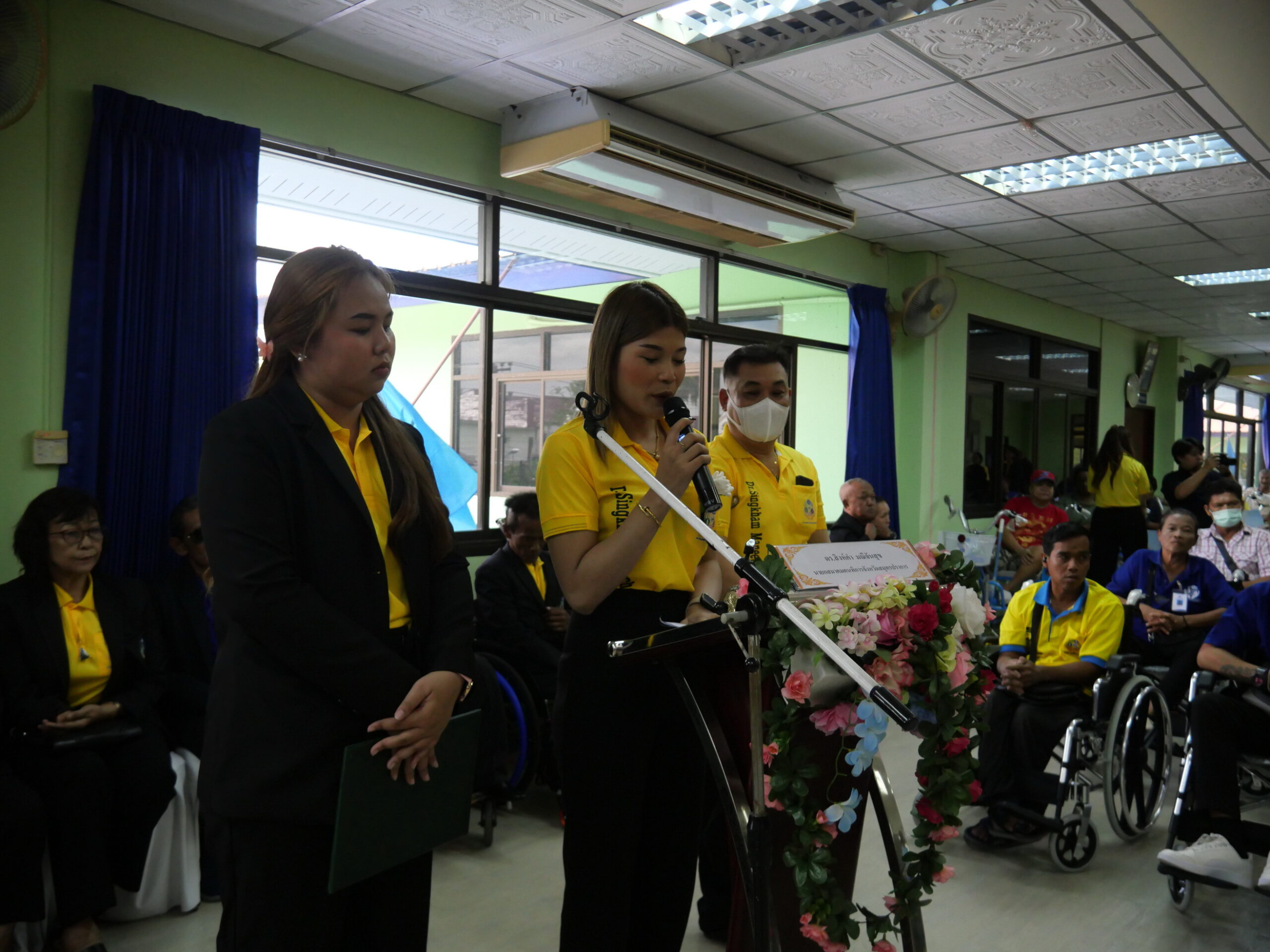 สมุทรปราการ สุทธิวิทย์ ชยุตม์วรกานต์ สุนทร ปานแสงทอง นายกอบจ.สป.มอบรถเข็น วีลแชร์ให้คนพิการ นายสุนทร ปานแสงทอง นายก อบจ.สมุทรปราการ ประธานในพิธีมอบอุปกรณ์เครื่องช่วยเหลือความพิการ รถเข็นนั่งวีลแชร์ และรถสามล้อชนิดมือโยก ตามโครงการศูนย์สาธิตและยืมอุปกรณ์เครื่องช่วยคนพิการ ฟื้นฟูสมรรถภาพที่บ้าน กองทุนฟื้นฟูสมรรถภาพจังหวัดสมุทรปราการให้กับคนพิการ โดยมีการขอรับการสนับสนุนรถเข็นนั่ง จำนวน 153 คน และ คนพิการทางการเคลื่อนไหว ขอรับการสนับสนุนรถสามล้อโยก จำนวน 15 คน ห้องประชุม ชั้น 2 สมาคมคนพิการ ซอยเพชรหึงษ์ 20 ตำบลบางกระสอบ อำเภอพระประแดง จังหวัดสมุทรปราการ นายสุนทร ปานแสงทอง นายกองค์การบริหารส่วนจังหวัดสมุทรปราการ และประธานกองทุนพื้นฟูสมรรถภาพจังหวัดสมุทรปราการ เป็นประธานในพิธี มอบการอุปกรณ์เครื่องช่วยเหลือความพิการ รถเข็นนั่งวีลแชร์ และรถสามล้อชนิดมือโยก ตามโครงการศูนย์สาธิตและยืมอุปกรณ์เครื่องช่วยคนพิการ ฟื้นฟูสมรรถภาพที่บ้าน กองทุนฟื้นฟูสมรรถภาพจังหวัดสมุทรปราการ พร้อมกล่าวให้โอวาท เพื่อเป็นขวัญและกำลังใจให้คนพิการที่เข้าร่วมงาน โดยมี ดร.สิงห์คำ มณีจันสุข นายกสมาคมคนพิการจังหวัดสมุทรปราการ กล่าวรายงานถึงวัตถุประสงค์ของการจัดงาน โดยมี คณะผู้บริหาร เลขานุการนายก อบจ.สมาชิกสภา อบจ.หัวหน้าส่วนราชการ คณะกรรมการสมาคมคนพิการ ตลอดจน แขกผู้มีเกียรติ และผู้พิการในเขตพื้นที่จังหวัดสมุทรปราการ เข้าร่วมพิธี คนพิการที่ขึ้นทะเบียนกับสำนักงานพัฒนาสังคมและความมั่นคงของมนุษย์จังหวัดสมุทรปราการ พบว่าคนพิการทางการเคลื่อนไหวมีจำนวนมากกว่าคนพิการประเภทอื่น ๆ สาเหตุหลักของความพิการส่วนใหญ่เกิดจากอุบัติเหตุบนท้องถนน การเจ็บป่วย การประกอบอาชีพหรือแม้แต่การใช้ชีวิตประจำวัน ดังนั้นการส่งเสริมและพัฒนาคุณภาพชีวิตคนการเพื่อให้ใด้รับโอกาสและการเข้าถึงสิทธิเป็นสิ่งจำเป็นอย่างยิ่งซึ่งหน่วยงานภาครัฐที่เกี่ยวต้องให้ความสำคัญมากเป็นพิเศษ เครื่องช่วยความพิการ เช่นรถเข็นนั่ง รถสามล้อโยก ถือว่าเป็นสิ่งจำเป็นอย่างยิ่งสำหรับคนพิการทางการเคลื่อนไหว สมาคมคนพิการจึงได้ตระหนักและให้ความสำคัญในการพัฒนาคุณภาพชีวิตคนพิการ ได้ร่วมมือกับหน่วยงานทั้งภาครัฐหรือภาคเอกชนที่เกี่ยวข้องมาโดยตลอดเพื่อให้คนพิการได้รับการส่งเสริมและพัฒนาคุณภาพชีวิต การเข้าถึงสิทธิจากหน่วยงานภาครัฐ ทางสมาคมคนพิการจังหวัดสมุทรปราการ จึงได้จัดโครงการศูนย์สาธิตและยืมอุปกรณ์เครื่องช่วยความพิการฟื้นฟูสมรรถภาพที่บ้าน ขึ้นเพื่อมอบกายอุปกรณ์ รถเข็นนั่ง รถสามล้อโยก ให้กับคนพิการเพื่อนำไปใช้ในชีวิตประจำวัน อีกทั้งเป็นการส่งเสริมให้คนพิการได้รับการพัฒนาศักยภาพ สร้างเสริมสุขภาวะให้มีคุณภาพชีวิตที่ดีสามารถอยู่ร่วมกันในสังคมได้อย่างมีความสุขต่อไป โดยโครงการดังกล่าว เพื่อให้คนพิการทางการเคลื่อนไหวที่มีความจำเป็นต้องใช้กายอุปกรณ์เครื่องช่วยความพิการในการใช้ชีวิตประจำวันให้ได้รับความสะดวกปลอดภัยมาก เพื่อส่งเสริมให้คนพิการได้รับการฟื้นฟูสมรรถภาพสามารถใช้ชีวิตในสังคมได้อย่างมีความสุข เพื่อให้คนพิการเข้าถึงสิทธิในการรับบริการของหน่วยงานภาครัฐกลุ่มเป้าหมาย ประกอบด้วย คนพิการทางการเคลื่อนไหว ขอรับการสนับสนุนรถเข็นนั่ง จำนวน 153 คน และ คนพิการทางการเคลื่อนไหว ขอรับการสนับสนุนรถสามล้อโยก จำนวน 15 คน สำหรับงบประมาณโครงการได้รับการสนับสนุนจากกองทุนพื้นพื้นฟูสมรรถภาพ จังหวัดสมุทรปราการ จำนวน 1,252,500 บาท (หนึ่งล้านสองแสนห้าหมื่นสองพันห้าร้อยบาทถ้วน)