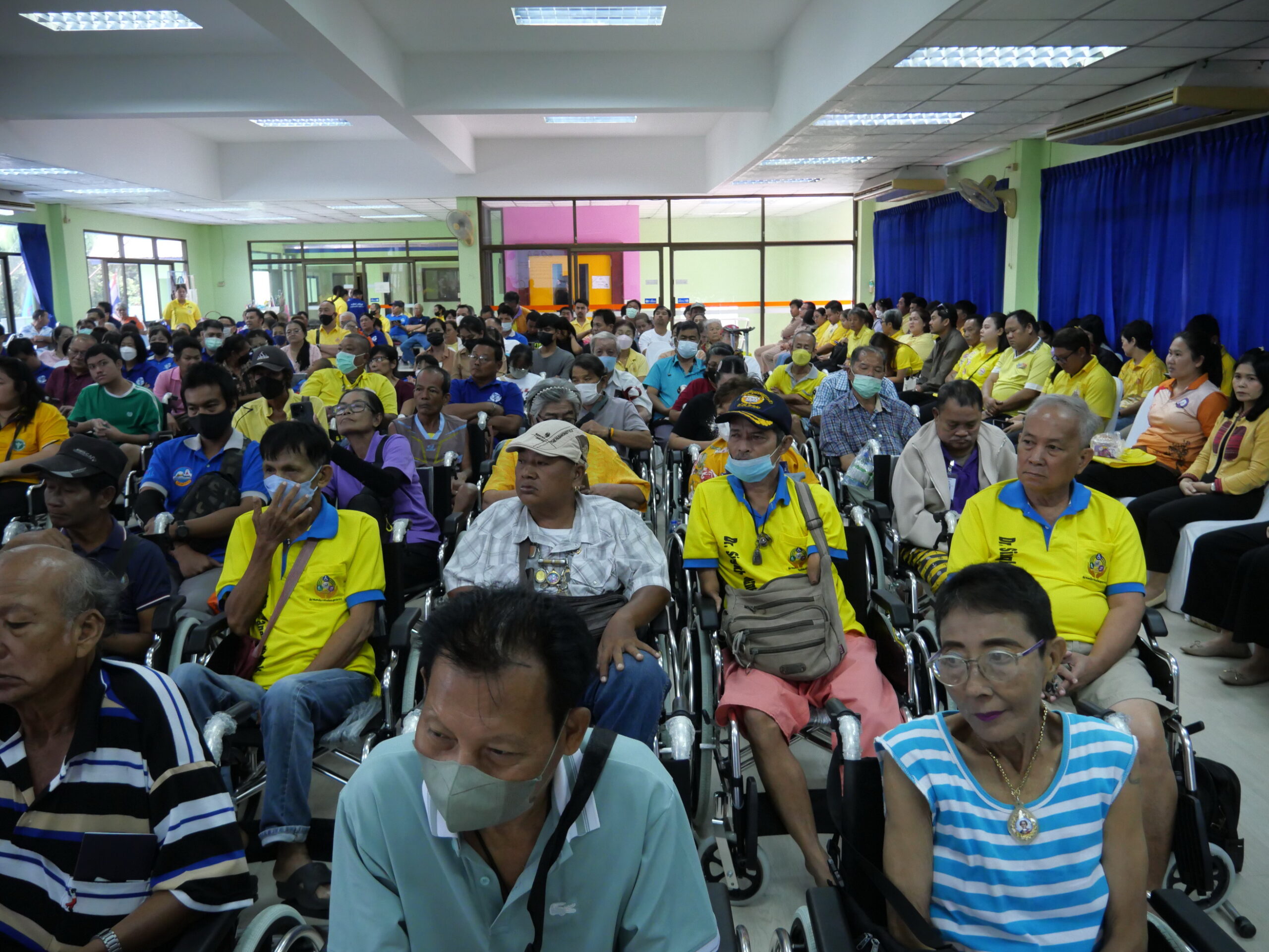 สมุทรปราการ สุทธิวิทย์ ชยุตม์วรกานต์ สุนทร ปานแสงทอง นายกอบจ.สป.มอบรถเข็น วีลแชร์ให้คนพิการ นายสุนทร ปานแสงทอง นายก อบจ.สมุทรปราการ ประธานในพิธีมอบอุปกรณ์เครื่องช่วยเหลือความพิการ รถเข็นนั่งวีลแชร์ และรถสามล้อชนิดมือโยก ตามโครงการศูนย์สาธิตและยืมอุปกรณ์เครื่องช่วยคนพิการ ฟื้นฟูสมรรถภาพที่บ้าน กองทุนฟื้นฟูสมรรถภาพจังหวัดสมุทรปราการให้กับคนพิการ โดยมีการขอรับการสนับสนุนรถเข็นนั่ง จำนวน 153 คน และ คนพิการทางการเคลื่อนไหว ขอรับการสนับสนุนรถสามล้อโยก จำนวน 15 คน ห้องประชุม ชั้น 2 สมาคมคนพิการ ซอยเพชรหึงษ์ 20 ตำบลบางกระสอบ อำเภอพระประแดง จังหวัดสมุทรปราการ นายสุนทร ปานแสงทอง นายกองค์การบริหารส่วนจังหวัดสมุทรปราการ และประธานกองทุนพื้นฟูสมรรถภาพจังหวัดสมุทรปราการ เป็นประธานในพิธี มอบการอุปกรณ์เครื่องช่วยเหลือความพิการ รถเข็นนั่งวีลแชร์ และรถสามล้อชนิดมือโยก ตามโครงการศูนย์สาธิตและยืมอุปกรณ์เครื่องช่วยคนพิการ ฟื้นฟูสมรรถภาพที่บ้าน กองทุนฟื้นฟูสมรรถภาพจังหวัดสมุทรปราการ พร้อมกล่าวให้โอวาท เพื่อเป็นขวัญและกำลังใจให้คนพิการที่เข้าร่วมงาน โดยมี ดร.สิงห์คำ มณีจันสุข นายกสมาคมคนพิการจังหวัดสมุทรปราการ กล่าวรายงานถึงวัตถุประสงค์ของการจัดงาน โดยมี คณะผู้บริหาร เลขานุการนายก อบจ.สมาชิกสภา อบจ.หัวหน้าส่วนราชการ คณะกรรมการสมาคมคนพิการ ตลอดจน แขกผู้มีเกียรติ และผู้พิการในเขตพื้นที่จังหวัดสมุทรปราการ เข้าร่วมพิธี คนพิการที่ขึ้นทะเบียนกับสำนักงานพัฒนาสังคมและความมั่นคงของมนุษย์จังหวัดสมุทรปราการ พบว่าคนพิการทางการเคลื่อนไหวมีจำนวนมากกว่าคนพิการประเภทอื่น ๆ สาเหตุหลักของความพิการส่วนใหญ่เกิดจากอุบัติเหตุบนท้องถนน การเจ็บป่วย การประกอบอาชีพหรือแม้แต่การใช้ชีวิตประจำวัน ดังนั้นการส่งเสริมและพัฒนาคุณภาพชีวิตคนการเพื่อให้ใด้รับโอกาสและการเข้าถึงสิทธิเป็นสิ่งจำเป็นอย่างยิ่งซึ่งหน่วยงานภาครัฐที่เกี่ยวต้องให้ความสำคัญมากเป็นพิเศษ เครื่องช่วยความพิการ เช่นรถเข็นนั่ง รถสามล้อโยก ถือว่าเป็นสิ่งจำเป็นอย่างยิ่งสำหรับคนพิการทางการเคลื่อนไหว สมาคมคนพิการจึงได้ตระหนักและให้ความสำคัญในการพัฒนาคุณภาพชีวิตคนพิการ ได้ร่วมมือกับหน่วยงานทั้งภาครัฐหรือภาคเอกชนที่เกี่ยวข้องมาโดยตลอดเพื่อให้คนพิการได้รับการส่งเสริมและพัฒนาคุณภาพชีวิต การเข้าถึงสิทธิจากหน่วยงานภาครัฐ ทางสมาคมคนพิการจังหวัดสมุทรปราการ จึงได้จัดโครงการศูนย์สาธิตและยืมอุปกรณ์เครื่องช่วยความพิการฟื้นฟูสมรรถภาพที่บ้าน ขึ้นเพื่อมอบกายอุปกรณ์ รถเข็นนั่ง รถสามล้อโยก ให้กับคนพิการเพื่อนำไปใช้ในชีวิตประจำวัน อีกทั้งเป็นการส่งเสริมให้คนพิการได้รับการพัฒนาศักยภาพ สร้างเสริมสุขภาวะให้มีคุณภาพชีวิตที่ดีสามารถอยู่ร่วมกันในสังคมได้อย่างมีความสุขต่อไป โดยโครงการดังกล่าว เพื่อให้คนพิการทางการเคลื่อนไหวที่มีความจำเป็นต้องใช้กายอุปกรณ์เครื่องช่วยความพิการในการใช้ชีวิตประจำวันให้ได้รับความสะดวกปลอดภัยมาก เพื่อส่งเสริมให้คนพิการได้รับการฟื้นฟูสมรรถภาพสามารถใช้ชีวิตในสังคมได้อย่างมีความสุข เพื่อให้คนพิการเข้าถึงสิทธิในการรับบริการของหน่วยงานภาครัฐกลุ่มเป้าหมาย ประกอบด้วย คนพิการทางการเคลื่อนไหว ขอรับการสนับสนุนรถเข็นนั่ง จำนวน 153 คน และ คนพิการทางการเคลื่อนไหว ขอรับการสนับสนุนรถสามล้อโยก จำนวน 15 คน สำหรับงบประมาณโครงการได้รับการสนับสนุนจากกองทุนพื้นพื้นฟูสมรรถภาพ จังหวัดสมุทรปราการ จำนวน 1,252,500 บาท (หนึ่งล้านสองแสนห้าหมื่นสองพันห้าร้อยบาทถ้วน)